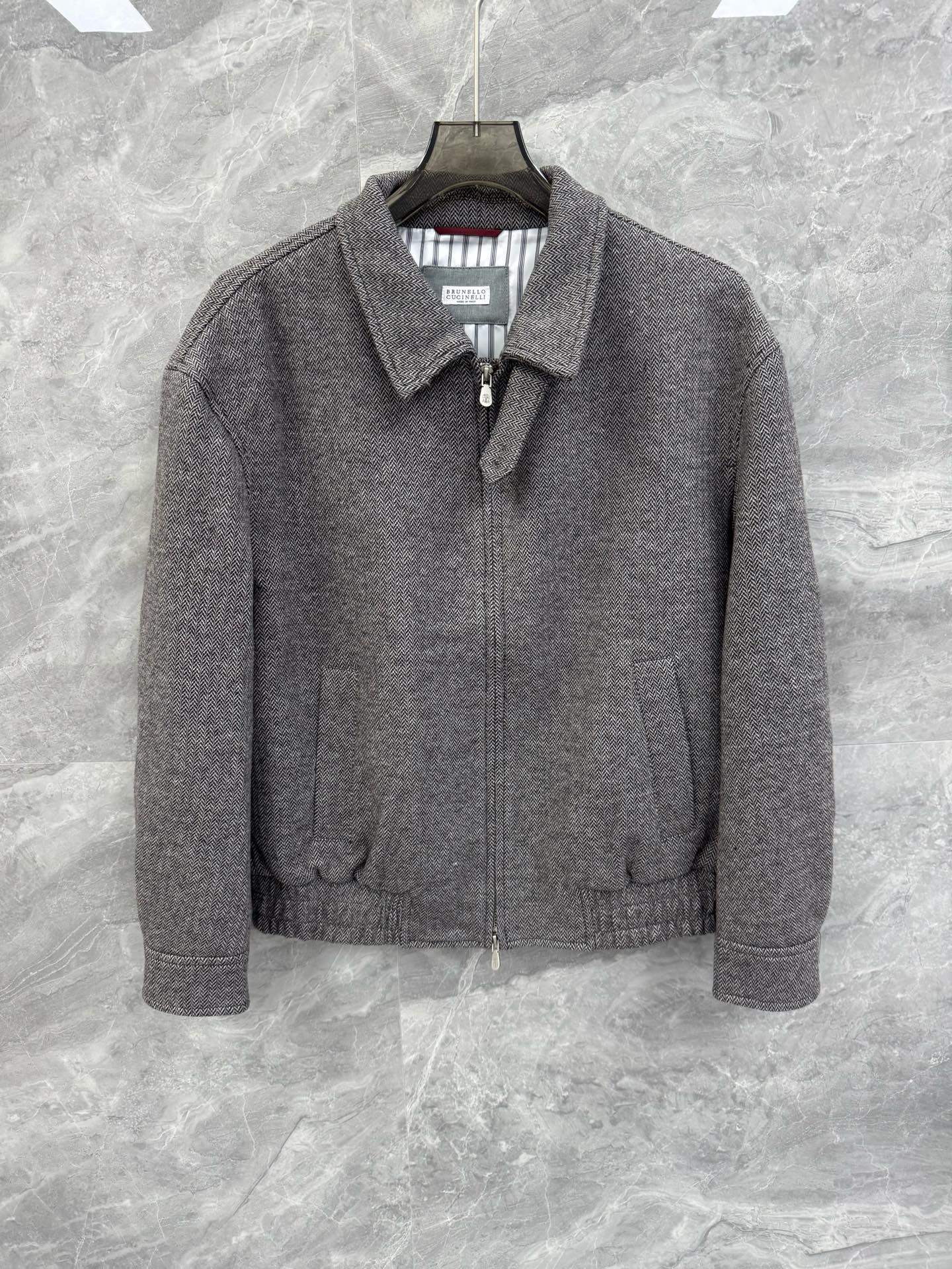 NO:626789,SOLO 25 new autumn and winter BC old-money style light luxury woolen jacket, a must-have high-end woolen casual shirt collar jacket for elite men. It is produced by Italian OEM and is released in the lead of major buying stores. It is an extremely simple and charming phenomenon-level item, thick and warm woolen material, continuing BC's exquisite tailoring technology, and a must-have versatile artifact for the wardrobe!  All of BC's clothing uses the top fabrics in today's clothing industry, coupled with Italy's unique traditional craftsmanship, which gives the brand the reputation of 'a true luxury product in the clothing industry'. Each piece of clothing will be inspected at least 6 times inside and out before being released to ensure that all quality reaches Brunello Cuci*elli  level. BC products are undoubtedly the best choice in every aspect. They have to be stylish, have an effective upper body effect, have to have a tailored cut, have a well-designed design, and are long-lasting. The aristocratic aura of the upper body is irreplaceable and very classy.  Classic urban sportsman minimalism, low-key and subtle. The metal engraved zipper opening and closing completes the design style and highlights the brand image. It is made of fully customized imported woolen material and double-layered lining. It is first-class in keeping warm in autumn and winter. The texture is very unique. You can know it by feeling the fabric. That layered texture.  As well as the tedious craftsmanship, there is no copying. It is very wide and natural, and the entire pattern is also excellent. It seems simple, but in fact it is amazing. The workmanship everywhere is perfect and the details are perfect. No matter how much you say without seeing it, it is empty talk. Only by taking a closer look can you understand the secret!  Color Brown Gray Size M-3XL M Bust 106 Shoulder Width 52 Sleeve Length 57 Clothes Length 68 Large Bust 110 Shoulder Width 53 Sleeve Length 58 Clothes Length 69  Bust 122, shoulder width 56, sleeve length 61, dress length 72. Size recommendation: Wear M size if you are under 130 catties, L size if you are 130-145 catties, XL size if you are 145-160 catties, 2XL size if you are 160-175 catties, 3XL size if you are 175-190 kg, brunello cucinelli,jackets & coats,jackets & coats,alexander wang19860909SOLO 25秋冬新款BC老钱风轻奢毛呢外套,精英男士必备高端毛呢休闲衬衣领夹克.意大利代工出品,领先各大买手店发布.极致简约且魅力十足的现象级单品,厚实保暖的毛呢材质,延续BC精致的剪裁工艺,衣橱必备的百搭神器！ BC所有服饰均选用现今服装界最顶级的面料,加上意大利得天独厚的传统手工艺使得该品牌又有 “服装界真正的奢侈品” 之美誉.每件服饰在面世前至少会被里里外外检查6遍以上,以保证所有的品质都能达到Brunello Cuci*elli 的级别.BC的东西无论是哪个方面无疑都是最好的选择,要款式有款式,要上身效果有效果,要剪裁有剪裁,要设计有设计,而且经久不衰,上身的贵族气场无法替代,并且很有档次 经典的都市型男极简主义,低调含蓄.金属刻字拉链开合,完善设计风格,彰显品牌形象.全定制的进口毛呢材质打造而成,双层内衬,秋冬季节保暖一流,质感十分独特,大家感受面料即可知晓,那种富有层次的质感,以及繁琐的工艺都是无复制的存在.挺阔自然,衬托的整个版型也是极为出色,看似简单,实则让人惊艳,浑身上下的各处做工都是完美的细节彰显.说的再多东西没看到都是空话,只有拿到了细细把关才能明白奥秘所在！颜色咖色 灰色 尺码M-3XL M码 胸围106 肩宽52 袖长57 衣长68 L码 胸围110 肩宽53 袖长58 衣长69 XL码胸围114 肩宽54 袖长59 衣长70 2XL码 胸围118 肩宽55 袖长60 衣长71 3XL码 胸围122 肩宽56 袖长61 衣长72 尺码推荐 130斤以内穿M码,130-145斤穿L码,145-160斤穿XL码,160-175斤穿2XL码,175-190斤穿3XL码,,brunello cucinelli,jackets & coats,jackets & coats,alexander wang,Men's clothing