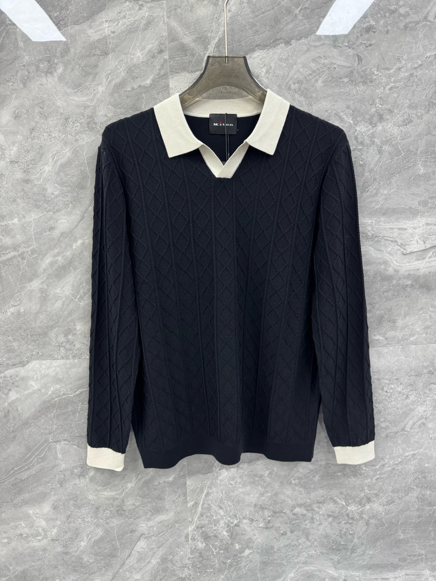 NO:622186,New product SOLO 25 autumn and winter new perfectionist Kiton cable knit seagull neck sweater, men's high-end business knitted long-sleeved polo shirt. Sharing of top domestic sales channels, Italian OEM orders. Knitting technology, high-end wool blended knitted fabrics. Italian seagull collar design, clenafit old money style, eliminating complexity and simplicity, elegant and noble temperament, a must-have for urban men!  The overall shape is elegant and elegant, and the body is cable knitted. The fabric is made of high-end wool blended knitted yarn, which has a perfect touch against the skin, a natural drape, and is super comfortable and pleasant to wear next to the body. The texture is different from ordinary knitted fabrics, and the overall wiring workmanship is very clear and meticulous!  High-end fashion products that are visible to the naked eye!  Color Black Beige Gray Upper Green Size M-3XL M Size Bust 98 Shoulder Width 43 Sleeve Length 60 Clothing Length 68 L Size Bust 102 Shoulder Width 44 Sleeve Length 61 Clothing Length 69  Bust 114, Shoulder Width 47, Sleeve Length 64, Clothes Length 72. Size recommendation: Wear M size if you are under 130 catties, L size if you are 130-145 catties, XL size if you are 145-160 catties, 2XL size if you are 160-175 catties, 3XL size if you are 175-190 kg, sweaters, alexander wang19860909新品 SOLO 25秋冬新款完美主义者Kiton绞花针织海鸥领毛衣,男士高端商务针织长袖马球衫.顶级内销渠道分享,意大利代工订单.起脚针织工艺,高端羊毛混纺针织面料.意式海鸥领设计,clenafit 老钱风 去繁从简,气质优雅高贵,都市型男必备！ 整体造型大气典雅,衣身绞花针织工艺.面料采用高端羊毛混纺针织纱线,触肤感完美,垂感自然,贴身穿做超级舒适宜人.质感区分普通针织面料,整体走线做工非常明朗缜密！肉眼可辨的高端的时尚产物！颜色黑色 米灰 上青 尺码M-3XL M码 胸围98 肩宽43 袖长60 衣长68 L码 胸围102 肩宽44 袖长61 衣长69 XL码胸围106 肩宽45 袖长62 衣长70 2XL码 胸围110 肩宽46 袖长63 衣长71 3XL码 胸围114 肩宽47 袖长64 衣长72 尺码推荐 130斤以内穿M码,130-145斤穿L码,145-160斤穿XL码,160-175斤穿2XL码,175-190斤穿3XL码,,sweaters,alexander wang,Men's clothing