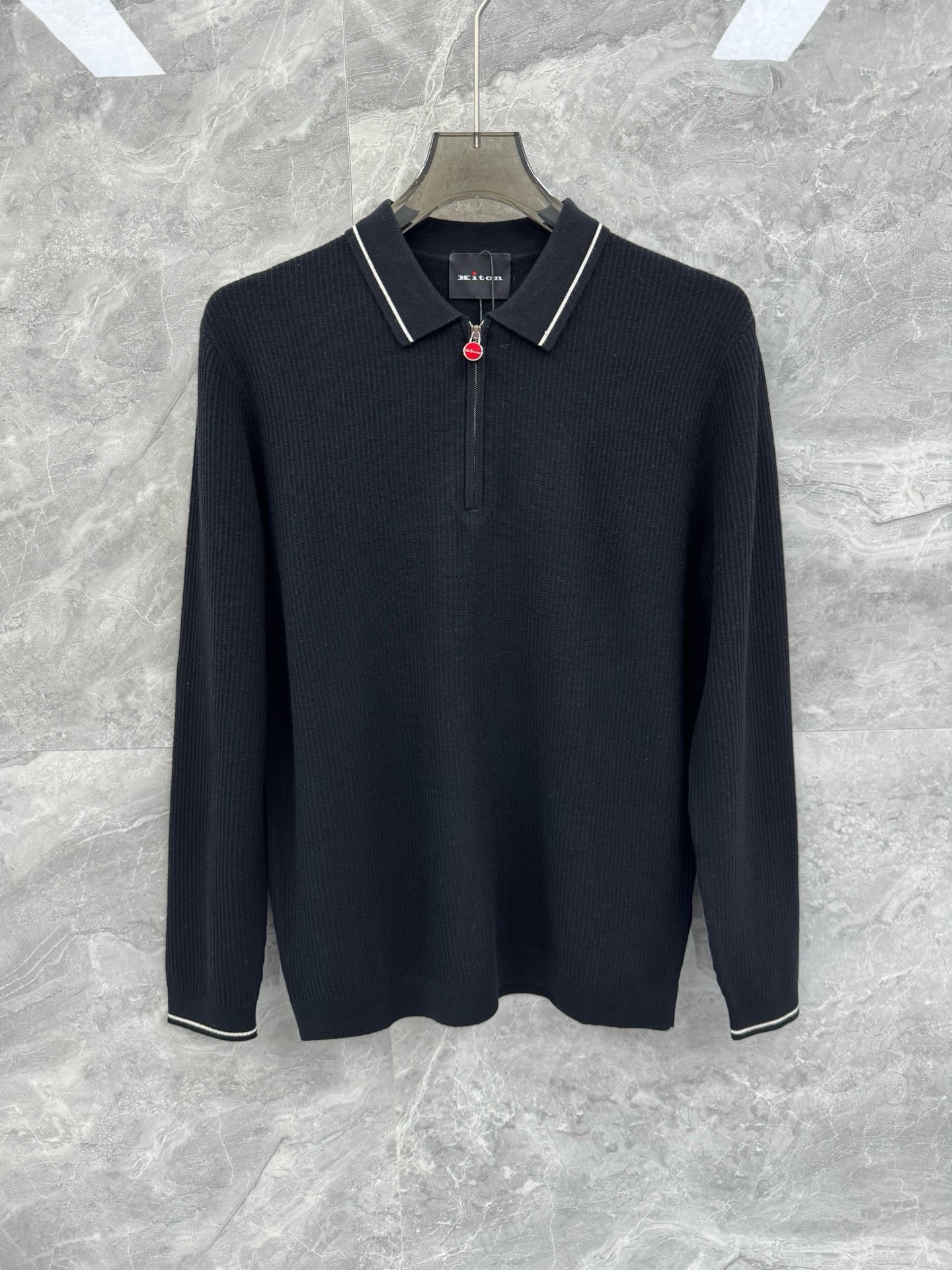 NO:653799,SOLO's new autumn and winter perfectionist Kiton high-end business wool blended sweater, top domestic sales channel sharing, Italian OEM orders. Half-zip lapel design, kick knitting technology, high-end wool blended yarn knitted fabric, elegant and noble temperament, showing the brand's luxurious style, a must-have for urban men!  The overall shape is elegant and elegant, with a metal lettering pendant and a half-zipper design. The fabric is made of high-end wool blended knitted yarn and knitting technology. It feels perfect against the skin, has a natural drape, and is super comfortable and pleasant to wear next to the body. The texture is different from ordinary knitted fabrics, and the overall wiring is very clear and meticulous!  High-end fashion products that are visible to the naked eye!  Color Black Gray Beige Blue Brown Size M-3XL M Size Bust 98 Shoulder Width 43 Sleeve Length 65 Clothes Length 69 L Size Chest 102 Shoulder Width 44 Sleeve Length 66 Clothes Length 70  3XL, bust 114, shoulder width 47, sleeve length 69, dress length 73. Size recommendation: Wear M size if you are under 130 catties, L size if you are 130-145 catties, XL size if you are 145-160 catties, 2XL size if you are 160-175 kg, 3XL if you are 175-190 catties, alexander wang19860909SOLO秋冬新款完美主义者Kiton高端商务羊毛混纺针织衫,顶级内销渠道分享,意大利代工订单.半拉链翻领设计,起脚针织工艺,高端羊毛混纺纱线针织面料,气质优雅高贵,呈现出品牌的奢华范儿,都市型男必备！ 整体造型大气典雅,金属刻字挂坠半拉链设计,面料采用高端羊毛混纺针织纱线,起脚针织工艺.触肤感完美,垂感自然,贴身穿做超级舒适宜人.质感区分普通针织面料,整体走线做工非常明朗缜密！肉眼可辨的高端的时尚产物！颜色黑色 灰米 兰色 咖啡色 尺码M-3XL M码胸围98 肩宽43 袖长65 衣长69 L码 胸围102 肩宽44 袖长66 衣长70 XL码 胸围106 肩宽45 袖长67 衣长71 2XL码 胸围110 肩宽46 袖长68 衣长72 3XL码 胸围114 肩宽47 袖长69 衣长73 尺码推荐 130斤以内穿M码,130-145斤穿L码,145-160斤穿XL码,160-175斤穿2XL码,175-190斤穿3XL,,alexander wang,Men's clothing