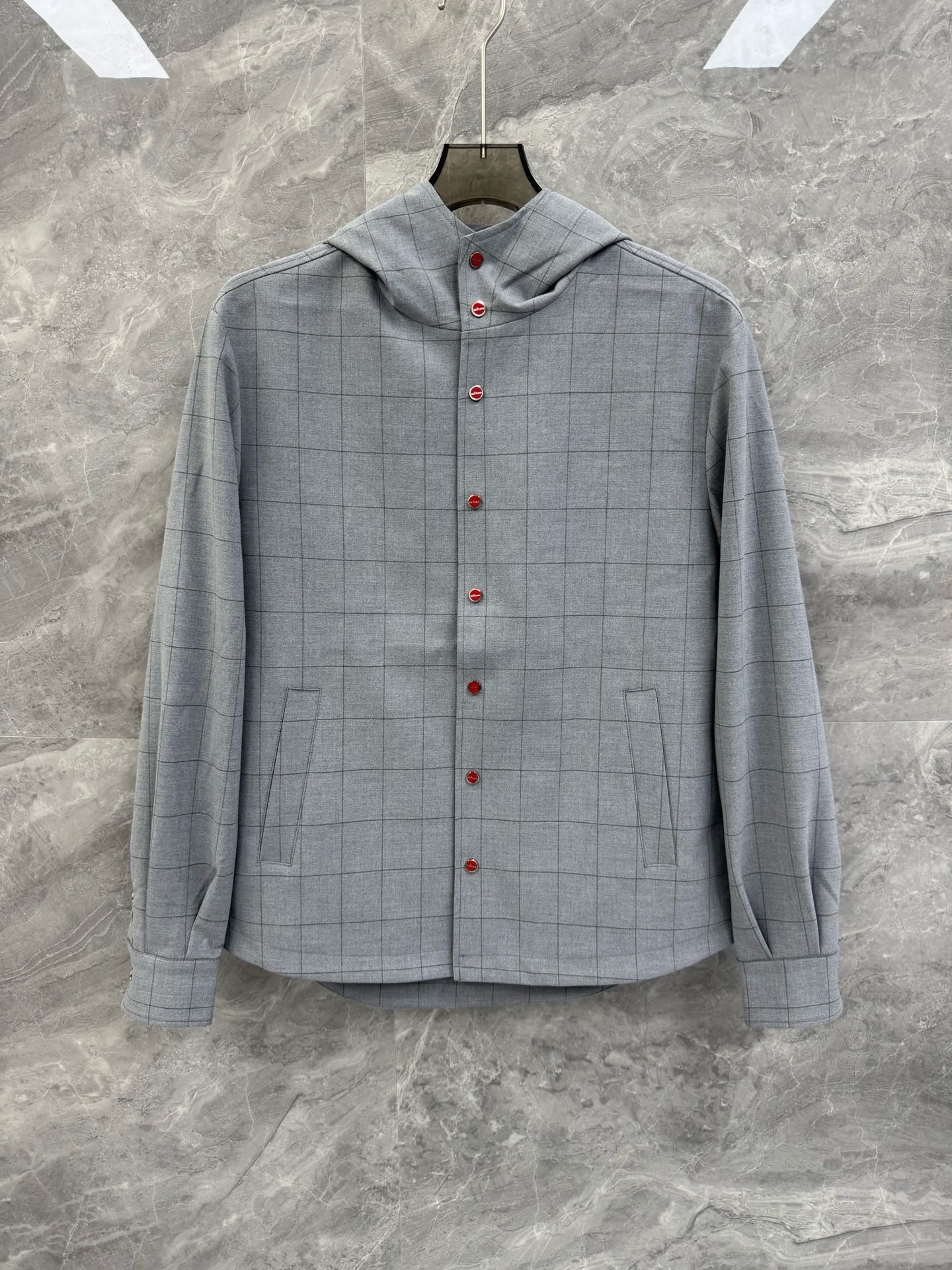 NO:653834,SOL 25 new autumn and winter Kiton wool plaid jacket, a must-have business casual hooded jacket for elite men. An extremely simple and charming phenomenon-level item with literary and artistic plaid elements. High-end wool blend material, with metal engraved snap buttons, continuing Kiton's exquisite tailoring technology, a must-have versatile artifact for the wardrobe!  Kiton is more than just a clothing brand, it represents one of the highest artistic achievements in men's handmade customization. It combines Italy's long tradition of handcrafting, its persistent pursuit of top-quality materials and its infinite demands for perfect details to create comfortable and elegant clothing that can be called a work of art for gentlemen who pursue the ultimate. Owning a piece of Kiton is one of the ultimate expressions of taste, wealth and the pursuit of excellence in life.  Fully customized imported wool blend material, plaid polyester fiber lining, the texture is very unique, you can know it by feeling the fabric. It is quite wide and natural, and the entire silhouette is also excellent. It seems simple, but in fact it is amazing. The workmanship everywhere is perfect details. Color Gray Dark Gray Size S-2XL S Size Bust 108 Shoulder Width 47 Sleeve Length 62 Clothes Length 69 M Size Bust 112 Shoulder Width 48 Sleeve Length 63  Length 70 L, bust 116, shoulder width 49, sleeve length 64, length 71 XL, bust 120, shoulder width 50, sleeve length 65, length 72 2  Wear size S under 130 pounds, wear size M between 130-145 pounds, wear size L between 145-160 pounds, wear size XL between 160-175 pounds, wear size 2XL under 175-190 pounds,,jackets & coats,jackets & coats,hats,alexander wang19860909SOL 25秋冬新款Kiton羊毛格子外套,精英男士必备商务休闲连帽夹克.极致简约且魅力十足的现象级单品,文艺十足的格子元素.高端羊毛混纺材质,搭配金属刻字按扣,延续Kiton精致的剪裁工艺,衣橱必备的百搭神器！ Kiton 不仅仅是一个服装品牌,它代表着男装手工定制的最高艺术成就之一.它融合了意大利悠久的手工传统、对顶级材料的执着追求和对完美细节的无限苛求,为追求极致的绅士们打造出舒适优雅、堪称艺术品的服装.拥有一件 Kiton,是品味、财富和对卓越生活追求的终极体现之一. 全定制的进口羊毛混纺材质,格纹聚酯纤维内衬,质感十分独特,大家感受面料即可知晓.挺阔自然,衬托的整个版型也是极为出色,看似简单,实则让人惊艳,浑身上下的各处做工都是完美的细节彰显.颜色灰色 深灰 尺码S-2XL S码 胸围108 肩宽47 袖长62 衣长69 M码胸围112 肩宽48 袖长63 衣长70 L码 胸围116 肩宽49 袖长64 衣长71 XL码 胸围120 肩宽50 袖长65 衣长72 2XL码 胸围124 肩宽51 袖长66 衣长73 尺码推荐 130斤以内穿S码,130-145斤穿M码,145-160斤穿L码,160-175斤穿XL码,175-190斤穿2XL码,,jackets & coats,jackets & coats,hats,alexander wang,Men's clothing