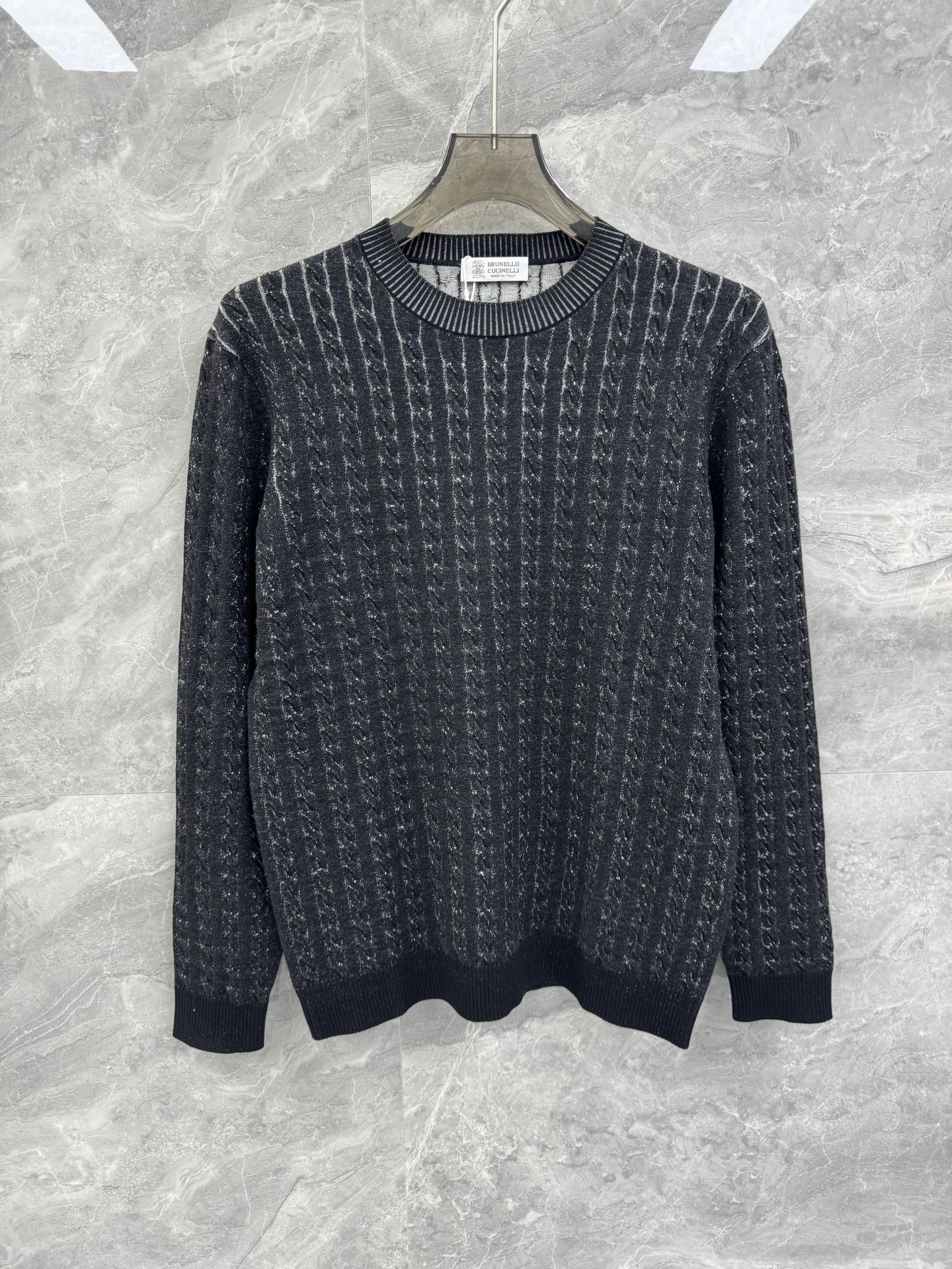 NO:656482,SOLO 25 new autumn and winter BC twist knitted style wool blended sweater, men's old money style casual urban sweater. Top domestic sales channel sharing, Italy's top luxury brand Brunello Cuci*elli. Minimalist and elegant design, twist knitted shape, high-end wool blended fabric, showing the brand's luxurious temperament, a must-have for urban men!  All of BC's clothing uses the top fabrics in today's clothing industry, coupled with Italy's unique traditional craftsmanship, which gives the brand the reputation of 'a true luxury product in the clothing industry'. Each piece of clothing will be inspected at least 6 times inside and out before being released to ensure that all quality reaches Brunello Cuci*elli  grade. BC products are undoubtedly the best choice in every aspect. They have to be stylish, have an effective upper body effect, have a tailoring, a design, and are long-lasting. The aristocratic aura of the upper body is irreplaceable, and it’s very classy!  The overall shape is elegant and elegant, and the fabric is made of high-end wool knitted yarn, which has a perfect touch against the skin, a natural drape, and is super comfortable and pleasant to wear next to the body. The texture is different from ordinary knitted fabrics, and the overall wiring workmanship is very clear and meticulous!  High-end fashion products that are visible to the naked eye!  Size M-3XL Color Black Camel Gray M Size Bust 100 Shoulder Width 43 Sleeve Length 62 Clothing Length 67 L Size Bust 104 Shoulder Width 44 Sleeve Length 63 Clothing Length 68  Bust 116, shoulder width 47, sleeve length 66, dress length 71. Size recommendation: Wear M size if you are under 130 catties, L size if you are 130-145 catties, XL size if you are 145-160 catties, 2XL size if you are 160-175 catties, 3XL size if you are 175-185 kg, brunello cucinelli, sweaters, alexander wang19860909SOLO 25秋冬新款BC麻花针织造型羊毛混纺毛衣,男士老钱风休闲都市针织衫.顶级内销渠道分享,意大利顶级奢侈品牌Brunello Cuci*elli.极简大气的设计,麻花针织造型,高端羊毛混纺面料,呈现出品牌的奢华气质范儿,都市型男必备！ BC所有服饰均选用现今服装界最顶级的面料,加上意大利得天独厚的传统手工艺使得该品牌又有 “服装界真正的奢侈品” 之美誉.每件服饰在面世前至少会被里里外外检查6遍以上,以保证所有的品质都能达到Brunello Cuci*elli 的级别.BC的东西无论是哪个方面无疑都是最好的选择,要款式有款式,要上身效果有效果,要剪裁有剪裁,要设计有设计,而且经久不衰,上身的贵族气场无法替代,并且很有档次！ 整体造型大气典雅,面料采用高端羊毛针织纱线,触肤感完美,垂感自然,贴身穿做超级舒适宜人.质感区分普通针织面料,整体走线做工非常明朗缜密！肉眼可辨的高端的时尚产物！尺码M-3XL 颜色黑色 驼色 灰色 M码 胸围100 肩宽43 袖长62 衣长67 L码 胸围104 肩宽44 袖长63 衣长68 XL码胸围108 肩宽45 袖长64 衣长69 2XL码 胸围112 肩宽46 袖长65 衣长70 3XL码 胸围116 肩宽47 袖长66 衣长71 尺码推荐 130斤以内穿M码,130-145斤穿L码,145-160斤穿XL码,160-175斤穿2XL码,175-185斤穿3XL码,,brunello cucinelli,sweaters,alexander wang,Men's clothing