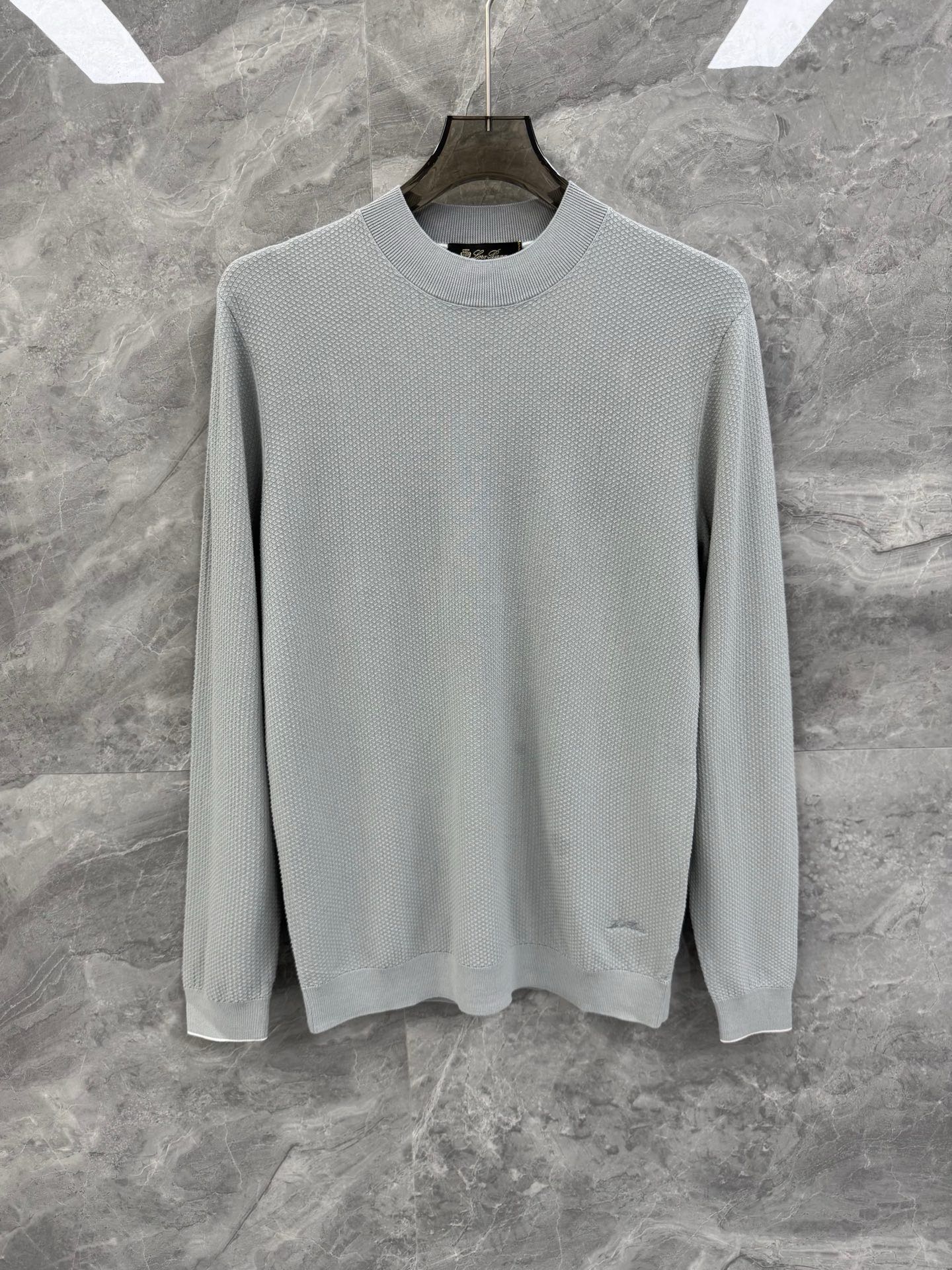 NO:653806,SOLO 25 new autumn and winter Loro pi*na minimalist pineapple pattern wool blended sweater, men's versatile casual knitted long-sleeved sweater. Shared by top domestic sales channels, rare orders from the same channel in Italy, a must-have top luxury brand LP for elite men. Minimalist body shape, embroidered logo along the hem. Top knitted pineapple pattern fabric, full of elasticity, high-end inner wear and outer wear artifact, showing the brand's luxurious temperament, a must-have for urban men!  Loro Piana, the top luxury brand from Italy with a long history, LP, has been pursuing excellent quality and craftsmanship for the past 100 years. LP products are the best choice in every aspect. They need to be stylish, have an effective upper body effect, have tailoring and design, and are long-lasting. The aristocratic aura of the upper body is irreplaceable, and it is very classy!  The overall shape is elegant and elegant, with the logo embroidered in the same color on the hem, without too many modifications. It is made of top-grade wool blended knitted pineapple pattern fabric, which is high-density and pure, with a full sense of luxury. It feels perfect against the skin, has a natural drape, and is super comfortable and pleasant to wear next to the body. The texture is different from ordinary knitted fabrics, and the overall wiring workmanship is very clear and meticulous!  High-end fashion products that are visible to the naked eye!  Size M-3XL Color Black Gray Green Upper Blue Red Coffee M Size Bust 96 Shoulder Width 43 Sleeve Length 68 Clothing Length 73 L Size Bust 100 Shoulder Width 44 Sleeve Length 69 Clothing Length 74  3XL, bust 112, shoulder width 47, sleeve length 72, dress length 77. Size recommendation: Wear M size if you are under 130 catties, L size if you are 130-145 catties, XL size if you are 145-160 catties, 2XL size if you are 160-175 kg, 3XL if you are 175-190 catties, loro piana, loro piana, alexander wang19860909SOLO 25秋冬新款Loro pi*na极简菠萝纹羊毛混纺针织衫,男士百搭休闲针织长袖.顶级内销渠道分享,意大利同渠道稀有订单,精英级男士必备的顶奢品牌LP.极简的衣身造型,下摆顺色刺绣logo点缀.顶级针织菠萝纹面料,弹力十足,高端内穿外搭神器,呈现出品牌的奢华气质范儿,都市型男必备！ 来自意大利历史悠久尊贵奢华的顶奢品牌LP,在过去一百年来Loro Piana一直追求卓越的质量和手工.LP的东西无论是哪个方面都是最好的选择,要款式有款式,要上身效果有效果,要剪裁有剪裁,要设计有设计,而且经久不衰,上身的贵族气场无法替代,并且很有档次！ 整体造型大气典雅,下摆顺色刺绣logo点缀,再无过多修饰.采用顶级羊毛混纺针织菠萝纹面料,高密高纯,高级感十足.触肤感完美,垂感自然,贴身穿做超级舒适宜人.质感区分普通针织面料,整体走线做工非常明朗缜密！肉眼可辨的高端的时尚产物！尺码M-3XL 颜色黑色 灰绿 上青 红咖 M码 胸围96 肩宽43 袖长68 衣长73 L码 胸围100 肩宽44 袖长69 衣长74 XL码胸围104 肩宽45 袖长70 衣长75 2XL码 胸围108 肩宽46 袖长71 衣长76 3XL码 胸围112 肩宽47 袖长72 衣长77 尺码推荐 130斤以内穿M码,130-145斤穿L码,145-160斤穿XL码,160-175斤穿2XL码,175-190斤穿3XL,,loro piana,loro piana,alexander wang,Men's clothing