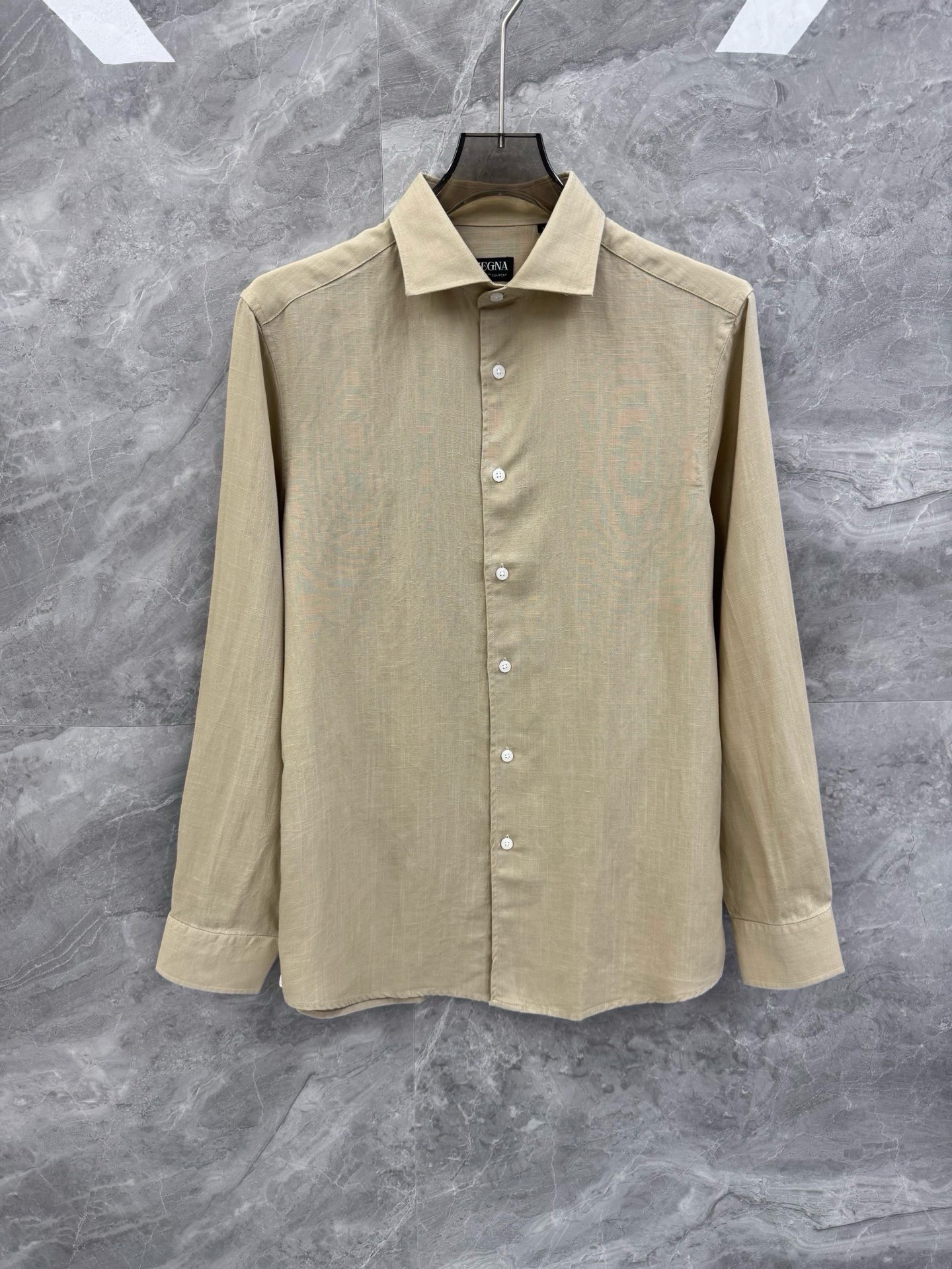 NO:624111,25 new autumn and winter ZZ business minimalist cotton and linen Polo shirts, men's solid color versatile long-sleeved shirts. Produced by Italian OEMs, released in leading boutiques. A classic, extremely simple and charming phenomenon-level item, high-end cotton and linen blended materials, continuing the exquisite tailoring process of the EZ family, a must-have versatile artifact for the wardrobe!  The solid color minimalist body structure is grand, natural and highly recognizable. It can be perfectly controlled in urban, casual and business styles. It is high-end and classy. It can be easily matched with a suit or worn alone, showing multiple possibilities of sophistication and leisure. It is perfect for daily wear!  !  The selected cotton and linen blended material has been baptized by multiple special processes to perfectly maintain its comfort and texture beauty. The texture structure restores the natural purity and simplicity of linen. It is light and soft, quite attractive, low-key and elegant, and full of artistic conception. It has excellent breathability and moisture absorption, and is particularly comfortable against the skin. There is no problem in wearing it in three seasons!  Color Khaki Black White Light Blue Size M-3XL M Size Bust 106 Shoulder Width 43 Sleeve Length 61 Clothes Length 78 L Size Chest 110 Shoulder Width 44 Sleeve Length 62 Clothes Length 79  3XL, bust 122, shoulder width 47, sleeve length 65, dress length 82. Size recommendation: Wear M size if you are under 130 catties, L size if you are 130-145 catties, XL size if you are 145-160 catties, 2XL size if you are 160-175 kg, 3XL if you are 175-190 catties, business suit, alexander wang1986090925秋冬新款ZZ商务极简棉麻Polo衫,男士纯色百搭长袖衬衣.意大利代工出品,领先各大买手店发布.经典来袭,极致简约且魅力十足的现象级单品,高端棉麻混纺材质,延续EZ家族精致的剪裁工艺,衣橱必备的百搭神器！ 纯色极简衣身构造,大气,自然,辨识度高.都市风,休闲风,商务风,皆可完美驾驭,高端大气有档次.轻松搭配西装或单穿,演绎精致与休闲的多重可能,日常穿搭,风格绝佳！！ 精选棉麻混纺材质,经过多道特殊工艺的洗礼,完美的保持了它的舒适感与肌理美感.纹理构造还原了亚麻自然纯粹与质朴的本性,轻盈柔软,相当耐看,低调儒雅,意境十足.透气性与吸湿性极佳,亲肤感尤为舒适,三季穿着无丝毫问题！颜色卡其 黑色 白色 浅蓝 尺码M-3XL M码 胸围106 肩宽43 袖长61 衣长78 L码 胸围110 肩宽44 袖长62 衣长79 XL码胸围114 肩宽45 袖长63 衣长80 2XL码 胸围118 肩宽46 袖长64 衣长81 3XL码 胸围122 肩宽47 袖长65 衣长82 尺码推荐 130斤以内穿M码,130-145斤穿L码,145-160斤穿XL码,160-175斤穿2XL码,175-190斤穿3XL,,business suit,alexander wang,Men's clothing