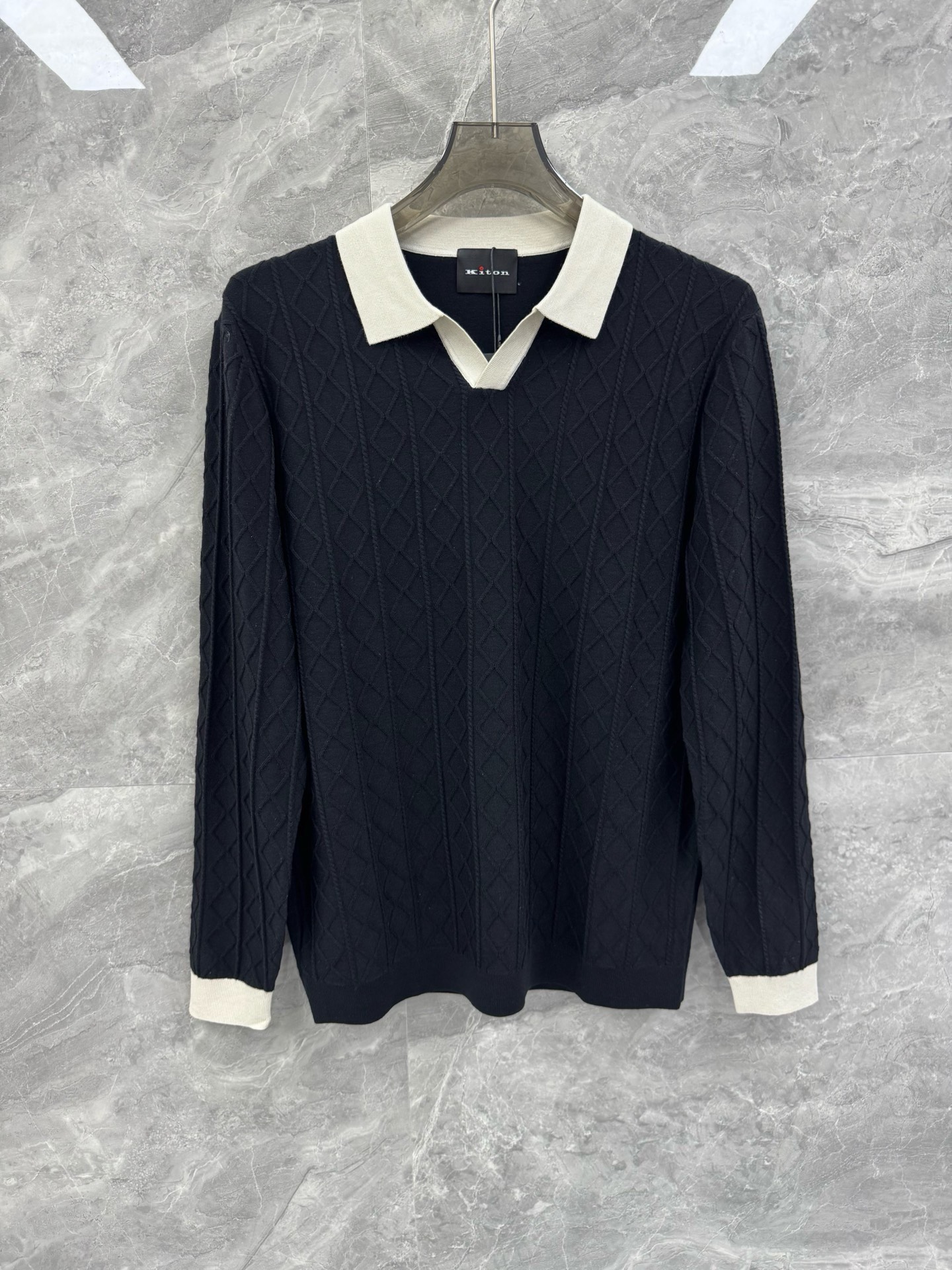 NO:624107,25 new autumn and winter perfectionist Kiton cable knit seagull neck sweater, men's high-end business knitted long-sleeved polo shirt. Top domestic sales channel sharing, Italian OEM orders. Knitting technology, high-end wool blended knitted fabrics. Italian seagull neck design, clenafit old money style, eliminating complexity and simplicity, elegant and noble temperament, a must-have for urban men!  The overall shape is elegant and elegant, and the body is cable knitted. The fabric is made of high-end wool blended knitted yarn, which has a perfect touch against the skin, a natural drape, and is super comfortable and pleasant to wear next to the body. The texture is different from ordinary knitted fabrics, and the overall wiring workmanship is very clear and meticulous!  High-end fashion products that are visible to the naked eye!  Color Black Beige Gray Upper Green Size M-3XL M Size Bust 98 Shoulder Width 43 Sleeve Length 60 Clothing Length 68 L Size Bust 102 Shoulder Width 44 Sleeve Length 61 Clothing Length 69  Bust 114, Shoulder Width 47, Sleeve Length 64, Clothes Length 72. Size recommendation: Wear M size if you are under 130 catties, L size if you are 130-145 catties, XL size if you are 145-160 catties, 2XL size if you are 160-175 catties, 3XL size if you are 175-190 kg, sweaters, alexander wang1986090925秋冬新款完美主义者Kiton绞花针织海鸥领毛衣,男士高端商务针织长袖马球衫.顶级内销渠道分享,意大利代工订单.起脚针织工艺,高端羊毛混纺针织面料.意式海鸥领设计,clenafit 老钱风 去繁从简,气质优雅高贵,都市型男必备！ 整体造型大气典雅,衣身绞花针织工艺.面料采用高端羊毛混纺针织纱线,触肤感完美,垂感自然,贴身穿做超级舒适宜人.质感区分普通针织面料,整体走线做工非常明朗缜密！肉眼可辨的高端的时尚产物！颜色黑色 米灰 上青 尺码M-3XL M码 胸围98 肩宽43 袖长60 衣长68 L码 胸围102 肩宽44 袖长61 衣长69 XL码胸围106 肩宽45 袖长62 衣长70 2XL码 胸围110 肩宽46 袖长63 衣长71 3XL码 胸围114 肩宽47 袖长64 衣长72 尺码推荐 130斤以内穿M码,130-145斤穿L码,145-160斤穿XL码,160-175斤穿2XL码,175-190斤穿3XL码,,sweaters,alexander wang,Men's clothing