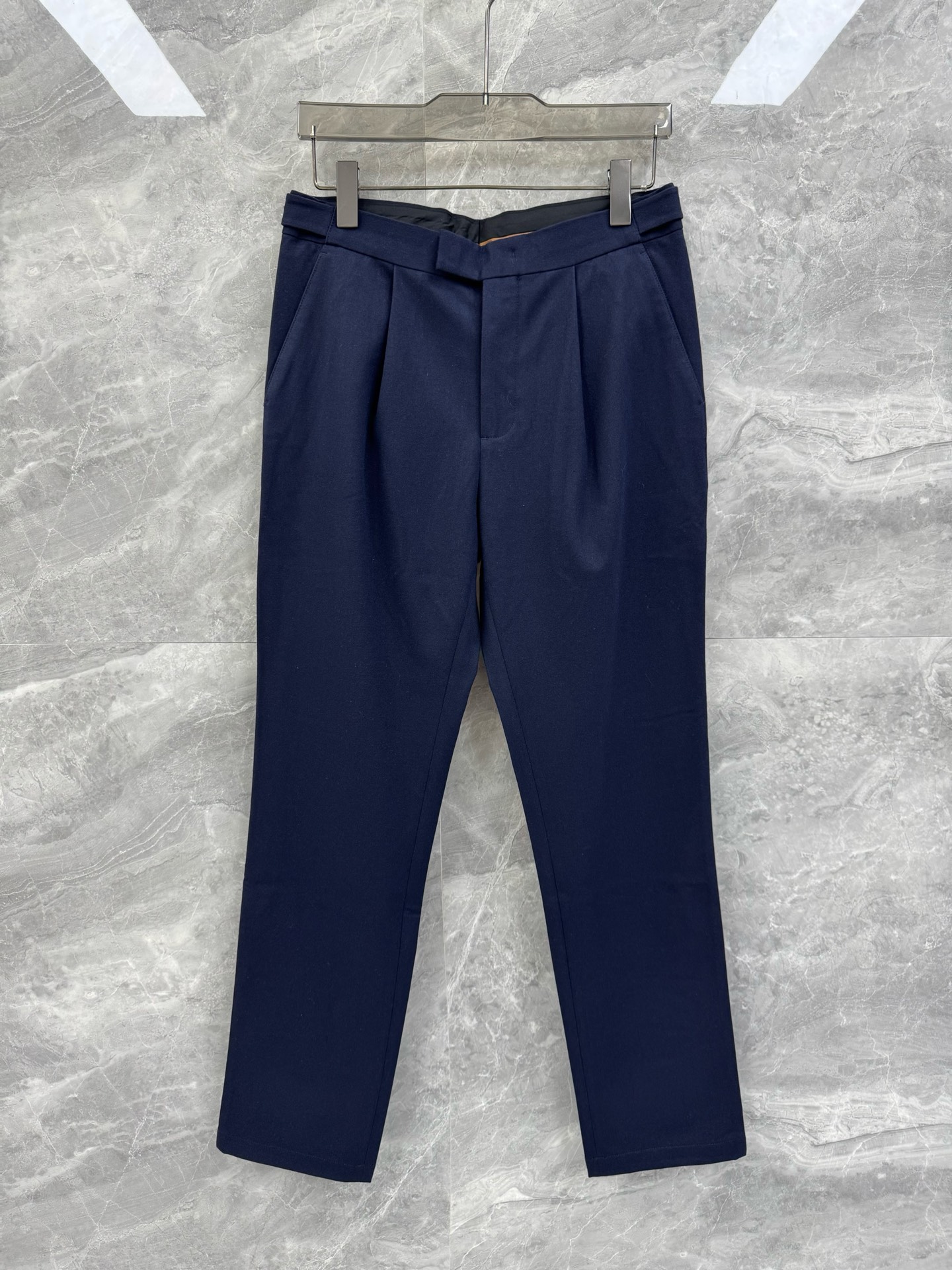 NO:600009,The new autumn and winter ZZ minimalist temperament wool casual trousers are made in high-end fashion style, simple and high-end business style, a beautiful high-end item. Ordered by Hangzhou Yintai, the ZZ family's latest flagship this year, the straight shape and tailoring highlight the elegant and high-end attribute style. A handsome and attractive casual trousers to build your specifications and rank!  Adhering to the family's consistent trousers style design, it is super textured and fashionable. It is a very high-grade style. There is no need to go into too much detailed introduction. It is absolutely suitable for everyone's body proportions and style needs. Whether it is the design or the cutting of the pattern, it is all designed to create a high-end man's image. It may seem ordinary, but the upper body effect is really extraordinary.  It is very amazing. It has a dashing sense of handsomeness and a neutral retro temperament. It is suitable for the workplace and all kinds of high street wear. It gives people a very amazing temperament effect and a full aura, adding your confidence and charm. It has the right balance between business and fashion beauty. It is decent without looking old-fashioned. It is definitely a trump card for you to attend various important occasions!  Top-grade wool blended texture, the overall touch brought by wool is extremely comfortable, the skin-friendly effect is high-grade, and it perfectly meets the needs of various outfits. It is extremely extraordinary, the grade and charm are extremely outstanding, and the craftsmanship can accurately combine it with the material, which can also highlight the brand's grade and fashionable temperament!  Color Black Navy Size 30-38 (No 35) Size 30 Waist 78 Hip 102 Thigh 58 Pants length 104 31 yards Waist 82 Hips 106 Thigh 60 Pants length 105 32 yards Waist 85 Hips 109 Thigh 62 Pants length 106 33 yards Waist 88 Hips 112 Thigh 64  Pants length 107, size 34, waist 92, hips 116, thigh 66, length 108, size 36, waist 96, hips 120, thigh 68, length 108, size 38, waist 100, hips 124, thigh 70, length 109  The recommended sizes are size 30 for those under 125 catties, size 31 for 125-135 catties, size 32 for 135-145 catties, size 33 for 145-155 catties, size 34 for 155-165 catties, size 35 for 165-175 catties, size 36 for 175-185 kg, size 38 for 185-200 catties, alexander wang19860909秋冬新款ZZ极简气质羊毛休闲西裤,高端时装风格打造,简约高级商务风,绝美的高端单品.杭城银泰的订单,ZZ家族本年度最新的主打,直筒的造型剪裁,彰显优雅高级属性风格,一款帅气逼人的休闲西裤,打造你的规格与段位！ 秉承着其家族一贯的西裤风格设计,超级具有质感与时尚感,档次极高的款式,根本无需去过多的详细的介绍,它绝对适合每一个人身材比例跟风格所需,无论是从设计还是到版型的裁剪,都是为了营造高端的男士形象而生,看似平平无奇,上身效果实在是非常惊人,有着英飒的帅气感,中性复古的气质,适合职场以及各种高街穿搭,给人一种十分惊艳的气质效果,并且气场全开,增添你的自信魅力,将商务与时尚美感之间的程度把握的恰到好处,正派又不会显得老气,绝对是你出席各种重要场合的一大杀手锏！ 顶级羊毛混纺质地,羊毛带来的整体触感极为舒适,亲肤效果高级,完美的符合各种穿搭的所需.极为非凡,档次与魅力更是极为的出色亮眼,工艺能将其与材质精密结合,更能够彰显出品牌的档次与时髦气质所在！颜色黑色 藏青色 尺码30-38（无35） 30码 腰围78 臀围102 大腿围58 裤长104 31码腰围82 臀围106 大腿围60 裤长105 32码 腰围85 臀围109 大腿围62 裤长106 33码 腰围88 臀围112 大腿围64 裤长107 34码 腰围92 臀围116 大腿围66 裤长108 36码 腰围96 臀围120 大腿围68 裤长108 38码 腰围100 臀围124 大腿围70 裤长109 尺码推荐125斤以内穿30码,125-135斤穿31码,135-145斤穿32码,145-155斤穿33码,155-165斤穿34码,165-175斤穿35码,175-185斤穿36码,185-200斤穿38码,,alexander wang,Men's clothing