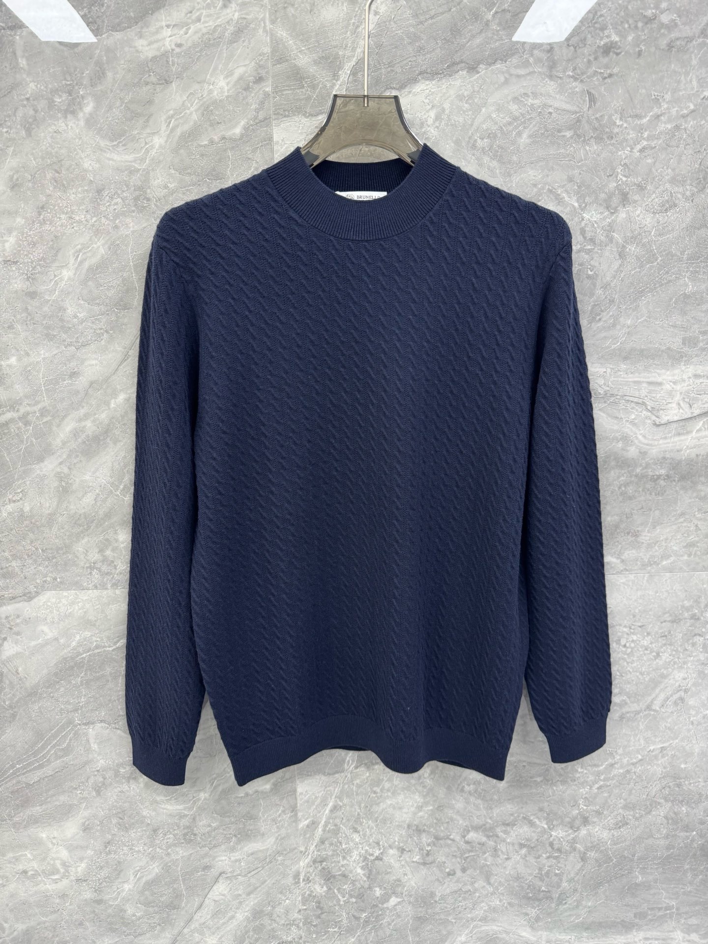 NO:624103,25 new autumn and winter BC cable wool sweaters, men's minimalist and unadorned casual urban sweaters. Shared by top domestic sales channels, top Italian luxury brand Brunello Cuci*elli, minimalist and elegant design, cable knit shape, high-end wool blended fabrics, showing the brand's luxurious temperament, a must-have for urban men!  All of BC's clothing uses the top fabrics in today's clothing industry, coupled with Italy's unique traditional craftsmanship, which gives the brand the reputation of 'a true luxury product in the clothing industry'. Each piece of clothing will be inspected at least 6 times inside and out before being released to ensure that all quality reaches Brunello Cuci*elli  grade. BC products are undoubtedly the best choice in every aspect. They have to be stylish, have an effective upper body effect, have a tailoring, a design, and are long-lasting. The aristocratic aura of the upper body is irreplaceable, and it’s very classy!  The overall shape is elegant and elegant without too many modifications. It is simply a favorite for business, luxury and casual men. The fabric is made of high-end wool knitted yarn, which has a perfect touch against the skin, natural drape, and is super comfortable and pleasant to wear next to the body. The texture is different from ordinary knitted fabrics, and the overall wiring workmanship is very clear and meticulous!  High-end fashion products that are visible to the naked eye!  Size M-3XL Color: green, gray, beige, yellow camel, black M size bust 100 shoulder width 43 sleeve length 62 dress length 69 L size chest size 104 shoulder width 44 sleeve length 63 dress length 70 XL size bust 108 shoulder width 45 sleeve length 64 dress length 71 2  3XL, bust 116, shoulder width 47, sleeve length 66, dress length 73. Size recommendation: Wear size M under 130 pounds, wear size L between 130-145 pounds, wear size XL between 145-160 pounds, wear size 2XL between 160-175 pounds, wear size 3XL between 175-185 pounds, brunello cucinelli, sweaters, alexander wang1986090925秋冬新款BC绞花羊毛针织衫,男士极简无修饰休闲都市毛衣.顶级内销渠道分享,意大利顶级奢侈品牌Brunello Cuci*elli,极简大气的设计,绞花针织造型,高端羊毛混纺面料,呈现出品牌的奢华气质范儿,都市型男必备！ BC所有服饰均选用现今服装界最顶级的面料,加上意大利得天独厚的传统手工艺使得该品牌又有 “服装界真正的奢侈品” 之美誉.每件服饰在面世前至少会被里里外外检查6遍以上,以保证所有的品质都能达到Brunello Cuci*elli 的级别.BC的东西无论是哪个方面无疑都是最好的选择,要款式有款式,要上身效果有效果,要剪裁有剪裁,要设计有设计,而且经久不衰,上身的贵族气场无法替代,并且很有档次！ 整体造型大气典雅,无过多修饰,简直是商务轻奢休闲男士的心头好.面料采用高端羊毛针织纱线,触肤感完美,垂感自然,贴身穿做超级舒适宜人.质感区分普通针织面料,整体走线做工非常明朗缜密！肉眼可辨的高端的时尚产物！尺码M-3XL 颜色上青 灰米 黄驼 黑色 M码胸围100 肩宽43 袖长62 衣长69 L码 胸围104 肩宽44 袖长63 衣长70 XL码 胸围108 肩宽45 袖长64 衣长71 2XL码 胸围112 肩宽46 袖长65 衣长72 3XL码 胸围116 肩宽47 袖长66 衣长73 尺码推荐 130斤以内穿M码,130-145斤穿L码,145-160斤穿XL码,160-175斤穿2XL码,175-185斤穿3XL码,,brunello cucinelli,sweaters,alexander wang,Men's clothing