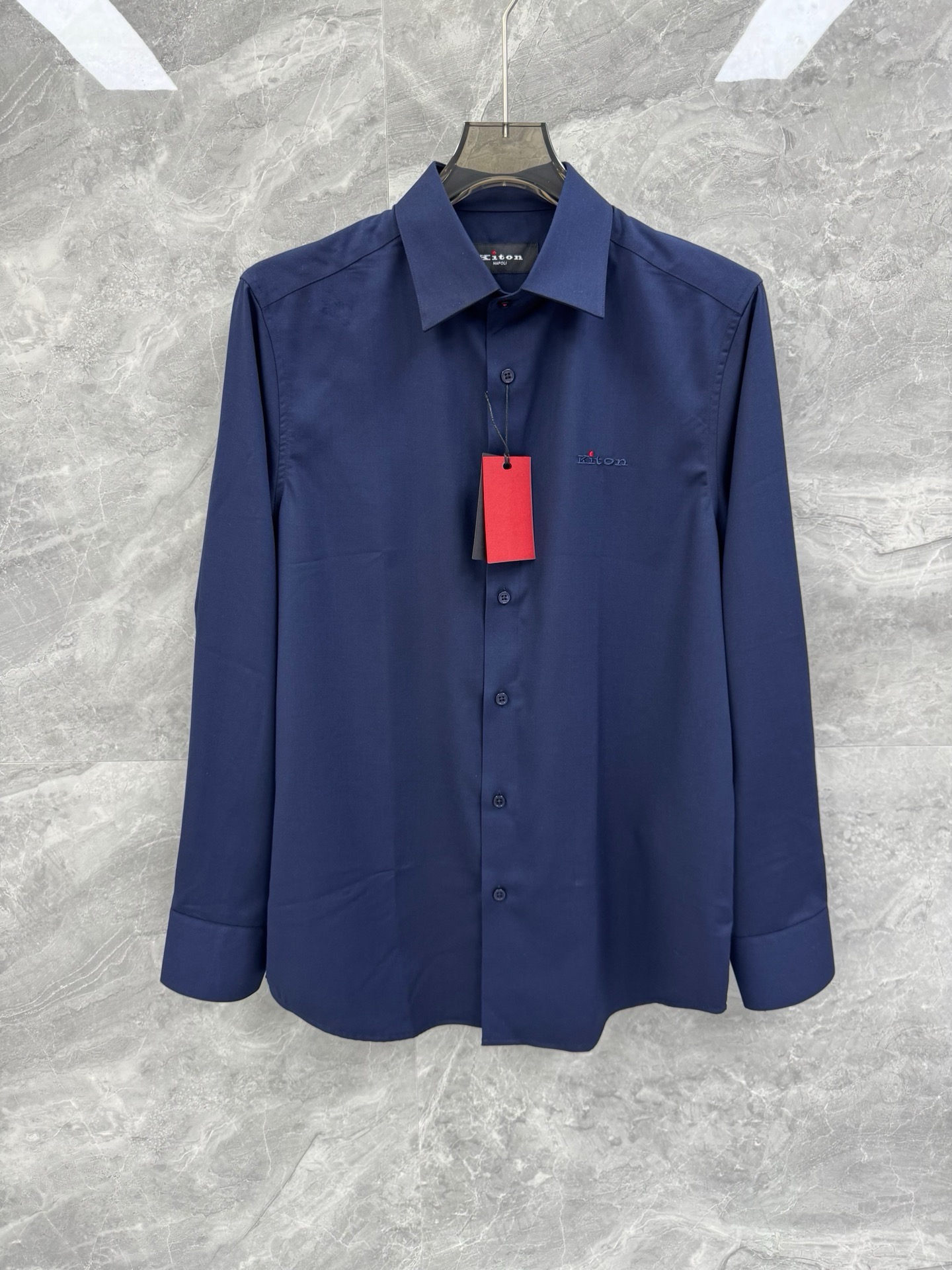 NO:624098,25 new autumn and winter Kiton solid color versatile shirts, high-end men's business casual shirts. Shared by top domestic sales channels, Italy's top luxury brand Kiton, capable gentleman solid color design, high-end temperament and style. Continuing Kiton's exquisite tailoring technology, a must-have versatile artifact for the wardrobe!  The solid color minimalist body structure is grand, natural and highly recognizable. It can be perfectly controlled in urban, casual and business styles. It is high-end and classy. It can be easily matched with a suit or worn alone, showing multiple possibilities of sophistication and leisure. It is perfect for daily wear!  !  The light and sterile pure cotton has been treated with liquid ammonia. It has a tough and smooth texture. The overall drape is in one go. The upper body has a good silhouette and the lightness is just right. The details are perfect and the daily matching is really high-end!  Size M-3XL Color Gray Warm Gray Navy Blue White Brown M Size Bust 108 Shoulder Width 43 Sleeve Length 63 Clothing Length 79 L Size Bust 112 Shoulder Width 44 Sleeve Length 65 Clothing Length 80  Clothes length 82 3XL Bust 124 Shoulder width 47 Sleeve length 68 Clothes length 83 Recommended size: M size for those under 130 catties, L size for 130-145 catties, XL size for 145-160 catties, 2XL size for 160-175 catties, 3XL for 175-190 catties, shirts, business suit, alexander wang1986090925秋冬新款Kiton纯色百搭衬衫,高端男士商务休闲衬衣.顶级内销渠道分享,意大利顶级奢侈品牌Kiton,干练绅士纯色设计,高级气质风范.延续kiton精致的剪裁工艺,衣橱必备的百搭神器！ 纯色极简衣身构造,大气,自然,辨识度高.都市风,休闲风,商务风,皆可完美驾驭,高端大气有档次.轻松搭配西装或单穿,演绎精致与休闲的多重可能,日常穿搭,风格绝佳！！ 轻薄无菌纯棉经过液氨处理,质感硬朗光滑,整体的垂感,一气呵成,上身的挺廓性很好,轻薄程度也是恰到好处.细节打造堪称完美,日常搭配真的非常高级！尺码M-3XL 颜色灰色 暖灰 藏青 蓝色 白色 咖色 M码 胸围108 肩宽43 袖长63 衣长79 L码 胸围112 肩宽44 袖长65 衣长80 XL码胸围116 肩宽45 袖长66 衣长81 2XL码 胸围120 肩宽46 袖长67 衣长82 3XL码 胸围124 肩宽47 袖长68 衣长83 尺码推荐 130斤以内穿M码,130-145斤穿L码,145-160斤穿XL码,160-175斤穿2XL码,175-190斤穿3XL,,shirts,business suit,alexander wang,Men's clothing