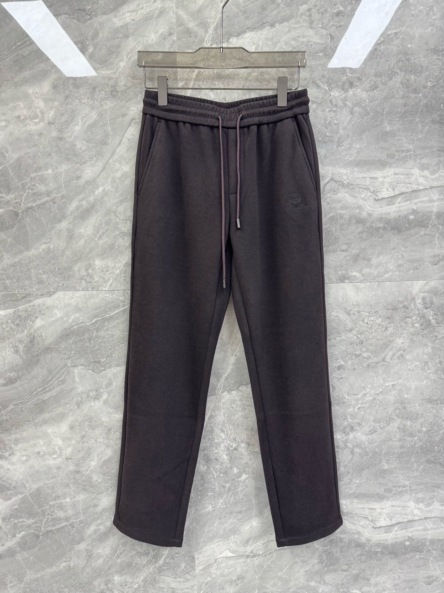 NO:624093,25 new autumn and winter Loro pi*na wool blend casual pants, a must-have minimalist urban cashmere straight trousers for high-end elite men. A rare order from the same channel in Italy, a wool item from the elite top luxury brand LP, which has first-class skin-friendly and warm-keeping effects. The minimalist trousers and straight casual shape are a perfect match!  It shows the brand's luxurious temperament and is a must-have for urban men!  Loro Piana, the top luxury brand from Italy with a long history, LP, has been pursuing excellent quality and craftsmanship for the past 100 years. LP products are the best choice in every aspect. They need to be stylish, have an effective upper body effect, have tailoring and design, and are long-lasting. The aristocratic aura of the upper body is irreplaceable, and it is very classy!  The top-grade cashmere blended texture and the embroidered logo on the front and back well demonstrate the unique charm of the brand. The overall touch brought by wool is extremely comfortable and has a high-grade skin-friendly effect, which perfectly meets the needs of various outfits. It is extremely extraordinary, and the grade and charm are extremely eye-catching. The craftsmanship can accurately combine it with the material, which can also highlight the brand's grade and fashionable temperament!  Size M-3XL Color Black Khaki Dark Coffee M Size Waist 72-82 Hip 108 Pants Length 103 L Size Waist 76-86 Hips 112 Pants Length 104  Waist: 88-98 Hips: 124 Pants length: 107 Recommended sizes: Wear size M if you are under 130 pounds, L if you are 130-145 pounds,1986090925秋冬新款Loro pi*na羊毛混纺休闲裤,高端精英男士必备极简都市羊绒直筒长裤.意大利同渠道稀有订单,精英级顶奢品牌LP的羊毛单品,亲肤保暖效果一流.极简的裤身与直筒休闲造型,完美的搭配神器！呈现出品牌的奢华气质范儿,都市型男必备！ 来自意大利历史悠久尊贵奢华的顶奢品牌LP,在过去一百年来Loro Piana一直追求卓越的质量和手工.LP的东西无论是哪个方面都是最好的选择,要款式有款式,要上身效果有效果,要剪裁有剪裁,要设计有设计,而且经久不衰,上身的贵族气场无法替代,并且很有档次！ 顶级羊绒混纺质地,正反面刺绣标识,很好的展现出品牌独特魅力.羊毛带来的整体触感极为舒适,亲肤效果高级,完美的符合各种穿搭的所需.极为非凡,档次与魅力更是极为的出色亮眼,工艺能将其与材质精密结合,更能够彰显出品牌的档次与时髦气质所在！尺码M-3XL 颜色黑色 卡其 深咖 M码 腰围72-82 臀围108 裤长103 L码 腰围76-86 臀围112 裤长104 XL码腰围80-90 臀围116 裤长105 2XL码 腰围84-94 臀围120 裤长106 3XL码 腰围88-98 臀围124 裤长107 尺码推荐 130斤以内穿M码,130-145斤穿L码,145-160斤穿XL码,160-175斤穿2XL码,175-185斤穿3XL码,,loro piana,loro piana,alexander wang,Men's clothing