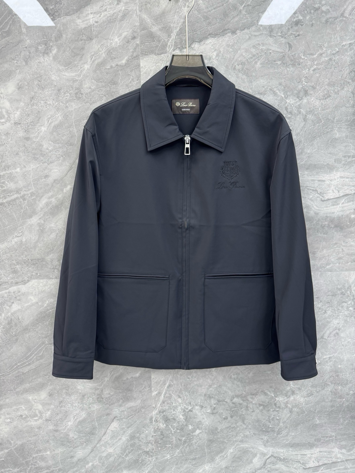 NO:600988,25 new autumn and winter Loro pi*na shirt collar nylon jacket, a must-have minimalist urban jacket for high-end elite men. A rare order from the same channel in Italy, a must-have top luxury brand LP for elite men, high-end high-density nylon fabric, minimalist body shape, showing the brand's luxurious temperament, a must-have for urban men!  Loro Piana, the top luxury brand from Italy with a long history, LP, has been pursuing excellent quality and craftsmanship for the past 100 years. LP products are the best choice in every aspect. They need to be stylish, have an effective upper body effect, have tailoring and design, and are long-lasting. The aristocratic aura of the upper body is irreplaceable, and it is very classy!  Metal engraved zippers and embroidered logos highlight the brand image. Double-layer lining design, coupled with exquisite and smooth routing details, the texture is perfect. Top-grade nylon fabric, close-fitting and comfortable, clear texture, smooth to the touch without losing texture, and a high-end luxury item with obvious performance!  Color Black Beige Size M-3XL M Bust 108 Shoulder Width 48 Sleeve Length 57 Clothes Length 68 Large Bust 112 Shoulder Width 49 Sleeve Length 58 Clothes Length 69  Bust 124, shoulder width 52, sleeve length 61, dress length 72. Recommended sizes: Wear M size if you are under 130 catties, L size if you are 130-145 catties, XL size if you are 145-160 catties, 2XL size if you are 160-175 catties, 3XL size if you are 175-185 kg, loro piana, loro piana, jackets & coats, jackets & coats, alexander wang1986090925秋冬新款Loro pi*na衬衣领尼龙夹克,高端精英男士必备极简都市外套.意大利同渠道稀有订单,精英级男士必备的顶奢品牌LP,高端高密度尼龙面料,极简的衣身造型,呈现出品牌的奢华气质范儿,都市型男必备！ 来自意大利历史悠久尊贵奢华的顶奢品牌LP,在过去一百年来Loro Piana一直追求卓越的质量和手工.LP的东西无论是哪个方面都是最好的选择,要款式有款式,要上身效果有效果,要剪裁有剪裁,要设计有设计,而且经久不衰,上身的贵族气场无法替代,并且很有档次！ 金属刻字拉链与刺绣logo标识,彰显品牌形象.双层内衬设计,加上精湛平顺的走线细节,质感完美至极.顶级尼龙布料,贴身舒适纹理清晰,手感顺滑却不失质感,搭配性能显而易见的高奢单品！颜色黑色 米色 尺码M-3XL M吗 胸围108 肩宽48 袖长57 衣长68 L码 胸围112 肩宽49 袖长58 衣长69 XL码胸围116 肩宽50 袖长59 衣长70 2XL码 胸围120 肩宽51 袖长60 衣长71 3XL码 胸围124 肩宽52 袖长61 衣长72 尺码推荐 130斤以内穿M码,130-145斤穿L码,145-160斤穿XL码,160-175斤穿2XL码,175-185斤穿3XL码,,loro piana,loro piana,jackets & coats,jackets & coats,alexander wang,Men's clothing