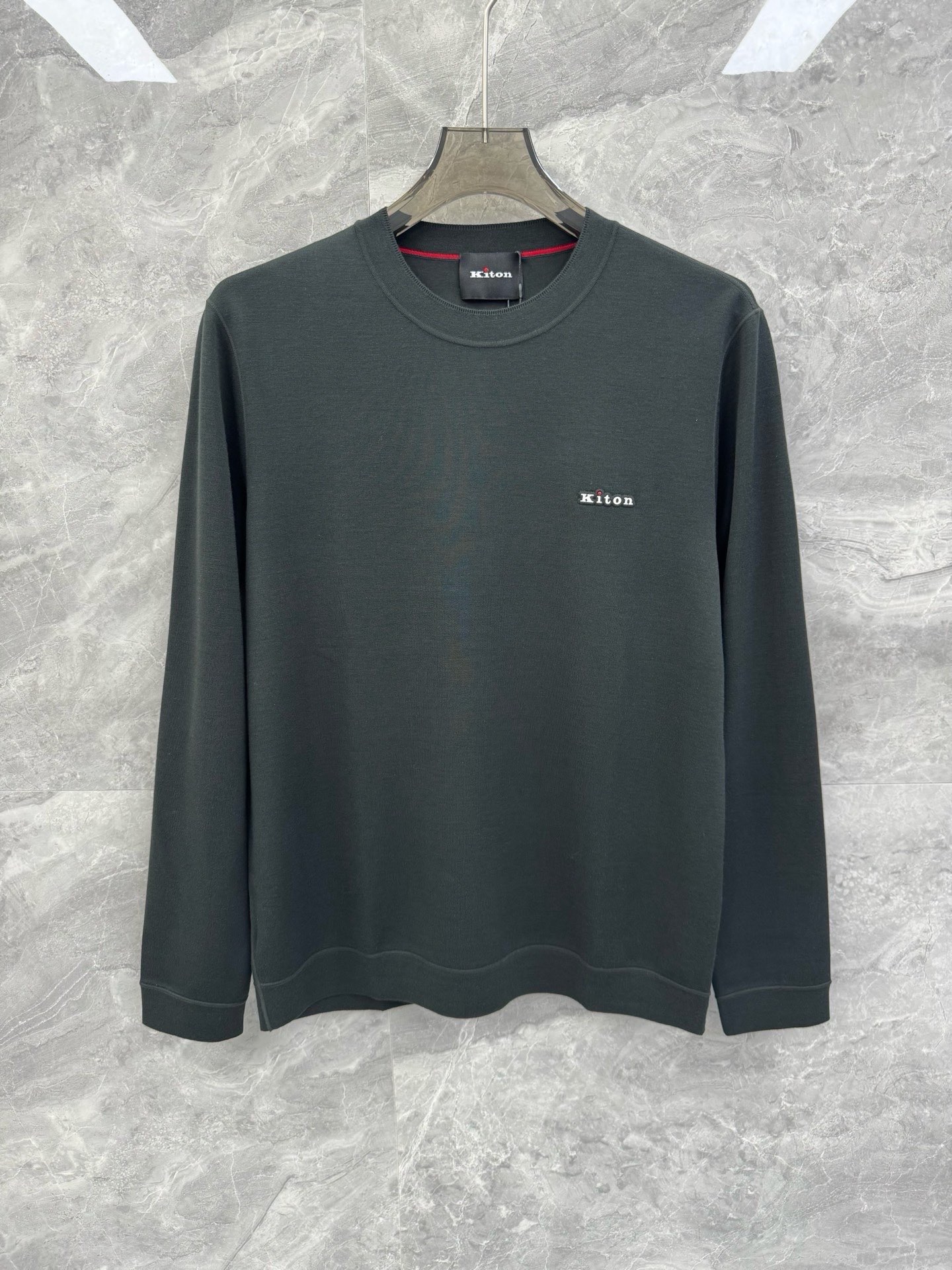 NO:600984,25 new autumn and winter Kiton knitted long-sleeved, high-end minimalist urban sweater for men. Rare order from the same channel in Italy, a must-have luxury brand for elite men, minimalist body shape, contrasting embossed printed logo embellishment, perfect for inner wear and outer wear!  It shows the brand's luxurious temperament and is a must-have for urban men!  Top-grade knitted cotton blend texture, the overall touch is extremely comfortable, and the skin-friendly effect is high-end. This item is destined to be worn, and it perfectly meets the needs of various outfits. It is extremely extraordinary, and its class and charm are extremely outstanding. The craftsmanship can accurately combine it with the material, and it can also highlight the brand's class and fashionable temperament!  Color: dark pine green, autumn green, black, green, black brown. Size: M-3XL. Size M. Chest 102. Shoulder width 43. Sleeve length 62. Length 69. L length. Chest 106. Shoulder width 44. Sleeve length 63. Length 70.  Clothes length 72 3XL Bust 118 Shoulder width 47 Sleeve length 66 Clothes length 73 Recommended sizes: Wear M size if you are under 130 catties, L size if you are 130-145 catties, XL size if you are 145-160 catties, 2XL size if you are 160-175 kg, 3XL if you are 175-190 catties, alexander wang1986090925秋冬新款Kiton针织长袖,男士高端极简都市针织衫.意大利同渠道稀有订单,精英级男士必备的顶奢品牌,极简的衣身造型,撞色凹凸印花logo点缀,完美的内穿外搭的神器！呈现出品牌的奢华气质范儿,都市型男必备！ 顶级针织棉质混纺质地,整体的触感极为舒适,亲肤效果高级,这种单品注定了就是为穿搭所生,完美的符合各种穿搭的所需.极为非凡,档次与魅力更是极为的出色亮眼,工艺能将其与材质精密结合,更能够彰显出品牌的档次与时髦气质所在！颜色深松绿 秋香绿 黑色 上青 黑棕 尺码M-3XL M码 胸围102 肩宽43 袖长62 衣长69 L码胸围106 肩宽44 袖长63 衣长70 XL码 胸围110 肩宽45 袖长64 衣长71 2XL码 胸围114 肩宽46 袖长65 衣长72 3XL码 胸围118 肩宽47 袖长66 衣长73 尺码推荐 130斤以内穿M码,130-145斤穿L码,145-160斤穿XL码,160-175斤穿2XL码,175-190斤穿3XL,,alexander wang,Men's clothing