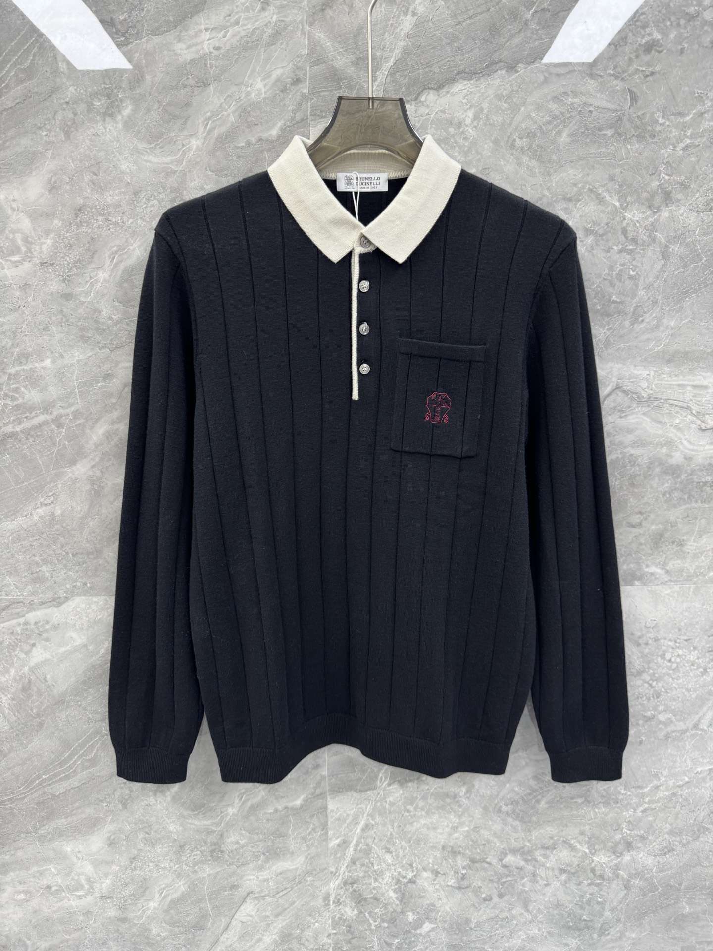 NO:600012,25 new autumn and winter BC contrast collar wool sweater, men's embroidered logo design casual urban knitted Polo bottoming shirt. Shared by top domestic sales channels, top Italian luxury brand Brunello Cuci*elli, minimalist and elegant design, vertical striped knitted shape, contrasting ribbed knitted effect on the collar, showing the brand's luxurious temperament, a must-have for urban men!  All of BC's clothing uses the top fabrics in today's clothing industry, coupled with Italy's unique traditional craftsmanship, which gives the brand the reputation of 'a true luxury product in the clothing industry'. Each piece of clothing will be inspected at least 6 times inside and out before being released to ensure that all quality reaches Brunello Cuci*elli  grade. BC products are undoubtedly the best choice in every aspect. They have to be stylish, have an effective upper body effect, have a tailoring, a design, and are long-lasting. The aristocratic aura of the upper body is irreplaceable, and it’s very classy!  The overall shape is elegant and elegant without too many modifications. It is simply a favorite for business, luxury and casual men. The fabric is made of high-end wool knitted yarn, which has a perfect touch against the skin, natural drape, and is super comfortable and pleasant to wear next to the body. The texture is different from ordinary knitted fabrics, and the overall wiring workmanship is very clear and meticulous!  High-end fashion products that are visible to the naked eye!  Size M-3XL Color Black Brown Navy M Size Bust 98 Shoulder Width 43 Sleeve Length 63 Clothing Length 69 L Size Bust 102 Shoulder Width 44 Sleeve Length 64 Clothing Length 70  Bust 114, Shoulder Width 47, Sleeve Length 67, Clothes Length 73. Size recommendation: Wear M size if you are under 130 catties, L size if you are 130-145 catties, XL size if you are 145-160 catties, 2XL size if you are 160-175 catties, 3XL if you are 175-190 kg, brunello cucinelli, alexander wang1986090925秋冬新款BC撞色领口羊毛针织衫,男士刺绣标识设计休闲都市针织Polo打底衫.顶级内销渠道分享,意大利顶级奢侈品牌Brunello Cuci*elli,极简大气的设计,竖条纹针织造型,领口撞色罗纹针织效果,呈现出品牌的奢华气质范儿,都市型男必备！ BC所有服饰均选用现今服装界最顶级的面料,加上意大利得天独厚的传统手工艺使得该品牌又有 “服装界真正的奢侈品” 之美誉.每件服饰在面世前至少会被里里外外检查6遍以上,以保证所有的品质都能达到Brunello Cuci*elli 的级别.BC的东西无论是哪个方面无疑都是最好的选择,要款式有款式,要上身效果有效果,要剪裁有剪裁,要设计有设计,而且经久不衰,上身的贵族气场无法替代,并且很有档次！ 整体造型大气典雅,无过多修饰,简直是商务轻奢休闲男士的心头好.面料采用高端羊毛针织纱线,触肤感完美,垂感自然,贴身穿做超级舒适宜人.质感区分普通针织面料,整体走线做工非常明朗缜密！肉眼可辨的高端的时尚产物！尺码M-3XL 颜色黑色 咖色 藏青 M码 胸围98 肩宽43 袖长63 衣长69 L码 胸围102 肩宽44 袖长64 衣长70 XL码胸围106 肩宽45 袖长65 衣长71 2XL码 胸围 肩宽46 袖长66 衣长72 3XL码 胸围114 肩宽47 袖长67 衣长73 尺码推荐 130斤以内穿M码,130-145斤穿L码,145-160斤穿XL码,160-175斤穿2XL码,175-190斤穿3XL,,brunello cucinelli,alexander wang,Men's clothing