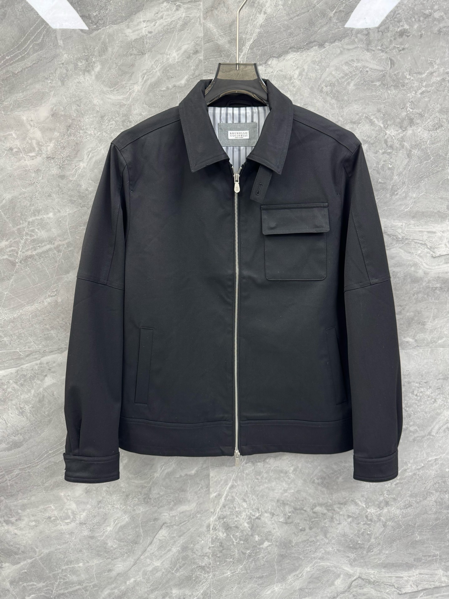 NO:600010,SOLO 25 new autumn and winter new BC high-end business shirt collar jacket, men's minimalist temperament twill cotton zipper jacket. Top domestic sales channel sharing, Italy's top luxury brand BC, minimalist and elegant appearance, made of high-end twill cotton, stiff and tough. Simple solid color shows low-key luxury quality, a must-have for business men!  All of BC's clothing uses the most top-notch fabrics in today's clothing industry, coupled with Italy's unique traditional craftsmanship, making the brand a 'real luxury product in the clothing industry.'  It has a good reputation. Each piece of clothing will be inspected at least 6 times inside and out before it is released to ensure that all the quality can reach the level of BC. BC products are undoubtedly the best choice in every aspect. They must have style, effective upper body effect, tailoring and design, and are long-lasting. The aristocratic aura of the upper body cannot be replaced, and it is very high-end!  Top-grade twill cotton fabric, with a very high-grade texture, gives people a very unique wearing performance, excellent skin-fitting feeling, extremely practical wearability, excellent scratch resistance, and exquisite details. I think anyone who knows a little bit about fashion will understand how outstanding it is and how worth buying it because of its fashion performance, specifications and status!  Size M-3XL Color Black Navy M Size Bust 112 Shoulder Width 54 Sleeve Length 62 Clothes Length 70 L Bust 116 Shoulder Width 55 Sleeve Length 63 Clothes Length 71  Bust 128, Shoulder Width 58, Sleeve Length 66, Clothes Length 74. Recommended sizes: Wear size M if you are under 130 pounds, L if you are 130-145 pounds,19860909SOLO 25秋冬新款BC高端商务衬衣领外套,男士极简气质斜纹棉拉链夹克.顶级内销渠道分享,意大利顶级奢侈品牌BC,极简大气的外观造型,高端斜纹棉布打造,挺刮硬朗.简约纯色彰显低调奢华品质感,商务型男必备！ BC所有服饰均选用现今服装界最顶级的面料,加上意大利得天独厚的传统手工艺使得该品牌又有 “服装界真正的奢侈品” 之美誉.每件服饰在面世前至少会被里里外外检查6遍以上,以保证所有的品质都能达到BC的级别.BC的东西无论是哪个方面无疑都是最好的选择,要款式有款式,要上身效果有效果,要剪裁有剪裁,要设计有设计,而且经久不衰,上身的贵族气场无法替代,并且很有档次！ 顶级斜纹棉质面料,非常高档次的质地,给人非常独特的穿搭性能,贴肤感受极佳,实穿性极高,挺刮性极好,细节精湛考究.这种单品时尚性能,规格以及地位,我想只要是稍微对时尚有点了解的人,你都明白其有多么的出彩吧,有多么值得入手吧！尺码M-3XL 颜色黑色 藏青色 M码 胸围112 肩宽54 袖长62 衣长70 L码胸围116 肩宽55 袖长63 衣长71 XL码 胸围120 肩宽56 袖长64 衣长72 2XL码 胸围124 肩宽57 袖长65 衣长73 3XL码 胸围128 肩宽58 袖长66 衣长74 尺码推荐 130斤以内穿M码,130-145斤穿L码,145-160斤穿XL码,160-175斤穿2XL码,175-190斤穿3XL,,jackets & coats,jackets & coats,alexander wang,Men's clothing