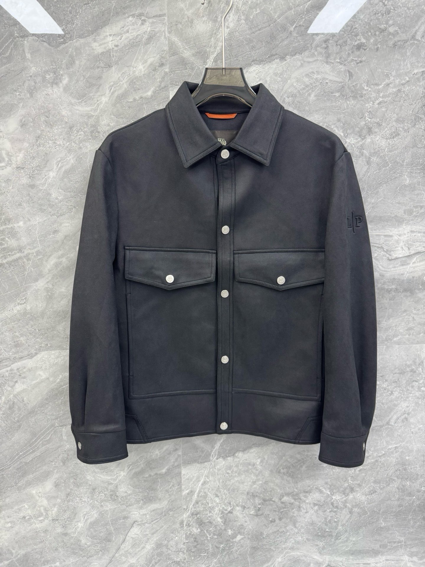 NO:611061,25 new autumn and winter Loro pi*na old-money style business casual jacket, a versatile urban warm executive jacket for men. OEM produced in Shenzhen Italy, leading the release of major buying stores. An extremely simple and charming phenomenon-level item, warm twill cotton blend, double-layered lining, continuing LP's exquisite tailoring technology, a must-have versatile artifact for the wardrobe!  LP, a top luxury brand with a long history in Italy, Loro Piana has been pursuing excellent quality and craftsmanship for the past 100 years. Both the version and design are extremely sophisticated, carefully crafted by designers, meticulously cut, and thoughtfully cared for every detail. The organic combination of traditional craftsmanship and modern wisdom brings the art of menswear to its fullest!  Fully customized imported twill cotton blend fabric, double-layered lining, first-class warmth in autumn and winter. The texture is very unique. You can know by feeling the fabric that the layered texture and tedious craftsmanship cannot be copied. It is quite wide and natural, and the entire pattern is excellent. It seems simple, but in fact it is amazing. The workmanship everywhere on the body is full of perfect details. No matter how much you say without seeing it, it is empty talk. Only after careful inspection can you understand the secret!  Size M-3XL Color Black Khaki M Size Bust 108 Shoulder Width 46 Sleeve Length 58 Clothing Length 68 L Size Bust 112 Shoulder Width 47 Sleeve Length 59 Clothing Length 69  Bust 124, shoulder width 50, sleeve length 62, dress length 72. Size recommendation: Wear size M within 130 pounds, wear size L between 130-145 pounds, wear size XL between 145-160 pounds, wear size 2XL between 160-175 pounds, wear 3XL between 175-190 pounds, loro piana, loro piana, jackets & coats, jackets & coats, alexander wang1986090925秋冬新款Loro pi*na 老钱风商务休闲夹克,男士百搭都市保暖行政外套.深圳意大利代工出品,领先各大买手店发布.极致简约且魅力十足的现象级单品,保暖斜纹棉混纺,双层内衬,延续LP精致的剪裁工艺,衣橱必备的百搭神器！ 来自意大利历史悠久尊贵奢华的顶奢品牌LP,在过去一百年来Loro Piana一直追求卓越的质量和手工.无论是版型还是设计都是极其经得起考究,经过设计师的精心雕琢,细致裁剪,周至的呵护到每一个细节.将传统工艺与现代智慧有机的结合,将男装艺术发挥到淋漓尽致的地步！ 全定制的进口斜纹棉布混纺面料,双层内衬,秋冬季节保暖一流,质感十分独特,大家感受面料即可知晓,那种富有层次的质感,以及繁琐的工艺都是无复制的存在.挺阔自然,衬托的整个版型也是极为出色,看似简单,实则让人惊艳,浑身上下的各处做工都是完美的细节彰显.说的再多东西没看到都是空话,只有拿到了细细把关才能明白奥秘所在！尺码M-3XL 颜色黑色 咖色 卡其 M码 胸围108 肩宽46 袖长58 衣长68 L码 胸围112 肩宽47 袖长59 衣长69 XL码胸围116 肩宽48 袖长60 衣长70 2XL码 胸围120 肩宽49 袖长61 衣长71 3XL码 胸围124 肩宽50 袖长62 衣长72 尺码推荐 130斤以内穿M码,130-145斤穿L码,145-160斤穿XL码,160-175斤穿2XL码,175-190斤穿3XL,,loro piana,loro piana,jackets & coats,jackets & coats,alexander wang,Men's clothing