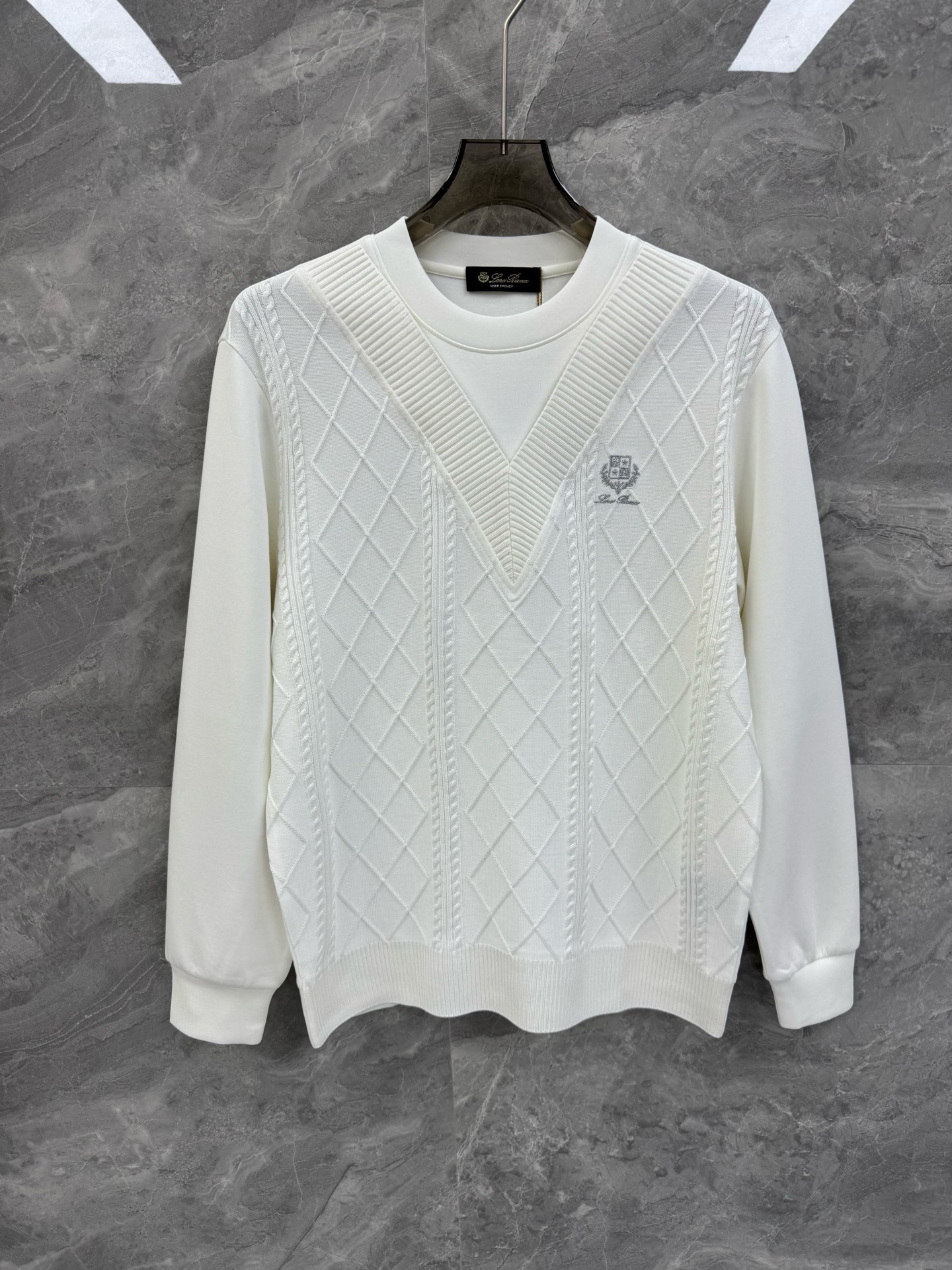 NO:613363,SOLO's new autumn and winter Loro pi*na air layer splicing wool blended sweater, a versatile sweater with rhombus cable knitting technology for men. Top domestic sales channel sharing, rare orders from the same channel in Italy, a must-have top luxury brand LP for elite men. Top air layer splicing design, cable knitted wool blend fabric, high-end inner wear and outer wear artifact, showing the brand's luxurious temperament, a must-have for urban men!  Loro Piana, the top luxury brand from Italy with a long history, LP, has been pursuing excellent quality and craftsmanship for the past 100 years. LP products are the best choice in every aspect. They need to be stylish, have an effective upper body effect, have tailoring and design, and are long-lasting. The aristocratic aura of the upper body is irreplaceable, and it is very classy!  The overall shape is elegant and elegant, with a contrasting embroidered logo on the chest. The body is made of air layer and wool blended knitted fabrics. It is high-density and pure, with a full sense of luxury. It feels perfect against the skin, has a natural drape, and is super comfortable and pleasant to wear next to the body. The texture is different from ordinary knitted fabrics, and the overall wiring workmanship is very clear and meticulous!  High-end fashion products that are visible to the naked eye!  Size M-3XL Color Brown Black White Beige M size bust 100 shoulder width 45 sleeve length 63 dress length 68 L size chest size 104 shoulder width 46 sleeve length 64 dress length 69  3XL, bust 116, shoulder width 49, sleeve length 67, dress length 72, the same sizes are recommended for both men and women. Girls wear M size. Wear M size if you are under 130 catties, L size if you are 130-145 catties, XL size if you are 145-160 catties, 2XL size if you are 160-175 kg, 3XL size if you are 175-190 catties, loro piana, loro  piana,sweaters,alexander wang19860909SOLO秋冬新款Loro pi*na空气层拼接羊毛混纺针织衫,男士菱格绞花针织工艺百搭毛衣.顶级内销渠道分享,意大利同渠道稀有订单,精英级男士必备的顶奢品牌LP.顶级空气层拼接设计,绞花针织羊毛混纺面料,高端内穿外搭神器,呈现出品牌的奢华气质范儿,都市型男必备！ 来自意大利历史悠久尊贵奢华的顶奢品牌LP,在过去一百年来Loro Piana一直追求卓越的质量和手工.LP的东西无论是哪个方面都是最好的选择,要款式有款式,要上身效果有效果,要剪裁有剪裁,要设计有设计,而且经久不衰,上身的贵族气场无法替代,并且很有档次！ 整体造型大气典雅,胸前撞色刺绣logo点缀,衣身采用空气层与羊毛混纺针织面料拼接而成,高密高纯,高级感十足.触肤感完美,垂感自然,贴身穿做超级舒适宜人.质感区分普通针织面料,整体走线做工非常明朗缜密！肉眼可辨的高端的时尚产物！尺码M-3XL 颜色咖色 黑色 白色 米色 M码胸围100 肩宽45 袖长63 衣长68 L码 胸围104 肩宽46 袖长64 衣长69 XL码 胸围108 肩宽47 袖长65 衣长70 2XL码 胸围112 肩宽48 袖长66 衣长71 3XL码 胸围116 肩宽49 袖长67 衣长72 尺码推荐男女同款 女生穿M码 130斤以内穿M码,130-145斤穿L码,145-160斤穿XL码,160-175斤穿2XL码,175-190斤穿3XL码,,loro piana,loro piana,sweaters,alexander wang,Men's clothing