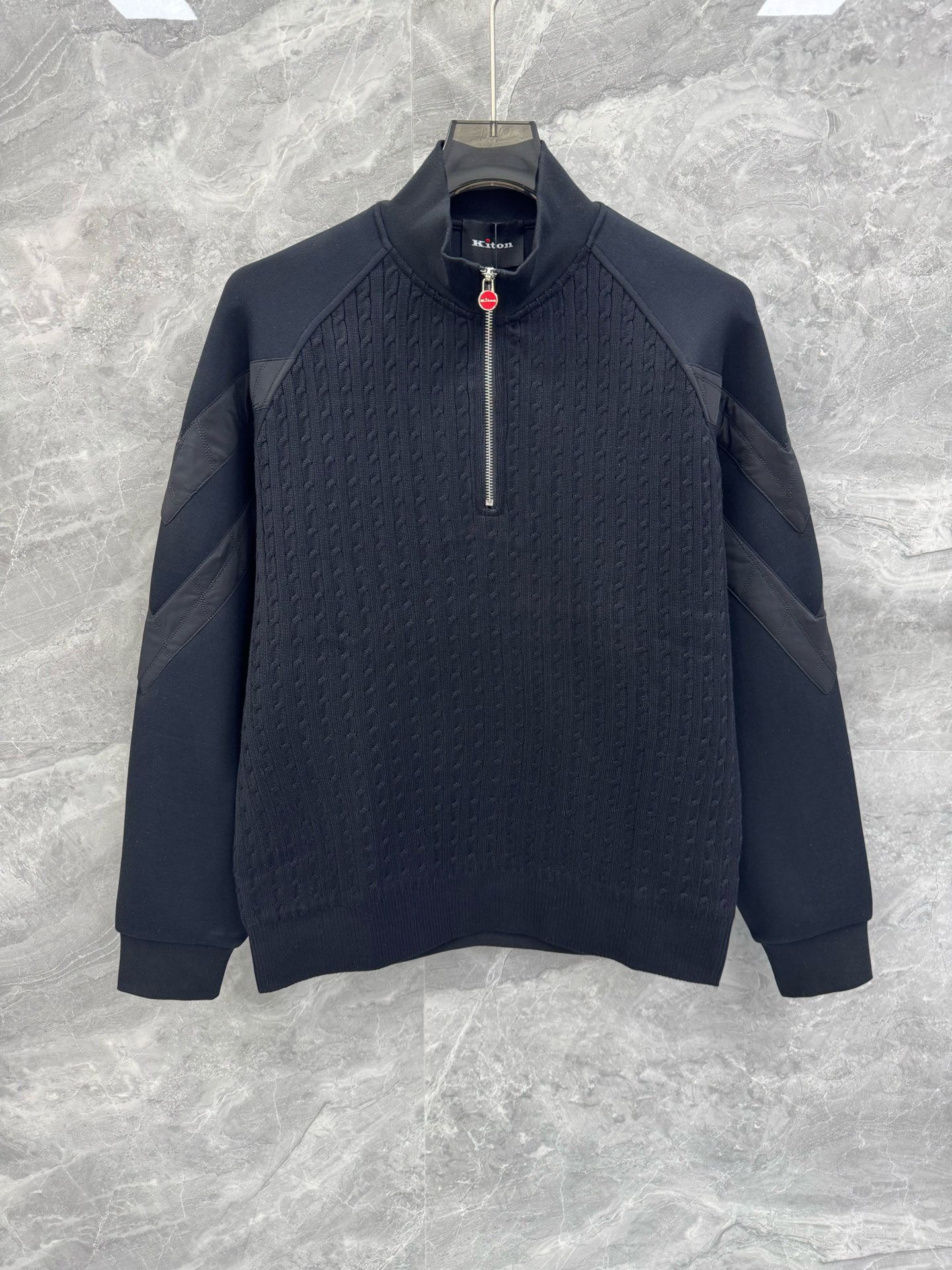 NO:613365,SOLO25 new autumn and winter perfectionist Kiton air-layer knitted splicing technology stand-collar sweatshirt, men's high-end casual half-zip knitted sweatshirt. Rare order from the same top Italian channel, a must-have top luxury brand for elite men, air-layer knitted cable splicing technology, stand-up collar half-zip design, clenafit old money style, eliminating complexity and simplicity, elegant and noble temperament, a must-have for urban men!  The overall shape is avant-garde and grand. The body is made of air layer and knitted fabric. It is high-density and pure, with a full sense of luxury. It feels perfect against the skin, has a natural drape, and is super comfortable and pleasant to wear next to the body. The texture is different from ordinary knitted fabrics, and the overall wiring workmanship is very clear and meticulous!  High-end fashion products that are visible to the naked eye!  Color Black Beige Size M-3XL M Bust 108 Shoulder rompers 76 Length 71 Large Bust 112 Shoulder rompers 78 Length 72  Size recommendation: Wear M size if you are under 130 catties, L size if you are 130-145 catties, XL size if you are 145-160 catties, 2XL size if you are 160-175 catties, 3XL size if you are 175-190 kg, hoodie, sweatshirts, alexander wang19860909SOLO25秋冬新款完美主义者Kiton空气层针织拼接工艺立领卫衣,男士高端休闲半拉链针织卫衣.顶级意大利同渠道稀有订单,精英级男士必备的顶奢品牌,空气层针织绞花拼接工艺,立领半拉链设计,clenafit 老钱风 去繁从简,气质优雅高贵,都市型男必备！ 整体造型前卫大气,衣身采用空气层与针织面料拼接而成,高密高纯,高级感十足.触肤感完美,垂感自然,贴身穿做超级舒适宜人.质感区分普通针织面料,整体走线做工非常明朗缜密！肉眼可辨的高端的时尚产物！颜色黑色 米色 尺码M-3XL M码 胸围108 肩连袖76 衣长71 L码 胸围112 肩连袖78 衣长72 XL码胸围116 肩连袖80 衣长73 2XL码 胸围120 肩连袖82 衣长74 3XL码 胸围124 肩连袖84 衣长75 尺码推荐 130斤以内穿M码,130-145斤穿L码,145-160斤穿XL码,160-175斤穿2XL码,175-190斤穿3XL码,,hoodie,sweatshirts,alexander wang,Men's clothing