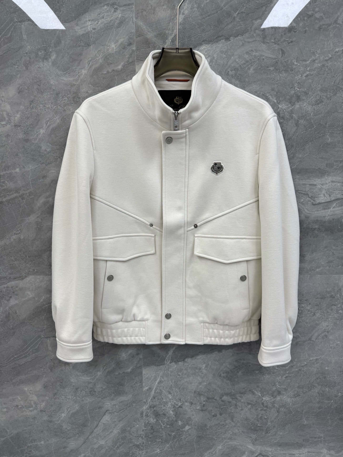 NO:613425,SOLO's new autumn and winter Loro pi*na high-end woolen jacket is a must-have for elite men. It is an old-money style short casual stand-collar jacket. Made in Italy, it is released in the lead of major buying stores. It is an extremely simple and charming phenomenon-level item. It is made of thick and warm woolen material. It continues LP's exquisite tailoring technology and is a must-have versatile artifact for the wardrobe!  LP, a top luxury brand with a long history in Italy, Loro Piana has been pursuing excellent quality and craftsmanship for the past 100 years. Both the version and design are extremely sophisticated, carefully crafted by designers, meticulously cut, and thoughtfully cared for every detail. The organic combination of traditional craftsmanship and modern wisdom brings the art of menswear to its fullest!  Classic minimalism for urban men, low-key and subtle. Metal engraved zippers and snap button closures complete the design style and highlight the brand image. Made of fully customized imported woolen material, double-layered lining, first-class warmth in autumn and winter, the texture is very unique, you can feel the fabric to know the layered texture  , and the tedious craftsmanship are all non-replicated. It is very wide and natural, and the entire pattern is also excellent. It seems simple, but in fact it is amazing. The workmanship everywhere is perfect and the details are perfect. No matter how many things are said, it is empty words without seeing it. Only by taking a closer look can you understand the secret!  Color Black White Beige Size M-3XL M Bust 106 Shoulder Width 46 Sleeve Length 58 Clothes Length 69 Large Bust 110 Shoulder Width 47 Sleeve Length 59 Clothes Length 70  Bust 122, shoulder width 50, sleeve length 62, dress length 73. Size recommendation: Wear size M within 130 pounds, wear size L between 130-145 pounds, wear size XL between 145-160 pounds, wear size 2XL between 160-175 pounds, wear 3XL between 175-185 pounds, loro piana, loro piana, jackets & coats, jackets & coats, alexander wang19860909SOLO秋冬新款Loro pi*na高端毛呢外套,精英男士必备老钱风短款休闲立领夹克.意大利代工出品,领先各大买手店发布.极致简约且魅力十足的现象级单品,厚实保暖的毛呢材质,延续LP精致的剪裁工艺,衣橱必备的百搭神器！ 来自意大利历史悠久尊贵奢华的顶奢品牌LP,在过去一百年来Loro Piana一直追求卓越的质量和手工.无论是版型还是设计都是极其经得起考究,经过设计师的精心雕琢,细致裁剪,周至的呵护到每一个细节.将传统工艺与现代智慧有机的结合,将男装艺术发挥到淋漓尽致的地步！ 经典的都市型男极简主义,低调含蓄.金属刻字拉链与按扣开合,完善设计风格,彰显品牌形象.全定制的进口毛呢材质打造而成,双层内衬,秋冬季节保暖一流,质感十分独特,大家感受面料即可知晓,那种富有层次的质感,以及繁琐的工艺都是无复制的存在.挺阔自然,衬托的整个版型也是极为出色,看似简单,实则让人惊艳,浑身上下的各处做工都是完美的细节彰显.说的再多东西没看到都是空话,只有拿到了细细把关才能明白奥秘所在！颜色黑色 白色 米色 尺码M-3XL M码 胸围106 肩宽46 袖长58 衣长69 L码 胸围110 肩宽47 袖长59 衣长70 XL码胸围114 肩宽48 袖长60 衣长71 2XL码 胸围118 肩宽49 袖长61 衣长72 3XL码 胸围122 肩宽50 袖长62 衣长73 尺码推荐 130斤以内穿M码,130-145斤穿L码,145-160斤穿XL码,160-175斤穿2XL码,175-185斤穿3XL,,loro piana,loro piana,jackets & coats,jackets & coats,alexander wang,Men's clothing