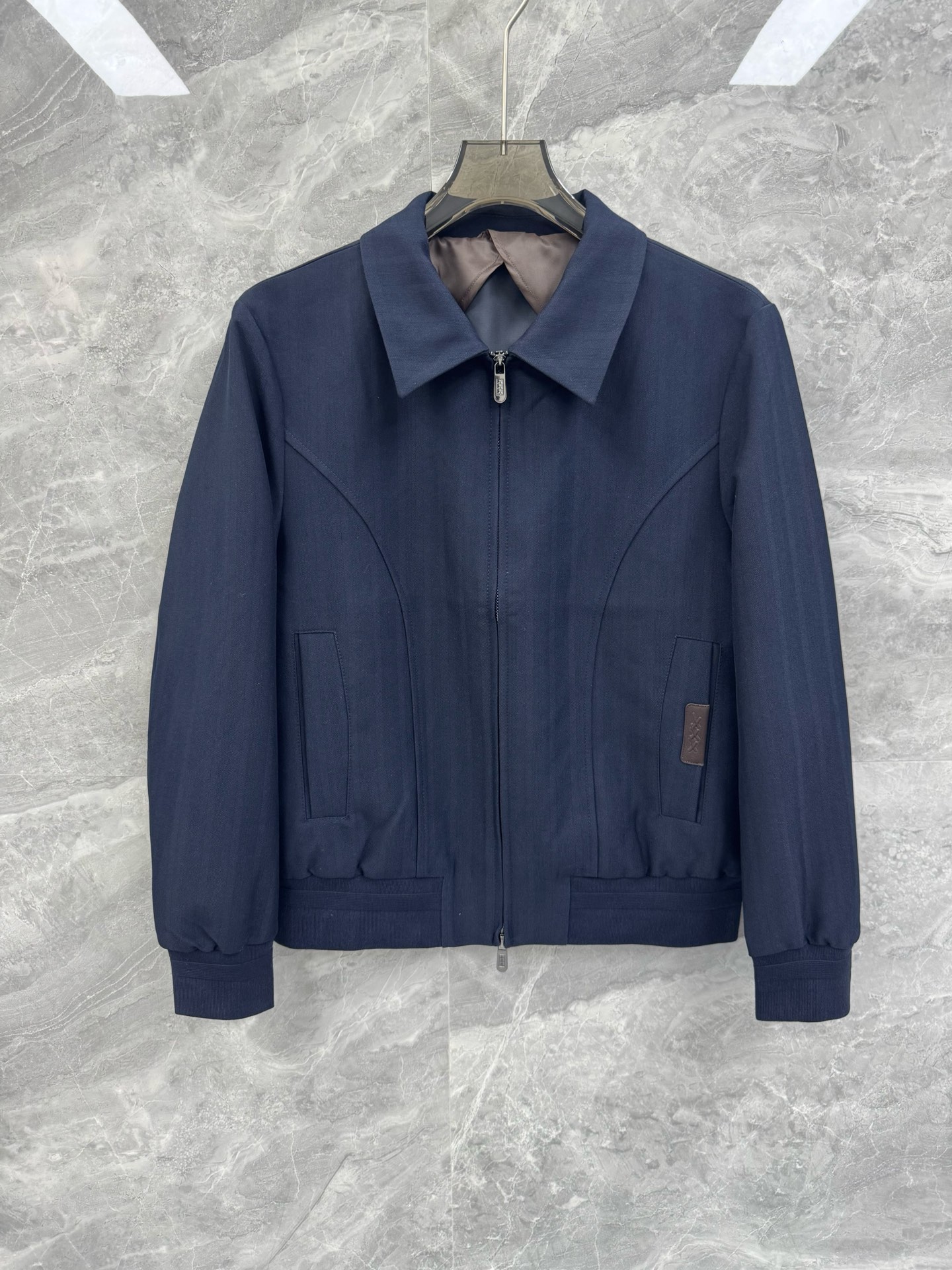 NO:626848,25 new autumn and winter ZZ leather label embellished business lapel zipper jacket, men's versatile urban minimalist wool blend short executive jacket. Produced by Italian OEM in Shenzhen, released by major buyer stores. Extremely simple and charming phenomenon-level item, high-end wool blend material, continuing the exquisite tailoring process of the EZ family, a must-have versatile artifact for the wardrobe!  Classic urban sportsman minimalism, low-key and subtle. The leather label logo on the pocket and the zipper with metal engraved letters highlight the brand image. The ZZ family itself is world-famous for its first-class men's clothing and has always been the favorite of celebrity men. Both the style and design are extremely sophisticated.  The elegant and harmonious style makes it stand out from the classical craftsmanship. After careful carving, meticulous tailoring and thoughtful care of every detail by the designer, it organically combines traditional craftsmanship with modern wisdom and brings the art of menswear to its fullest. It has always been the favored object of many celebrities!  !  Fully customized imported wool blend material, polyester fiber lining, the texture is very unique, you can know it by feeling the fabric. It is quite wide and natural, and the entire silhouette is excellent. It seems simple, but in fact it is amazing. The workmanship everywhere is perfect details. Sizes M-3XL  XL size bust 112 shoulder width 46 sleeve length 63 dress length 66 2XL size bust 116 shoulder width 47 sleeve length 64 dress length 67 3XL size bust 120 shoulder width 48 sleeve length 65 dress length 68 size recommendation  Wear size M under 130 pounds, wear size L between 130-145 pounds, wear size XL between 145-160 pounds, wear size 2XL under 160-175 pounds, wear size 3XL under 175-190 pounds,,jackets & coats,jackets & coats,alexander wang1986090925秋冬新款ZZ皮革标签点缀商务翻领拉链夹克,男士百搭都市极简羊毛混纺短款行政外套.深圳意大利代工出品,领先各大买手店发布.极致简约且魅力十足的现象级单品,高端羊毛混纺材质,延续EZ家族精致的剪裁工艺,衣橱必备的百搭神器！ 经典的都市型男极简主义,低调含蓄.口袋处皮革标签logo与金属刻字字母拉链,彰显品牌形象.ZZ家族本身就是以一流的男装成衣闻名世界,一直是名流男士的心头好,无论是版型还是设计都是极其经得起考究.亦庄亦谐的风格令它再古典技艺中脱颖而出,经过设计师的精心雕琢,细致裁剪,周至的呵护到每一个细节,将传统工艺与现代智慧有机的结合,将男装艺术发挥到淋漓尽致的地步,一直都是许多社会名流所青睐的对象！！ 全定制的进口羊毛混纺材质,聚酯纤维内衬,质感十分独特,大家感受面料即可知晓.挺阔自然,衬托的整个版型也是极为出色,看似简单,实则让人惊艳,浑身上下的各处做工都是完美的细节彰显.尺码M-3XL M码胸围104 肩宽44 袖长61 衣长64 L码 胸围108 肩宽45 袖长62 衣长65 XL码 胸围112 肩宽46 袖长63 衣长66 2XL码 胸围116 肩宽47 袖长64 衣长67 3XL码 胸围120 肩宽48 袖长65 衣长68 尺码推荐 130斤以内穿M码,130-145斤穿L码,145-160斤穿XL码,160-175斤穿2XL码,175-190斤穿3XL码,,jackets & coats,jackets & coats,alexander wang,Men's clothing