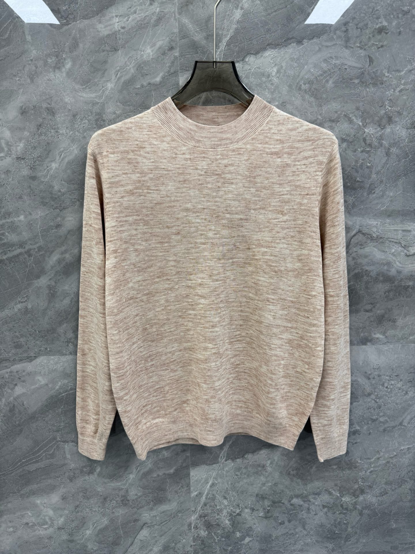 NO:611128,SOLO 25 new autumn and winter Loro pi*na linen acrylic blended solid color bottoming shirt, a must-have minimalist urban wool sweater for high-end elite men. Rare order from the same channel in Italy, minimalist body shape, embroidered logo embellishment in the same color, top-grade wool blend, perfect for inner wear with high collar artifact!  It shows the brand's luxurious temperament and is a must-have for urban men!  Loro Piana, the top luxury brand from Italy with a long history, LP, has been pursuing excellent quality and craftsmanship for the past 100 years. LP products are the best choice in every aspect. They need to be stylish, have an effective upper body effect, have tailoring and design, and are long-lasting. The aristocratic aura of the upper body is irreplaceable, and it is very classy!  The top-grade linen and acrylic blended texture is embellished with the logo embroidered in the same color on the chest. The overall touch is extremely comfortable. The skin-friendly effect is advanced. This item is destined to be worn and perfectly meets the needs of various outfits. It is extremely extraordinary, and the grade and charm are extremely eye-catching. The craftsmanship can accurately combine it with the material, which can also highlight the brand's grade and fashionable temperament!  Size M-3XL Color Orchid Khaki Caramel Light Apricot M Size Bust 100 Shoulder Width 42 Sleeve Length 62 Clothing Length 69 L Size Bust 104 Shoulder Width 43 Sleeve Length 63 Clothes Length 70  3XL, bust 116, shoulder width 46, sleeve length 66, dress length 73. Size recommendation: Wear size M within 130 pounds, wear size L between 130-145 pounds, wear size XL between 145-160 pounds, wear size 2XL between 160-175 pounds, wear size 3XL between 175-190 pounds,,loro piana,loro piana,alexander wang19860909SOLO 25秋冬新款Loro pi*na亚麻腈纶混纺纯色打底衫,高端精英男士必备极简都市羊毛针织衫.意大利同渠道稀有订单,极简的衣身造型,顺色刺绣logo点缀,顶级羊毛混纺,完美的内穿搭配高领神器！呈现出品牌的奢华气质范儿,都市型男必备！ 来自意大利历史悠久尊贵奢华的顶奢品牌LP,在过去一百年来Loro Piana一直追求卓越的质量和手工.LP的东西无论是哪个方面都是最好的选择,要款式有款式,要上身效果有效果,要剪裁有剪裁,要设计有设计,而且经久不衰,上身的贵族气场无法替代,并且很有档次！ 顶级亚麻腈纶混纺质地,胸前顺色刺绣logo点缀,整体的触感极为舒适.亲肤效果高级,这种单品注定了就是为穿搭所生,完美的符合各种穿搭的所需.极为非凡,档次与魅力更是极为的出色亮眼,工艺能将其与材质精密结合,更能够彰显出品牌的档次与时髦气质所在！尺码M-3XL 颜色花兰 卡其 焦糖 浅杏 M码 胸围100 肩宽42 袖长62 衣长69 L码 胸围104 肩宽43 袖长63 衣长70 XL码胸围108 肩宽44 袖长64 衣长71 2XL码 胸围112 肩宽45 袖长65 衣长72 3XL码 胸围116 肩宽46 袖长66 衣长73 尺码推荐 130斤以内穿M码,130-145斤穿L码,145-160斤穿XL码,160-175斤穿2XL码,175-190斤穿3XL码,,loro piana,loro piana,alexander wang,Men's clothing