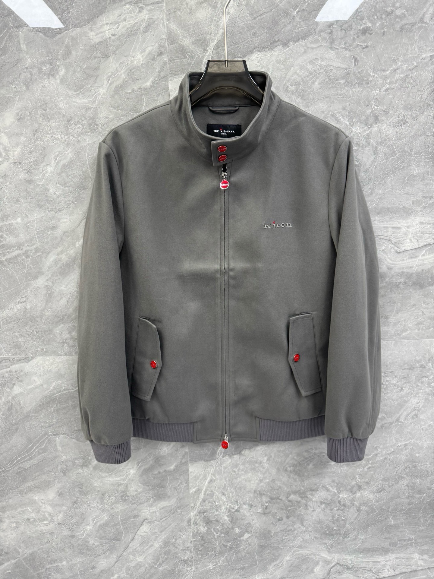 NO:662699,SOLO 25 new autumn and winter Kiton old money style velvet stand collar jacket, a must-have casual business jacket for elite men. An extremely simple and charming phenomenon-level item, high-end velvet blended material, snap-button stand-up collar design, with metal letter zipper closure, continuing Kiton's exquisite tailoring technology, a must-have versatile artifact for the wardrobe!  Kiton is more than just a clothing brand, it represents one of the highest artistic achievements in men's handmade customization. It combines Italy's long tradition of handcrafting, its persistent pursuit of top-quality materials and its infinite demands for perfect details to create comfortable and elegant clothing that can be called a work of art for gentlemen who pursue the ultimate. Owning a piece of Kiton is one of the ultimate expressions of taste, wealth and the pursuit of excellence in life.  Fully customized imported velvet blended fabric, double-layer polyester fiber lining, the texture is very unique, you can know it by feeling the fabric. It is warm and comfortable, tall and natural, and the entire version is also excellent. It seems simple, but in fact it is amazing. The workmanship everywhere is perfect details. Color: black, gray, beige, brown, size M, bust 108, shoulder width 45, sleeve length 62, length 69, size L, bust 112, shoulder width 46  Sleeve length 63 Dress length 70  Wear size M under 130 pounds, wear size L between 130-145 pounds, wear size XL between 145-160 pounds, wear size 2XL under 160-175 pounds, wear size 3XL under 175-185 pounds,,jackets & coats,jackets & coats, 19860909SOLO 25秋冬新款Kiton老钱风翻绒立领夹克,精英男士必备休闲商务外套.极致简约且魅力十足的现象级单品,高端翻绒混纺材质,按扣式立领设计,搭配金属字母拉链开合,延续Kiton精致的剪裁工艺,衣橱必备的百搭神器！ Kiton 不仅仅是一个服装品牌,它代表着男装手工定制的最高艺术成就之一.它融合了意大利悠久的手工传统、对顶级材料的执着追求和对完美细节的无限苛求,为追求极致的绅士们打造出舒适优雅、堪称艺术品的服装.拥有一件 Kiton,是品味、财富和对卓越生活追求的终极体现之一. 全定制的进口翻绒混纺面料,双层聚酯纤维内衬,质感十分独特,大家感受面料即可知晓.温暖舒适,挺阔自然,衬托的整个版型也是极为出色,看似简单,实则让人惊艳,浑身上下的各处做工都是完美的细节彰显.颜色黑色 灰色 米色 咖色 M码 胸围108 肩宽45 袖长62 衣长69 L码 胸围112 肩宽46 袖长63 衣长70 XL码胸围116 肩宽48 袖长65 衣长71 2XL码 胸围120 肩宽49 袖长66 衣长72 3XL码 胸围124 肩宽50 袖长67 衣长73 尺码推荐 130斤以内穿M码,130-145斤穿L码,145-160斤穿XL码,160-175斤穿2XL码,175-185斤穿3XL码,,jackets & coats,jackets & coats, ,Men's clothing