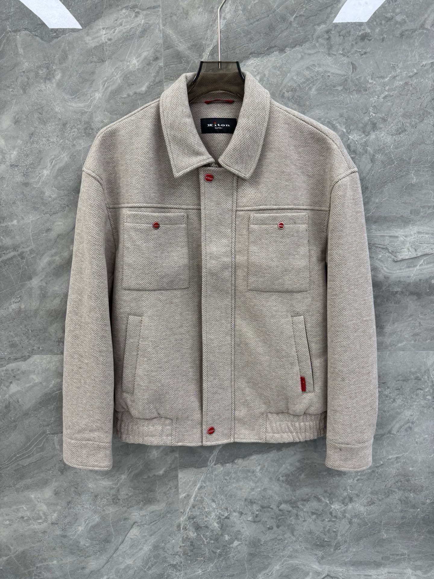 NO:662703,25 new autumn and winter Kiton high-end woolen jacket, a must-have old-money style short casual lapel jacket for elite men. Produced by Italian OEM and released in the lead in major buying stores. An extremely simple and charming phenomenon-level item, thick and warm woolen material, continuation of Kiton's exquisite tailoring technology, a must-have versatile artifact for the wardrobe!  Kiton is more than just a clothing brand, it represents one of the highest artistic achievements in men's handmade customization. It combines Italy's long tradition of handcrafting, its persistent pursuit of top-quality materials and its infinite demands for perfect details to create comfortable and elegant clothing that can be called a work of art for gentlemen who pursue the ultimate. Owning a piece of Kiton is one of the ultimate expressions of taste, wealth and the pursuit of excellence in life.  Classic urban sportsman minimalism, low-key and subtle. Metal pendant zipper design highlights the brand image. Made of fully customized imported woolen material, double-layered lining, first-class warmth in autumn and winter. The texture is very unique. You can feel the fabric to know the layered texture and tediousness.  The craftsmanship is non-replicated. It is very wide and natural, and the entire pattern is also excellent. It seems simple, but in fact it is amazing. The workmanship everywhere is perfect and the details are demonstrated. No matter how many things are said, it is empty words without seeing it. Only by taking a closer look can you understand the secret!  Size M-3XL Color Black Apricot M Size Bust 108 Shoulder Width 52 Sleeve Width 56 Clothes Length 68 L Size Bust 112 Shoulder Width 53 Sleeve Length 57 Clothes Length 69  Bust 124, Shoulder Width 56, Sleeve Length 60, Clothing Length 72. Recommended sizes: Wear size M if you are under 130 pounds, L if you are 130-145 pounds,1986090925秋冬新款Kiton高端毛呢外套,精英男士必备老钱风短款休闲翻领夹克.意大利代工出品,领先各大买手店发布.极致简约且魅力十足的现象级单品,厚实保暖的毛呢材质,延续Kiton家精致的剪裁工艺,衣橱必备的百搭神器！ Kiton 不仅仅是一个服装品牌,它代表着男装手工定制的最高艺术成就之一.它融合了意大利悠久的手工传统、对顶级材料的执着追求和对完美细节的无限苛求,为追求极致的绅士们打造出舒适优雅、堪称艺术品的服装.拥有一件 Kiton,是品味、财富和对卓越生活追求的终极体现之一. 经典的都市型男极简主义,低调含蓄.金属挂件拉链设计.彰显品牌形象.全定制的进口毛呢材质打造而成,双层内衬,秋冬季节保暖一流,质感十分独特,大家感受面料即可知晓,那种富有层次的质感,以及繁琐的工艺都是无复制的存在.挺阔自然,衬托的整个版型也是极为出色,看似简单,实则让人惊艳,浑身上下的各处做工都是完美的细节彰显.说的再多东西没看到都是空话,只有拿到了细细把关才能明白奥秘所在！尺码M-3XL 颜色黑色 杏色 M码 胸围108 肩宽52 袖长56 衣长68 L码 胸围112 肩宽53 袖长57 衣长69 XL码胸围116 肩宽54 袖长58 衣长70 2XL码 胸围120 肩宽55 袖长59 衣长71 3XL码 胸围124 肩宽56 袖长60 衣长72 尺码推荐 130斤以内穿M码,130-145斤穿L码,145-160斤穿XL码,160-175斤穿2XL码,175-190斤穿3XL,,jackets & coats,jackets & coats, ,Men's clothing