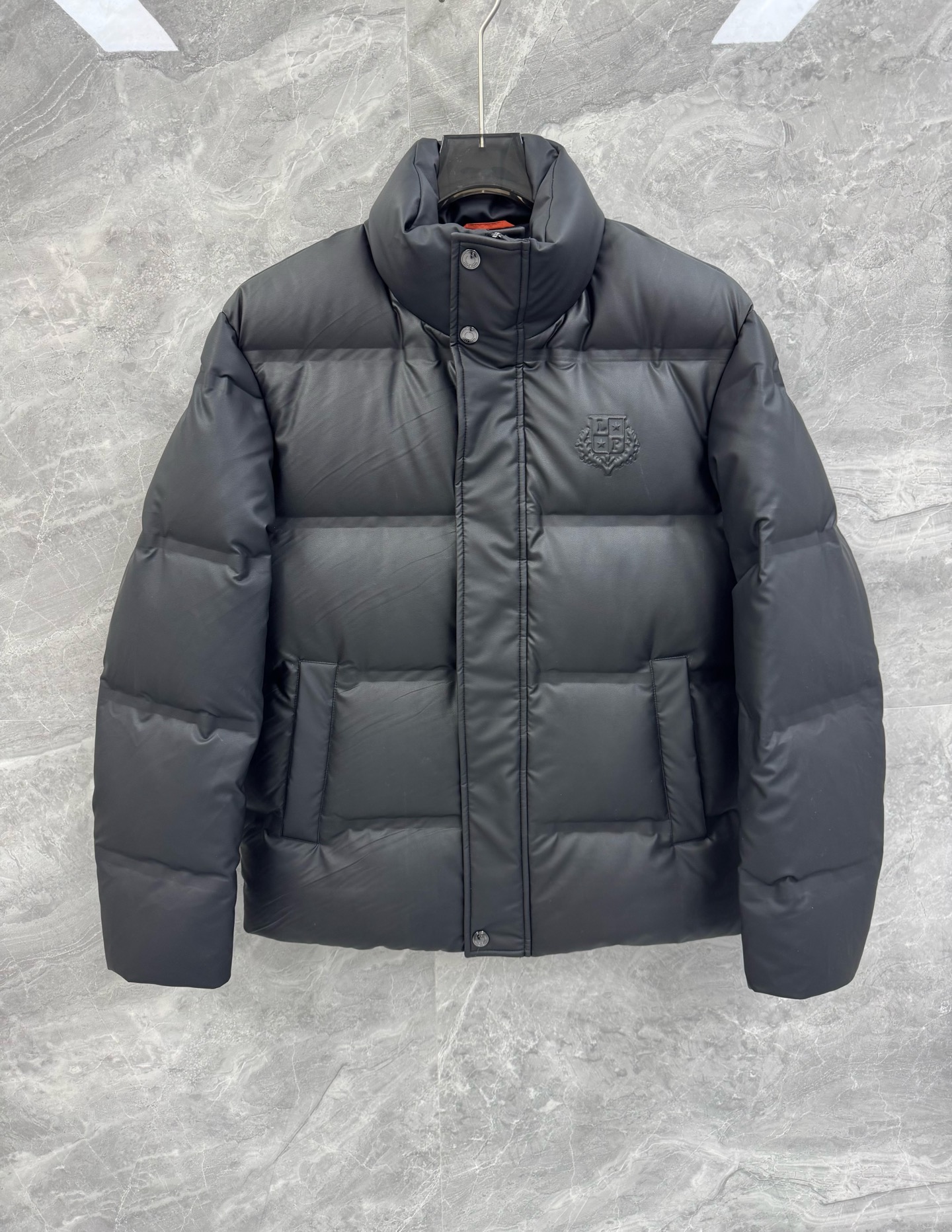 NO:662693,25 new autumn and winter Loro pi*na soft protein leather leather down jacket. Men's minimalist stand-up collar warm down jacket with embossed logo logo. Top luxury series, high-quality protein leather, smooth and shiny, soft and delicate to the touch. 260 grams of 90 white duck down filling, classic embossed logo decoration, showing the brand style. A fashionable and luxurious high-end ready-made garment, the first choice for autumn and winter fashion and leisure.  LP is a very rare protein leather down style. The chest strap is decorated with an embossed logo pattern. It has an overwhelming sense of luxury and fashion. The classic configuration is filled with warm 90 duck down down, which is light and warm, and the texture is super comfortable!  A top-notch piece of clothing that no one can miss, a charming style that gives you both warmth and style!  !  Sizes M-3XL Size M Bust 112 Shoulder Width 46 Sleeve Length 62 Length 74 L Size Chest 116 Shoulder Width 47 Sleeve Length 63 Dress Length 75  Shoulder width 50 Sleeve length 66 Clothes length 78 Recommended sizes: Wear M size if you are under 130 catties, L size if you are 130-145 catties, XL size if you are 145-160 catties, 2XL size if you are 160-175 catties, 3XL size if you are 175-190 kg, loro piana, loro piana, jackets & coats, down jacket,  1986090925秋冬新款Loro pi*na柔软蛋白皮皮革材质羽绒外套.男士压纹logo标识极简立领保暖羽绒服.顶级奢华系列,高品质蛋白皮,光滑锃亮,手感柔软细腻.260克90白鸭绒填充,经典压纹logo装饰,绽现品牌格调.一款时髦奢华的高端成衣,秋冬时尚休闲的首选单品. LP十分罕见的蛋白皮皮革羽绒款式,胸带饰有压纹logo图案,其奢华感与时尚感都是爆棚的感觉.经典的版型配置,保暖的90鸭绒绒毛填充,轻盈又保暖,质感超级的到位舒适！一款所有人都不能错过的顶级服饰,让你温度与风度兼收的气质魅力款式！！尺码M-3XL M码 胸围112 肩宽46 袖长62 衣长74 L码 胸围116 肩宽47 袖长63 衣长75 XL码胸围120 肩宽48 袖长64 衣长76 2XL码 胸围124 肩宽49 袖长65 衣长77 3XL码 胸围128 肩宽50 袖长66 衣长78 尺码推荐 130斤以内穿M码,130-145斤穿L码,145-160斤穿XL码,160-175斤穿2XL码,175-190斤穿3XL码,,loro piana,loro piana,jackets & coats,down jacket, ,Men's clothing