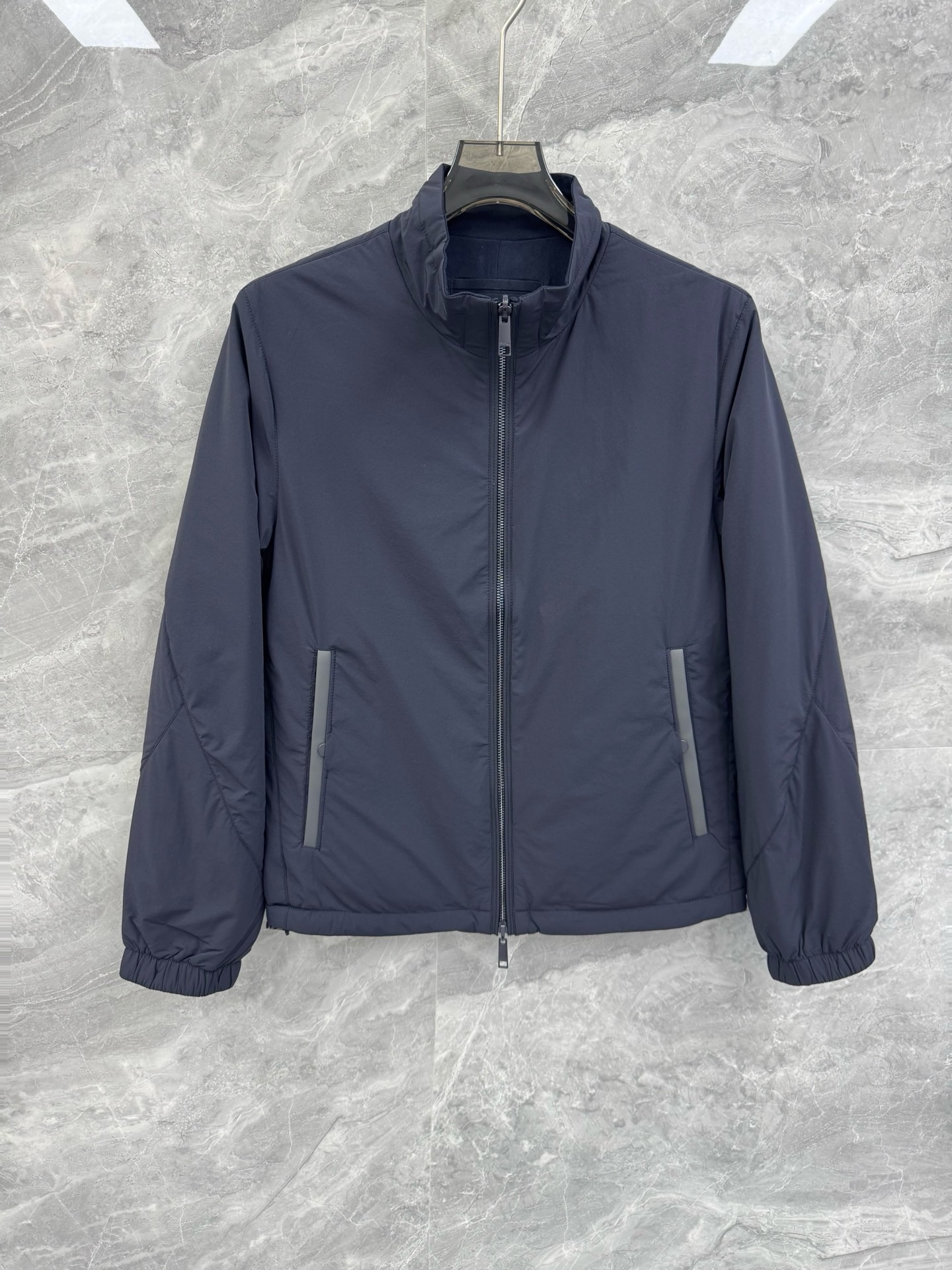 NO:662706,25 new autumn and winter ZZ reversible smooth, soft and thickened nylon jacket, a versatile urban minimalist stand-collar jacket for men. OEMed in Shenzhen, Italy, and released in the leading boutiques. It is extremely practical, a must-have for daily leisure, and can be worn on both sides. An extremely simple and charming phenomenon-level item, continuing the exquisite tailoring process of the EZ family, it is a must-have and versatile artifact for the wardrobe!  Classic urban sportsman minimalism, low-key and subtle. The Z-letter metal zipper logo highlights the brand image. The ZZ family itself is world-famous for its first-class men's ready-to-wear, and has always been the favorite of celebrity men. Both the version and the design are extremely sophisticated. It is both solemn and humorous.  The style makes it stand out from the classical craftsmanship. After the designer's careful carving, meticulous tailoring, and thoughtful care for every detail, it organically combines traditional craftsmanship with modern wisdom and brings the art of menswear to its fullest. It has always been the favored object of many celebrities!  !  Fully customized lightweight nylon fabric, reversible, with a velvet-cotton blend lining to keep warm. The texture is very unique, and you can tell by feeling the fabric. It is quite wide and natural, and the entire silhouette is excellent. It seems simple, but in fact it is amazing. The workmanship everywhere on the body is perfect and the details are highlighted. Sizes M-3XL Color Navy Blue Green M Size Bust 102 Shoulder Width 43 Sleeve Length 63 Length 67 L Size Bust 106  Shoulder width 44 Sleeve length 64 Dress length 68  Wear size M under 130 pounds, wear size L between 130-145 pounds, wear size XL between 145-160 pounds, wear size 2XL under 160-175 pounds, wear size 3XL under 175-190 pounds,,jackets & coats,jackets & coats, 1986090925秋冬新款ZZ双面可穿顺滑柔软加厚尼龙外套,男士百搭都市极简立领夹克.深圳意大利代工出品,领先各大买手店发布.实用性极高,日常休闲必备,双面可穿.极致简约且魅力十足的现象级单品,延续EZ家族精致的剪裁工艺,衣橱必备的百搭神器！ 经典的都市型男极简主义,低调含蓄.Z字母金属拉链标识,彰显品牌形象.ZZ家族本身就是以一流的男装成衣闻名世界,一直是名流男士的心头好,无论是版型还是设计都是极其经得起考究.亦庄亦谐的风格令它再古典技艺中脱颖而出,经过设计师的精心雕琢,细致裁剪,周至的呵护到每一个细节,将传统工艺与现代智慧有机的结合,将男装艺术发挥到淋漓尽致的地步,一直都是许多社会名流所青睐的对象！！ 全定制的轻量级尼龙面料,双面可穿,内里绒棉混纺保暖,质感十分独特,大家感受面料即可知晓.挺阔自然,衬托的整个版型也是极为出色,看似简单,实则让人惊艳,浑身上下的各处做工都是完美的细节彰显.尺码M-3XL 颜色藏青色 绿色 M码 胸围102 肩宽43 袖长63 衣长67 L码 胸围106 肩宽44 袖长64 衣长68 XL码胸围110 肩宽45 袖长65 衣长69 2XL码 胸围114 肩宽46 袖长66 衣长70 3XL码 胸围118 肩宽47 袖长67 衣长71 尺码推荐 130斤以内穿M码,130-145斤穿L码,145-160斤穿XL码,160-175斤穿2XL码,175-190斤穿3XL,,jackets & coats,jackets & coats, ,Men's clothing