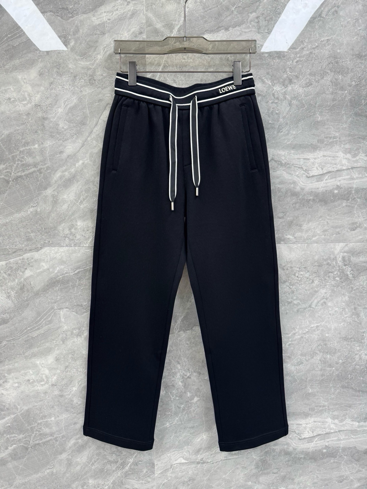25秋冬新款LOE腰间撞色织带棉质休闲长裤，男士经典刺绣logo点缀内里起绒直筒长裤。顶级特殊渠道订单，