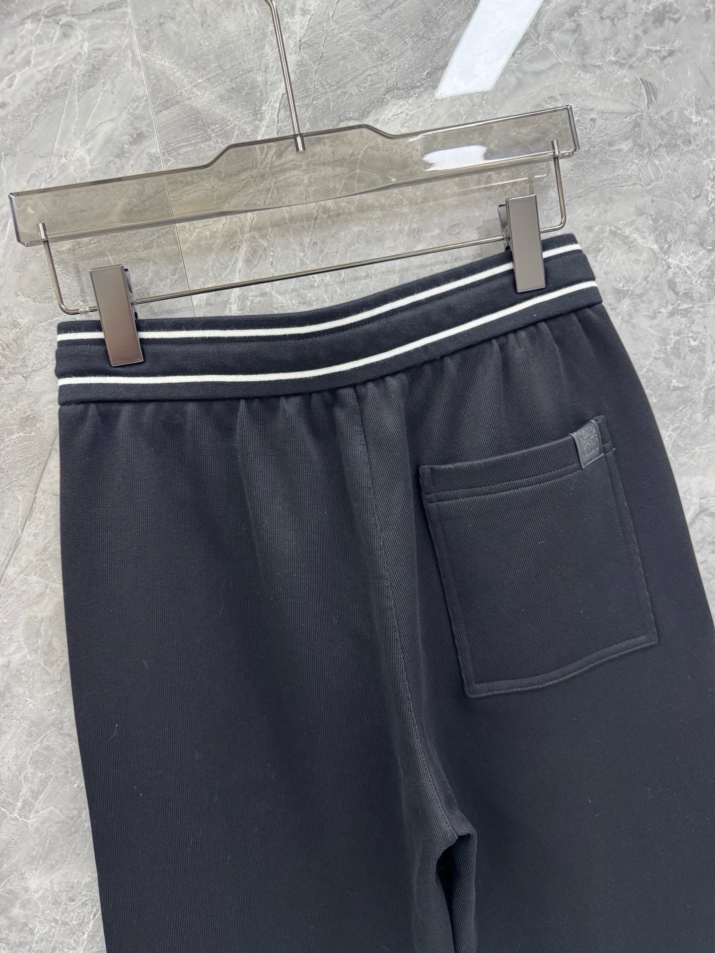 25秋冬新款LOE腰间撞色织带棉质休闲长裤，男士经典刺绣logo点缀内里起绒直筒长裤。顶级特殊渠道订单，