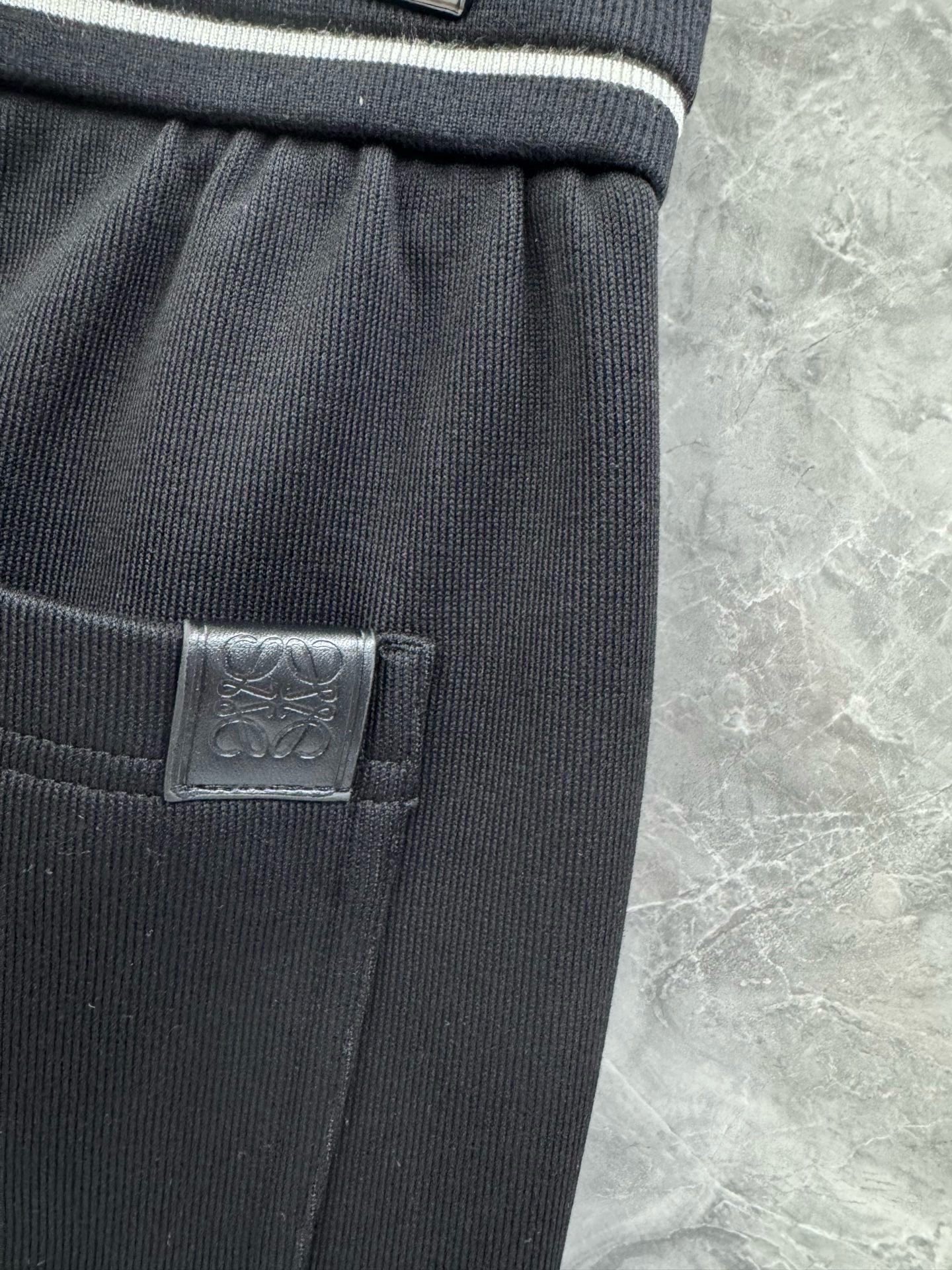 25秋冬新款LOE腰间撞色织带棉质休闲长裤，男士经典刺绣logo点缀内里起绒直筒长裤。顶级特殊渠道订单，