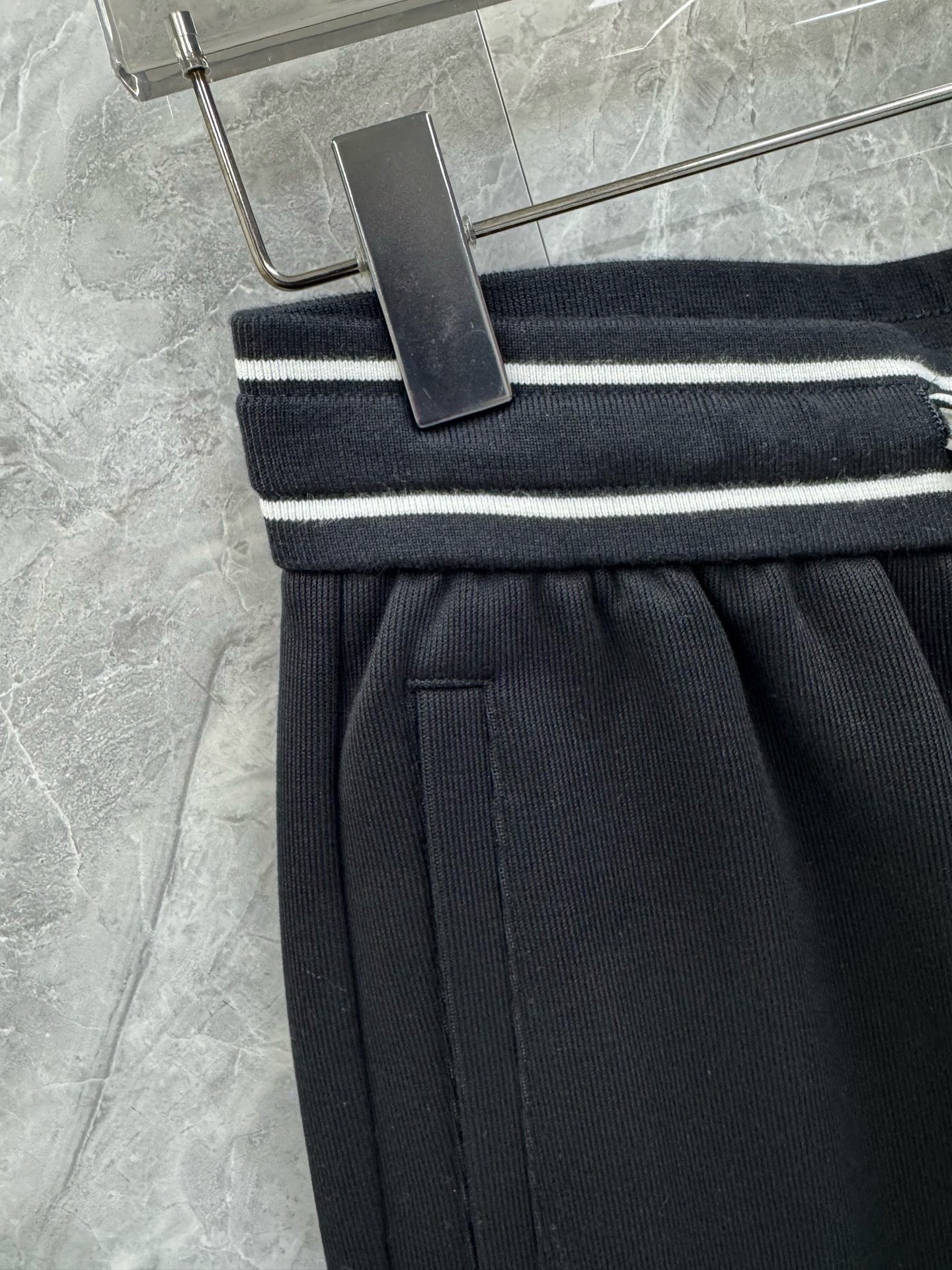 25秋冬新款LOE腰间撞色织带棉质休闲长裤，男士经典刺绣logo点缀内里起绒直筒长裤。顶级特殊渠道订单，