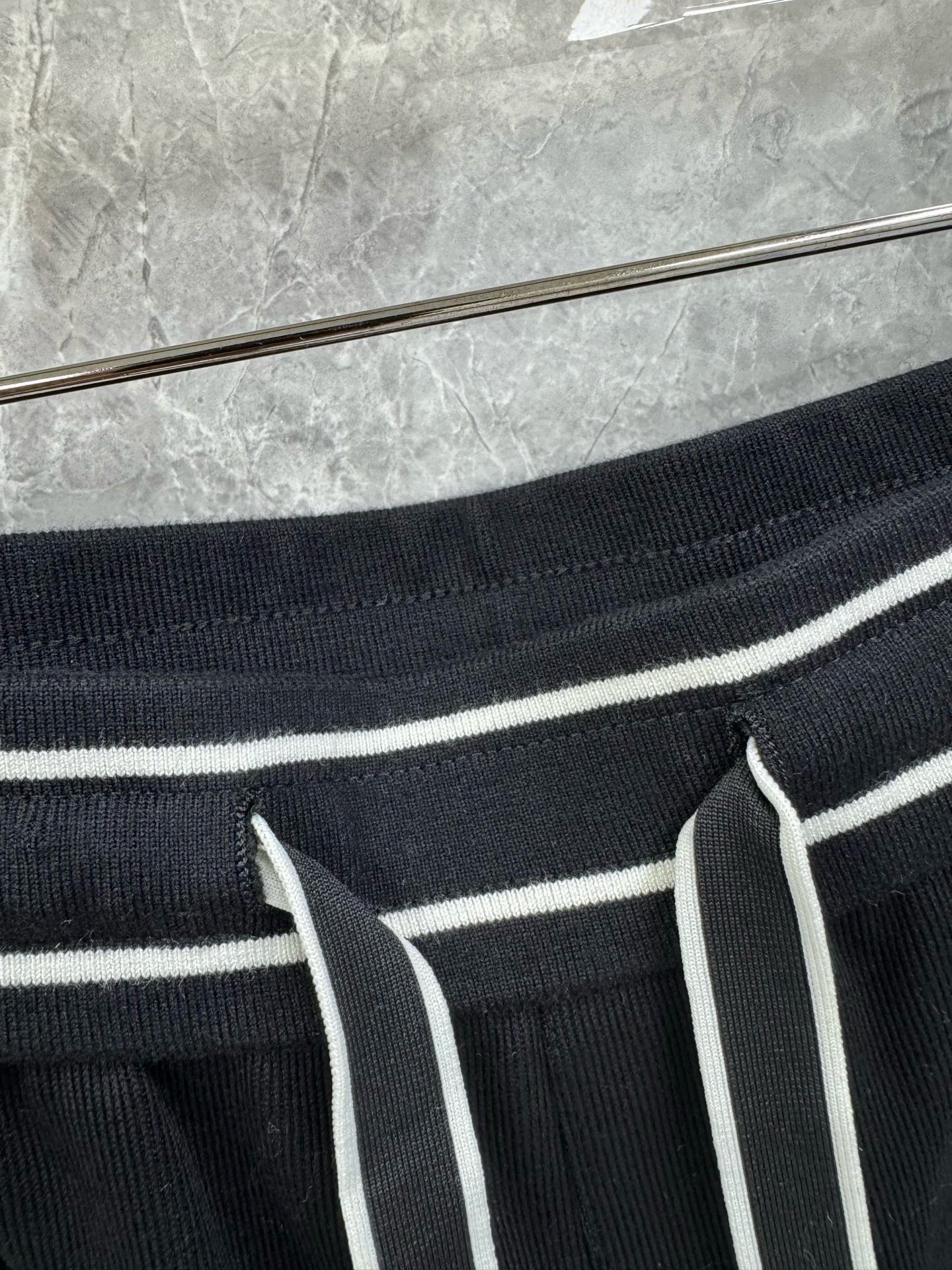 25秋冬新款LOE腰间撞色织带棉质休闲长裤，男士经典刺绣logo点缀内里起绒直筒长裤。顶级特殊渠道订单，