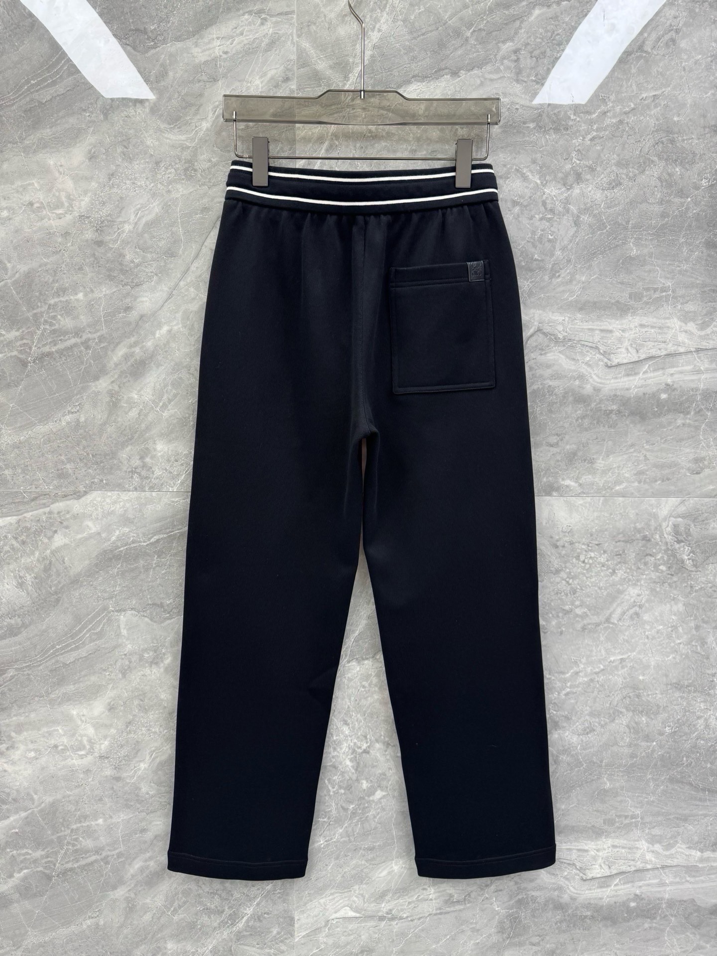 25秋冬新款LOE腰间撞色织带棉质休闲长裤，男士经典刺绣logo点缀内里起绒直筒长裤。顶级特殊渠道订单，