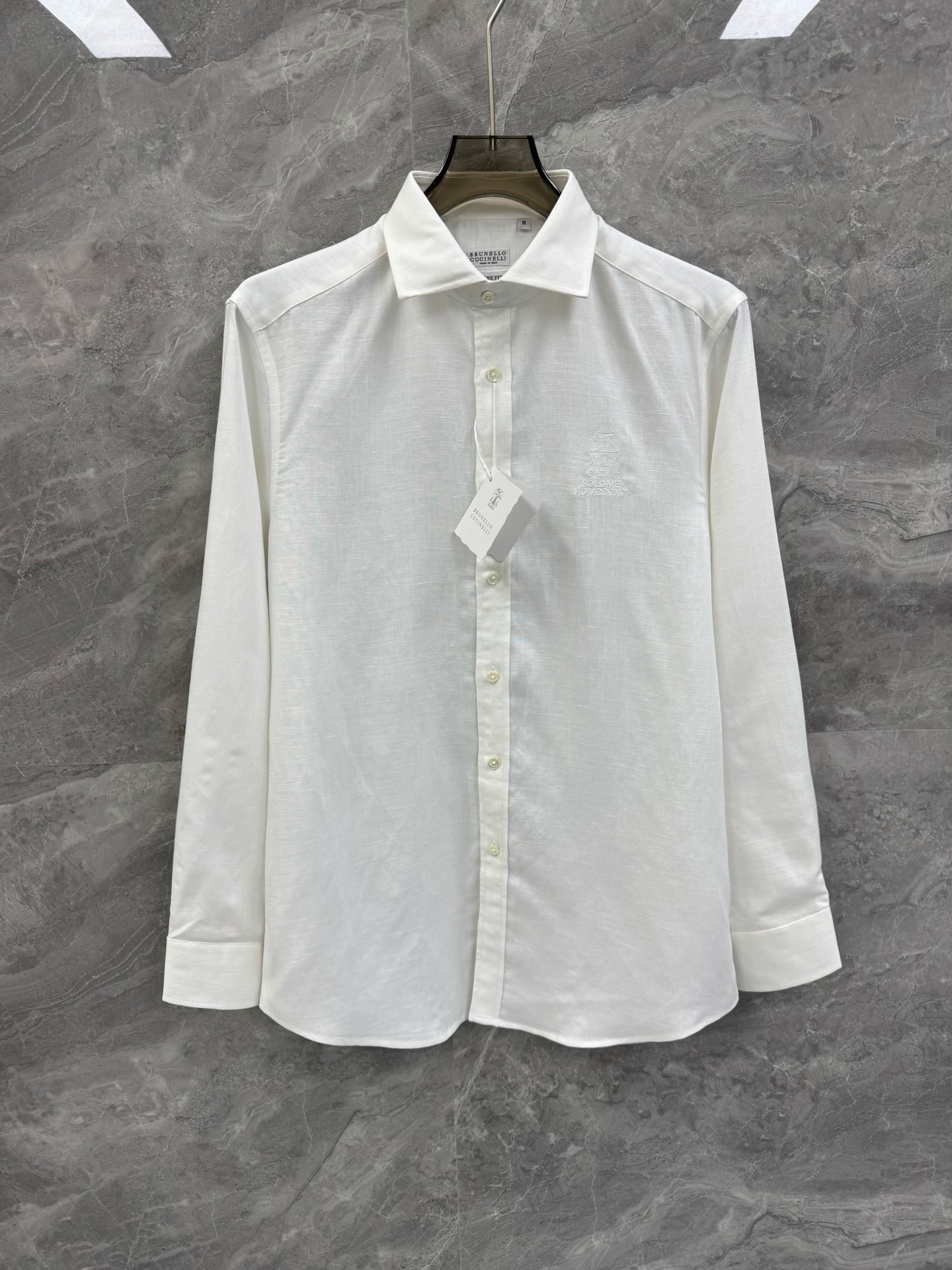 NO:646519,25 new autumn and winter BC high-end cotton and linen blended business shirts, Italian OEM orders, iconic embroidered logo embellishments, simple and advanced urban temperament, low-key luxury quality, same-counter quality. Excellent upper body performance, versatile choice, great value for money to share!  !  As a classic combination of simple elements for boys, it is also one of the simple must-have styles for men!  All of BC's clothing uses the top fabrics in today's clothing industry, coupled with Italy's unique traditional craftsmanship, which gives the brand the reputation of 'a true luxury product in the clothing industry'. Each piece of clothing will be inspected at least 6 times inside and out before being released to ensure that all quality reaches Brunello Cuci*elli  grade. BC products are undoubtedly the best choice in every aspect. They have to be stylish, have an effective upper body effect, have a tailoring, a design, and are long-lasting. The aristocratic aura of the upper body is irreplaceable, and it’s very classy!  The fabric is made of cotton and linen blended materials. It has been baptized by multiple special processes to perfectly maintain its comfort and texture beauty. The texture structure restores the natural purity and simplicity of linen. It is light and soft, quite attractive, low-key and elegant, and full of artistic conception. It has excellent breathability and moisture absorption, and it feels particularly comfortable against the skin!  Size M-3XL Color White Khaki Navy M Size Bust 108 Shoulder Width 44 Sleeve Length 61 Clothing Length 79 L Size Bust 112 Shoulder Width 45 Sleeve Length 62 Clothing Length 80  Bust 124, shoulder width 48, sleeve length 65, dress length 83, brunello cucinelli, alexander wang1986090925秋冬新款BC高端棉麻混纺商务衬衣,意大利代工订单,标志性刺绣logo点缀,简约高级的都市气质风范,低调奢华品质感,同柜级别品质.绝佳的上身性能,百搭之选,超值性价比分享！！作为男生简约元素经典搭配,也是男士简约必入的款式之一！ BC所有服饰均选用现今服装界最顶级的面料,加上意大利得天独厚的传统手工艺使得该品牌又有 “服装界真正的奢侈品” 之美誉.每件服饰在面世前至少会被里里外外检查6遍以上,以保证所有的品质都能达到Brunello Cuci*elli 的级别.BC的东西无论是哪个方面无疑都是最好的选择,要款式有款式,要上身效果有效果,要剪裁有剪裁,要设计有设计,而且经久不衰,上身的贵族气场无法替代,并且很有档次！ 面料选用棉麻混纺材质,经过多道特殊工艺的洗礼,完美的保持了它的舒适感与肌理美感.纹理构造还原了亚麻自然纯粹与质朴的本性,轻盈柔软,相当耐看,低调儒雅,意境十足.透气性与吸湿性极佳,亲肤感尤为舒适！尺码M-3XL 颜色白色 卡其 藏青 M码 胸围108 肩宽44 袖长61 衣长79 L码 胸围112 肩宽45 袖长62 衣长80 XL码胸围116 肩宽46 袖长63 衣长81 2XL码 胸围120 肩宽47 袖长64 衣长82 3XL码 胸围124 肩宽48 袖长65 衣长83,,brunello cucinelli,alexander wang,Men's clothing