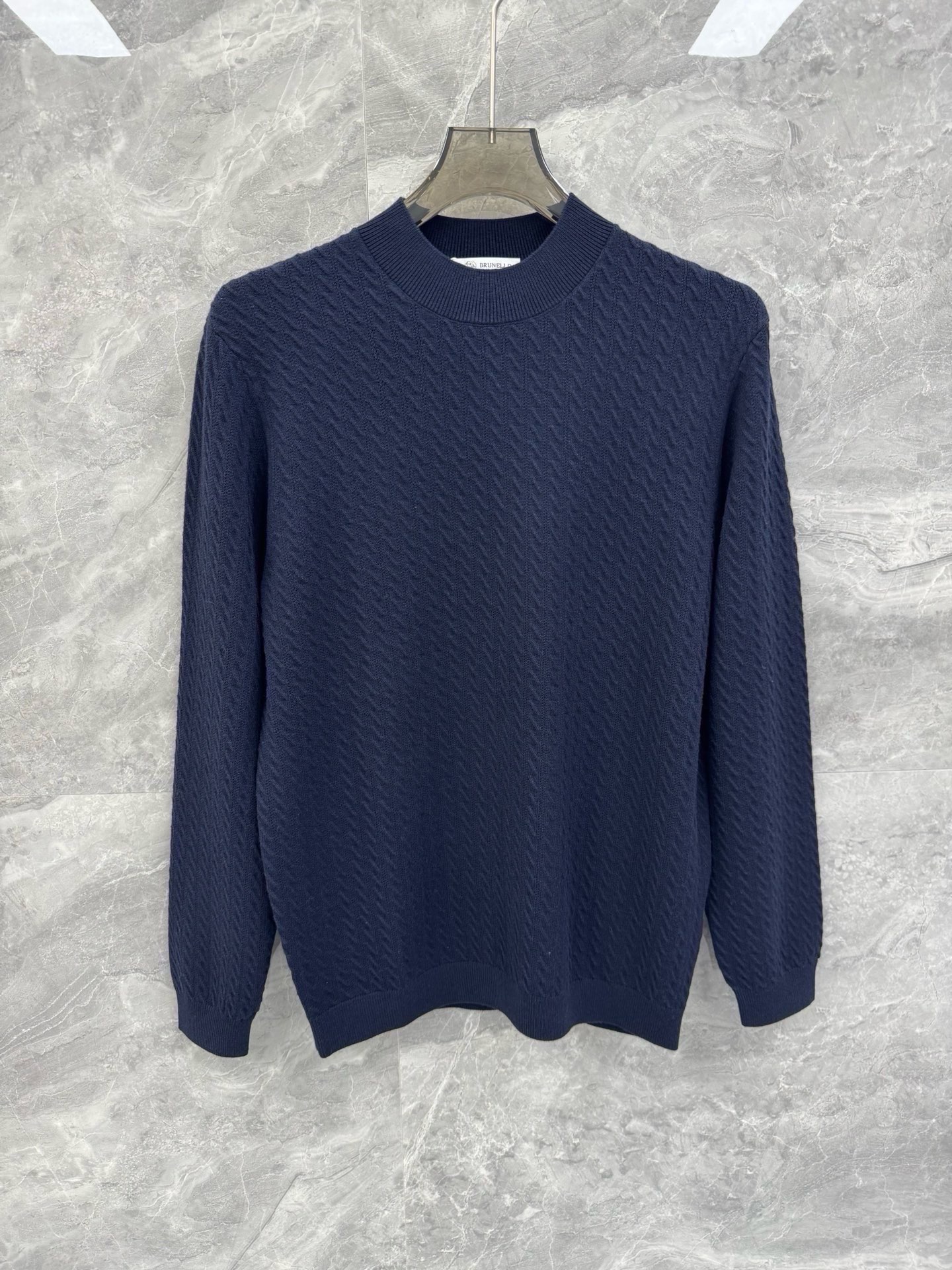 NO:646530,25 new autumn and winter BC cable wool sweaters, men's minimalist and unadorned casual urban sweaters. Shared by top domestic sales channels, top Italian luxury brand Brunello Cuci*elli, minimalist and elegant design, cable knit shape, high-end wool blended fabrics, showing the brand's luxurious temperament, a must-have for urban men!  All of BC's clothing uses the top fabrics in today's clothing industry, coupled with Italy's unique traditional craftsmanship, which gives the brand the reputation of 'a true luxury product in the clothing industry'. Each piece of clothing will be inspected at least 6 times inside and out before being released to ensure that all quality reaches Brunello Cuci*elli  grade. BC products are undoubtedly the best choice in every aspect. They have to be stylish, have an effective upper body effect, have a tailoring, a design, and are long-lasting. The aristocratic aura of the upper body is irreplaceable, and it’s very classy!  The overall shape is elegant and elegant without too many modifications. It is simply a favorite for business, luxury and casual men. The fabric is made of high-end wool knitted yarn, which has a perfect touch against the skin, natural drape, and is super comfortable and pleasant to wear next to the body. The texture is different from ordinary knitted fabrics, and the overall wiring workmanship is very clear and meticulous!  High-end fashion products that are visible to the naked eye!  Size M-3XL Color: green, gray, beige, yellow camel, black M size bust 100 shoulder width 43 sleeve length 62 dress length 69 L size chest size 104 shoulder width 44 sleeve length 63 dress length 70 XL size bust 108 shoulder width 45 sleeve length 64 dress length 71 2  3XL, bust 116, shoulder width 47, sleeve length 66, dress length 73. Size recommendation: Wear M size if you are under 145 catties, L size if you are 145 catties, XL size if you are 145-160 catties, 2XL size if you are 160-175 catties, 3XL size if you are 175-185 kg, brunello cucinelli, sweaters, alexander wang1986090925秋冬新款BC绞花羊毛针织衫,男士极简无修饰休闲都市毛衣.顶级内销渠道分享,意大利顶级奢侈品牌Brunello Cuci*elli,极简大气的设计,绞花针织造型,高端羊毛混纺面料,呈现出品牌的奢华气质范儿,都市型男必备！ BC所有服饰均选用现今服装界最顶级的面料,加上意大利得天独厚的传统手工艺使得该品牌又有 “服装界真正的奢侈品” 之美誉.每件服饰在面世前至少会被里里外外检查6遍以上,以保证所有的品质都能达到Brunello Cuci*elli 的级别.BC的东西无论是哪个方面无疑都是最好的选择,要款式有款式,要上身效果有效果,要剪裁有剪裁,要设计有设计,而且经久不衰,上身的贵族气场无法替代,并且很有档次！ 整体造型大气典雅,无过多修饰,简直是商务轻奢休闲男士的心头好.面料采用高端羊毛针织纱线,触肤感完美,垂感自然,贴身穿做超级舒适宜人.质感区分普通针织面料,整体走线做工非常明朗缜密！肉眼可辨的高端的时尚产物！尺码M-3XL 颜色上青 灰米 黄驼 黑色 M码胸围100 肩宽43 袖长62 衣长69 L码 胸围104 肩宽44 袖长63 衣长70 XL码 胸围108 肩宽45 袖长64 衣长71 2XL码 胸围112 肩宽46 袖长65 衣长72 3XL码 胸围116 肩宽47 袖长66 衣长73 尺码推荐 斤以内穿M码,-145斤穿L码,145-160斤穿XL码,160-175斤穿2XL码,175-185斤穿3XL码,,brunello cucinelli,sweaters,alexander wang,Men's clothing