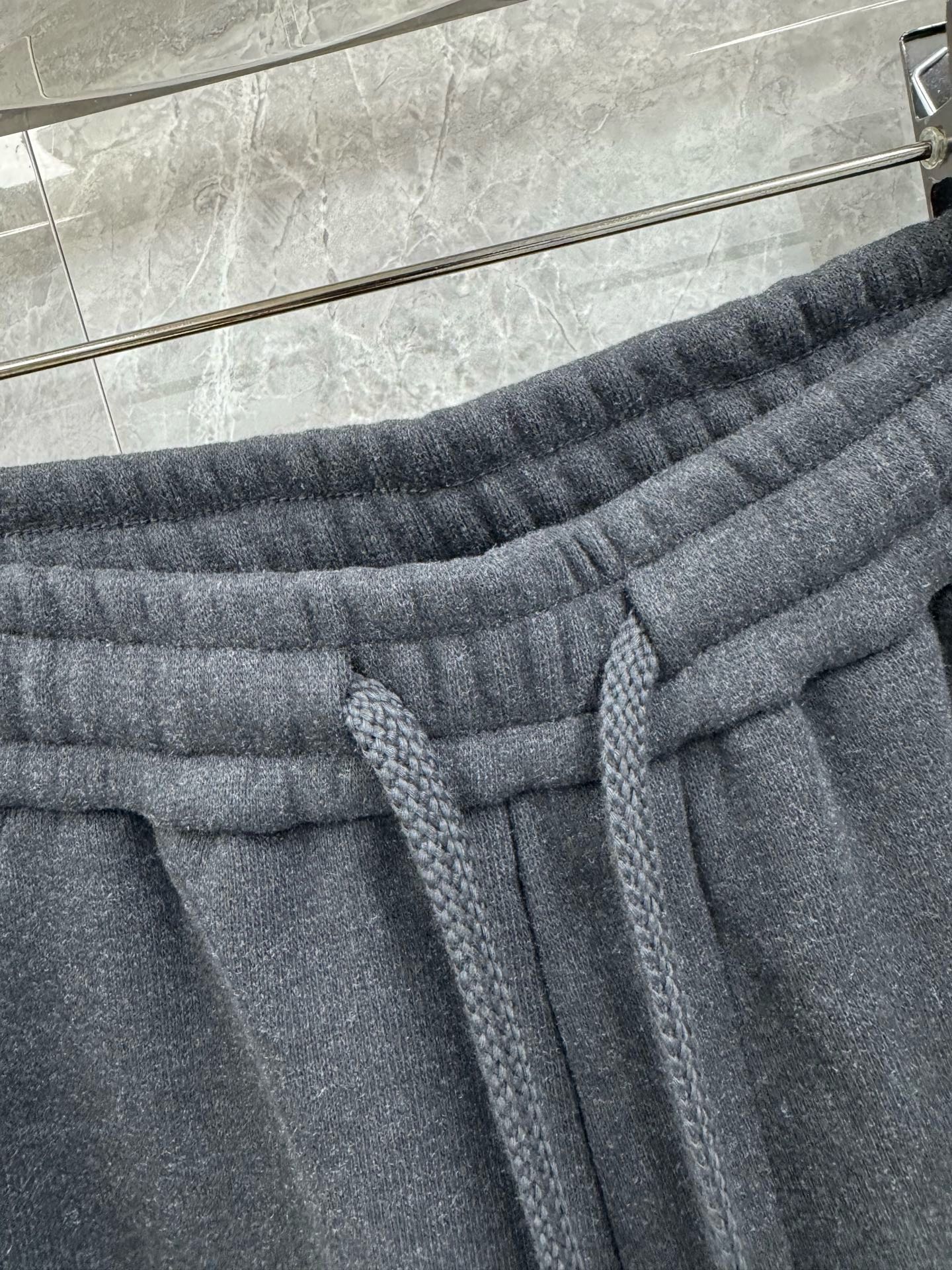 25秋冬新款lululemon露露乐檬皮革铭牌标签双面绒弯刀裤，男士都市百搭宽松加绒长裤。复古系列最新产