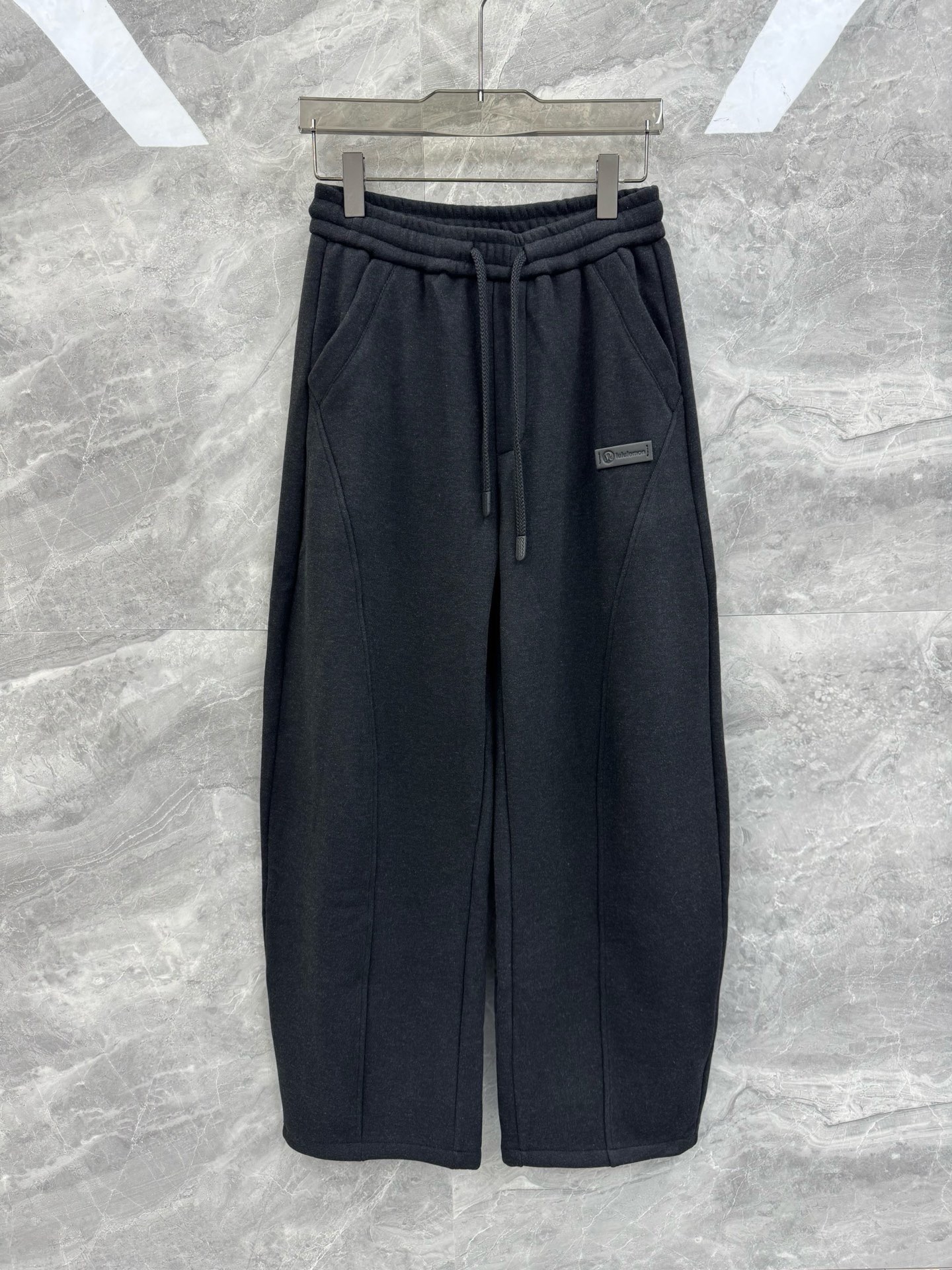 25秋冬新款lululemon露露乐檬皮革铭牌标签双面绒弯刀裤，男士都市百搭宽松加绒长裤。复古系列最新产