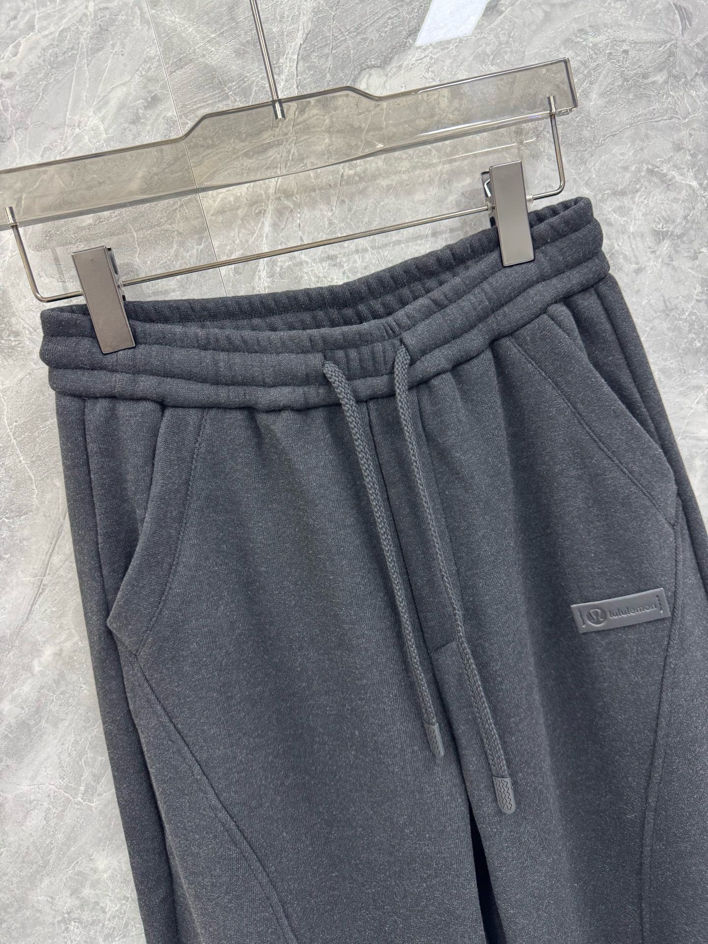 25秋冬新款lululemon露露乐檬皮革铭牌标签双面绒弯刀裤，男士都市百搭宽松加绒长裤。复古系列最新产