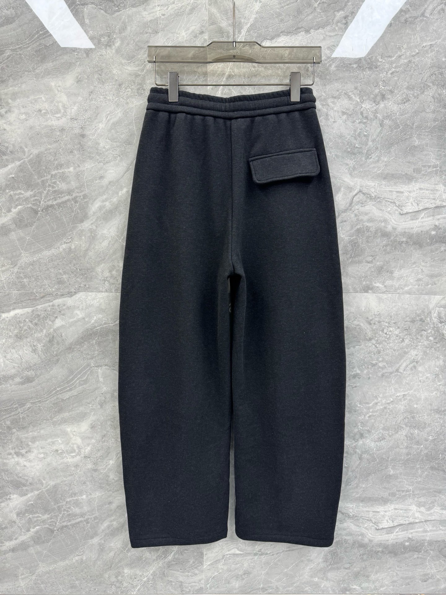 25秋冬新款lululemon露露乐檬皮革铭牌标签双面绒弯刀裤，男士都市百搭宽松加绒长裤。复古系列最新产