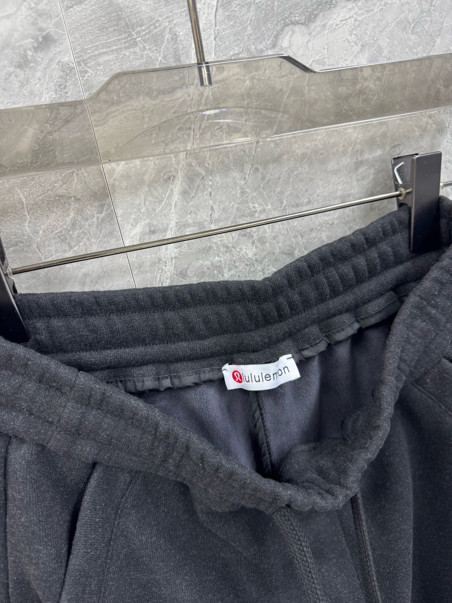 25秋冬新款lululemon露露乐檬皮革铭牌标签双面绒弯刀裤，男士都市百搭宽松加绒长裤。复古系列最新产