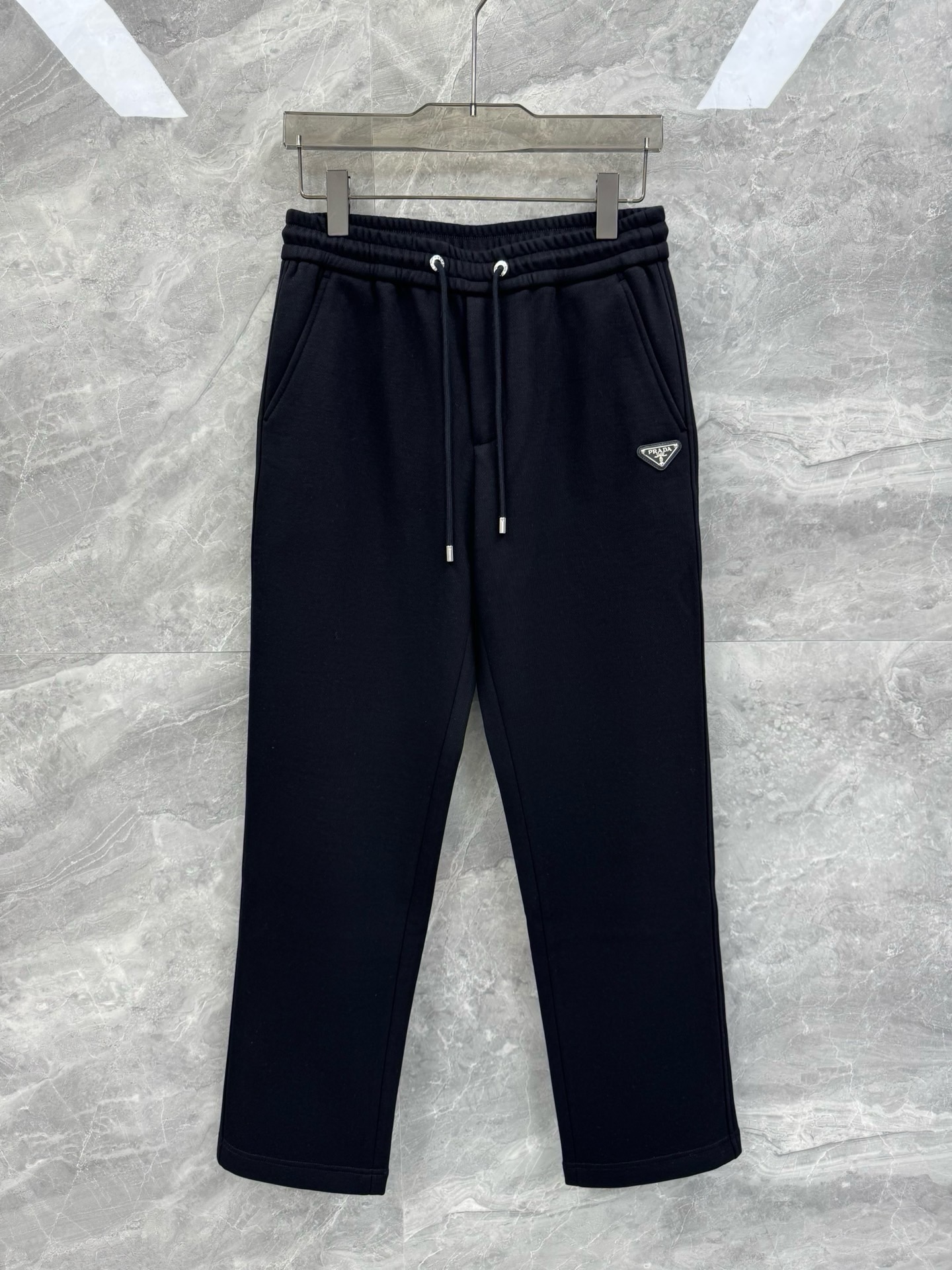 25秋冬新款P家经典三角徽标高规格加绒休闲裤，男士羽绒纱线蓄热百搭抽绳长裤。深圳港口私密订单，P家最新柜