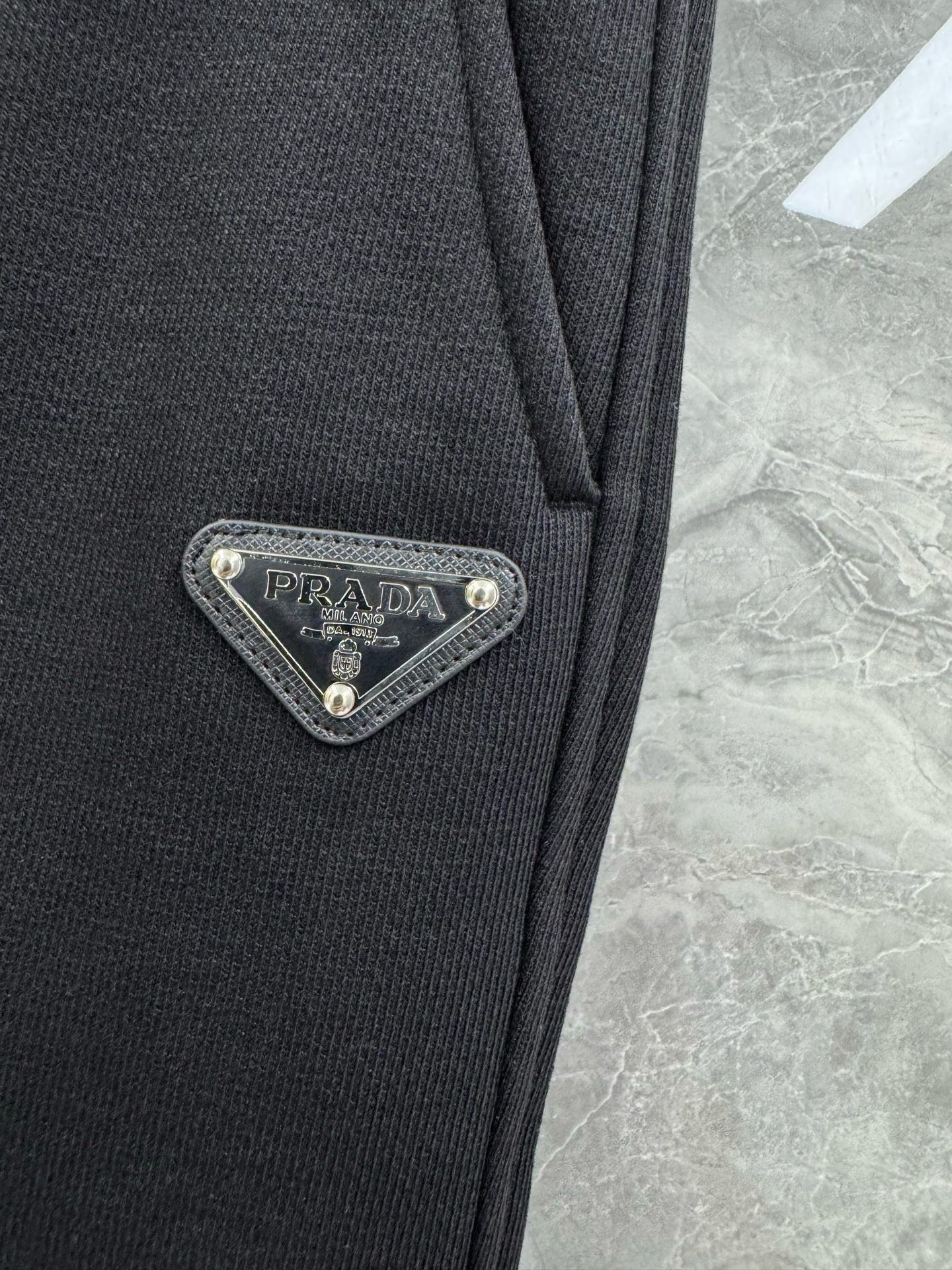 25秋冬新款P家经典三角徽标高规格加绒休闲裤，男士羽绒纱线蓄热百搭抽绳长裤。深圳港口私密订单，P家最新柜