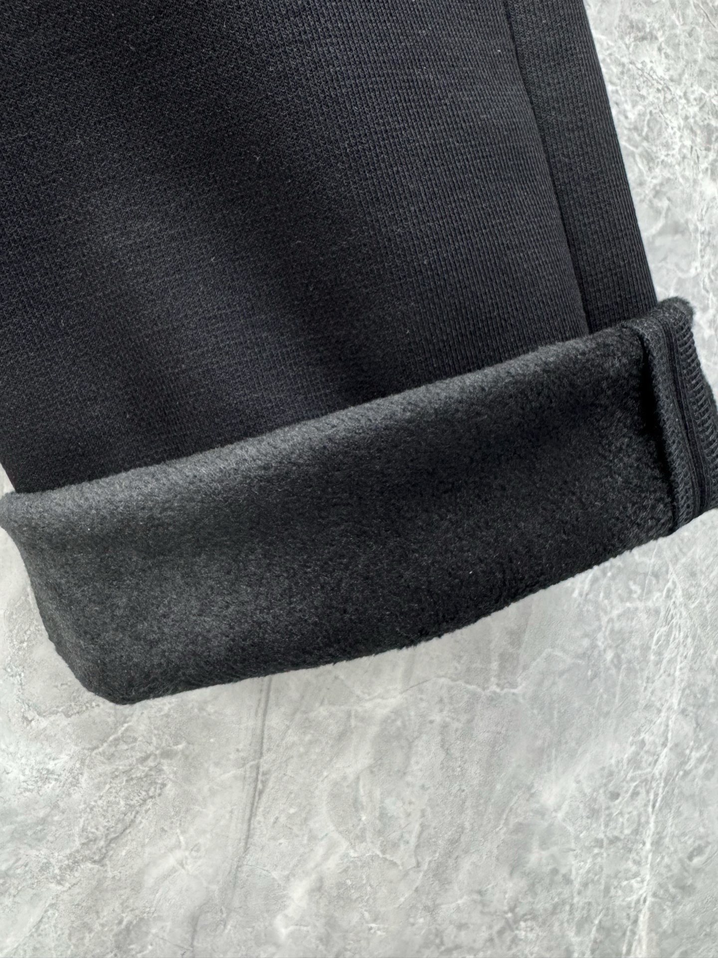 25秋冬新款P家经典三角徽标高规格加绒休闲裤，男士羽绒纱线蓄热百搭抽绳长裤。深圳港口私密订单，P家最新柜