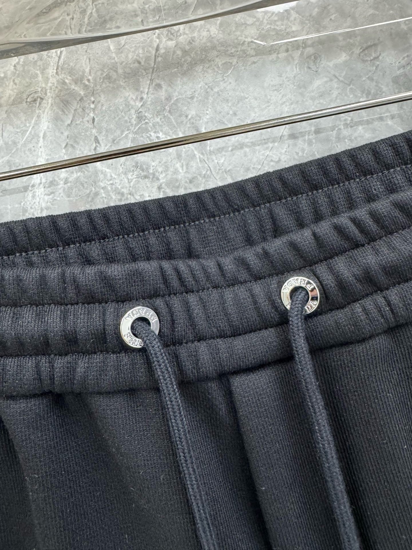 25秋冬新款P家经典三角徽标高规格加绒休闲裤，男士羽绒纱线蓄热百搭抽绳长裤。深圳港口私密订单，P家最新柜