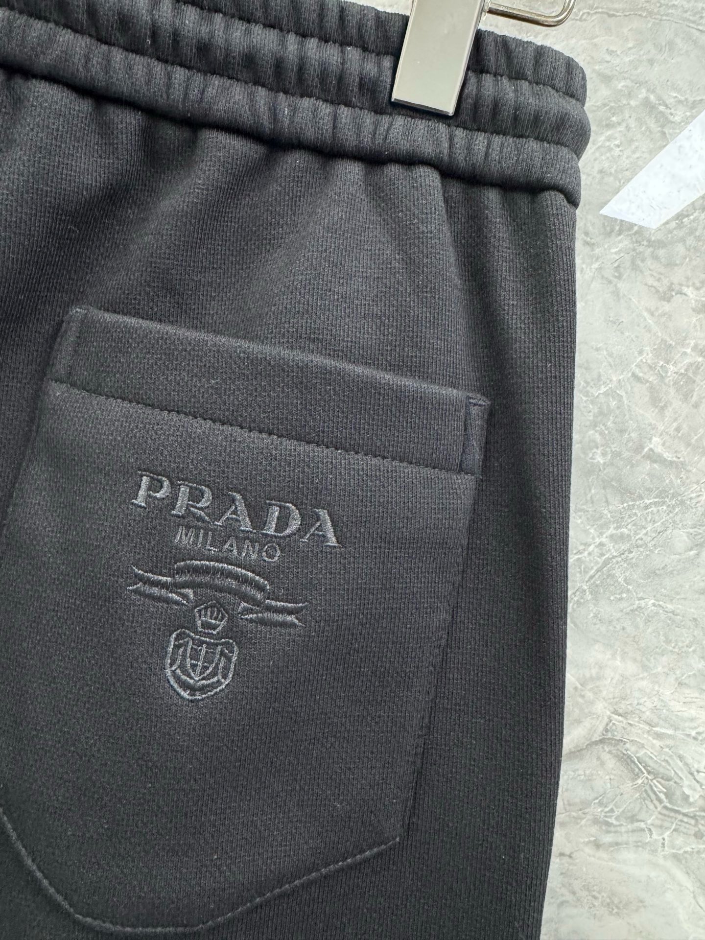 25秋冬新款P家经典三角徽标高规格加绒休闲裤，男士羽绒纱线蓄热百搭抽绳长裤。深圳港口私密订单，P家最新柜