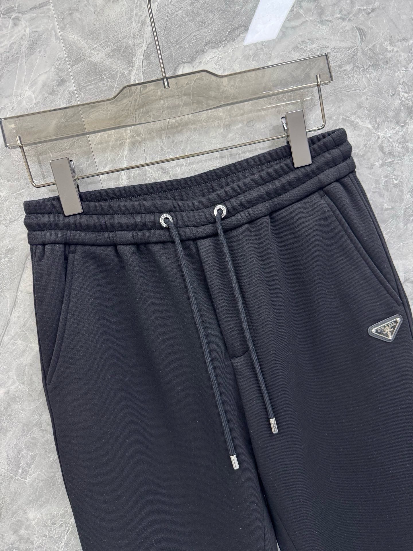 25秋冬新款P家经典三角徽标高规格加绒休闲裤，男士羽绒纱线蓄热百搭抽绳长裤。深圳港口私密订单，P家最新柜