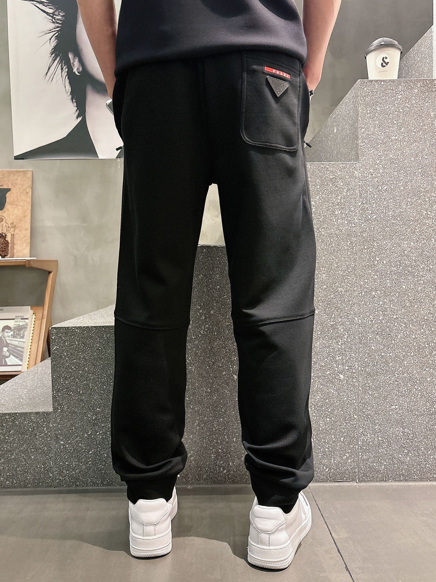 普家🔥🔥春夏新款无痕抗菌针织空气层面料休闲裤，男士红硅胶标识尼龙拼接抽绳长裤。杭城银泰的订单，P家本年度