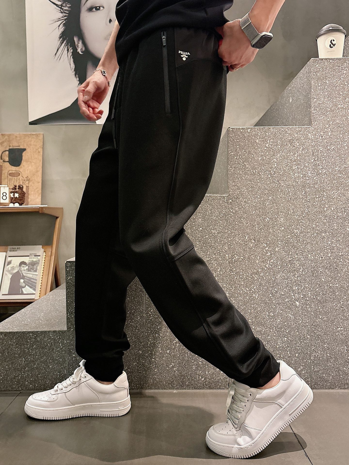 普家🔥🔥春夏新款无痕抗菌针织空气层面料休闲裤，男士红硅胶标识尼龙拼接抽绳长裤。杭城银泰的订单，P家本年度