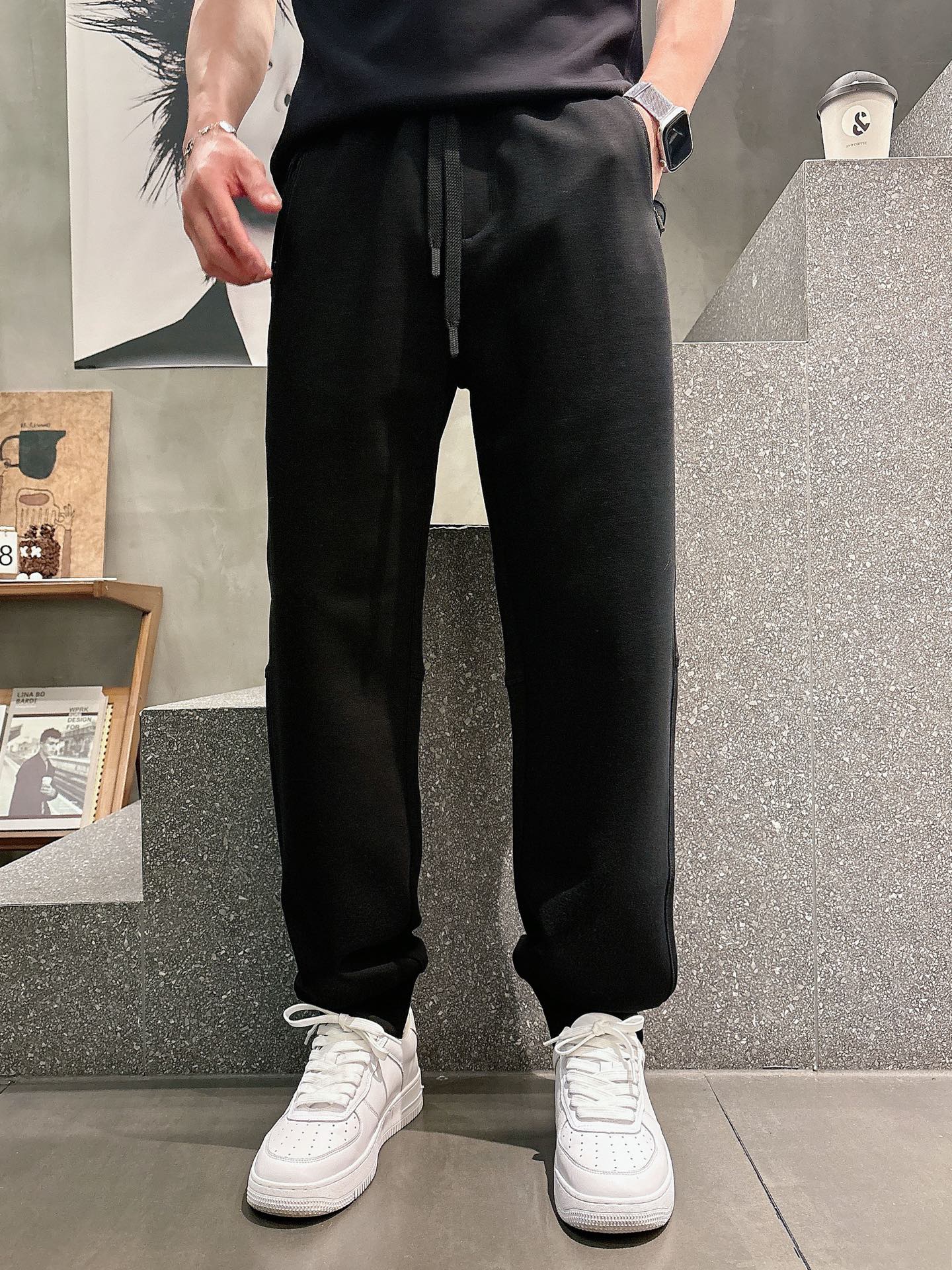 普家🔥🔥春夏新款无痕抗菌针织空气层面料休闲裤，男士红硅胶标识尼龙拼接抽绳长裤。杭城银泰的订单，P家本年度