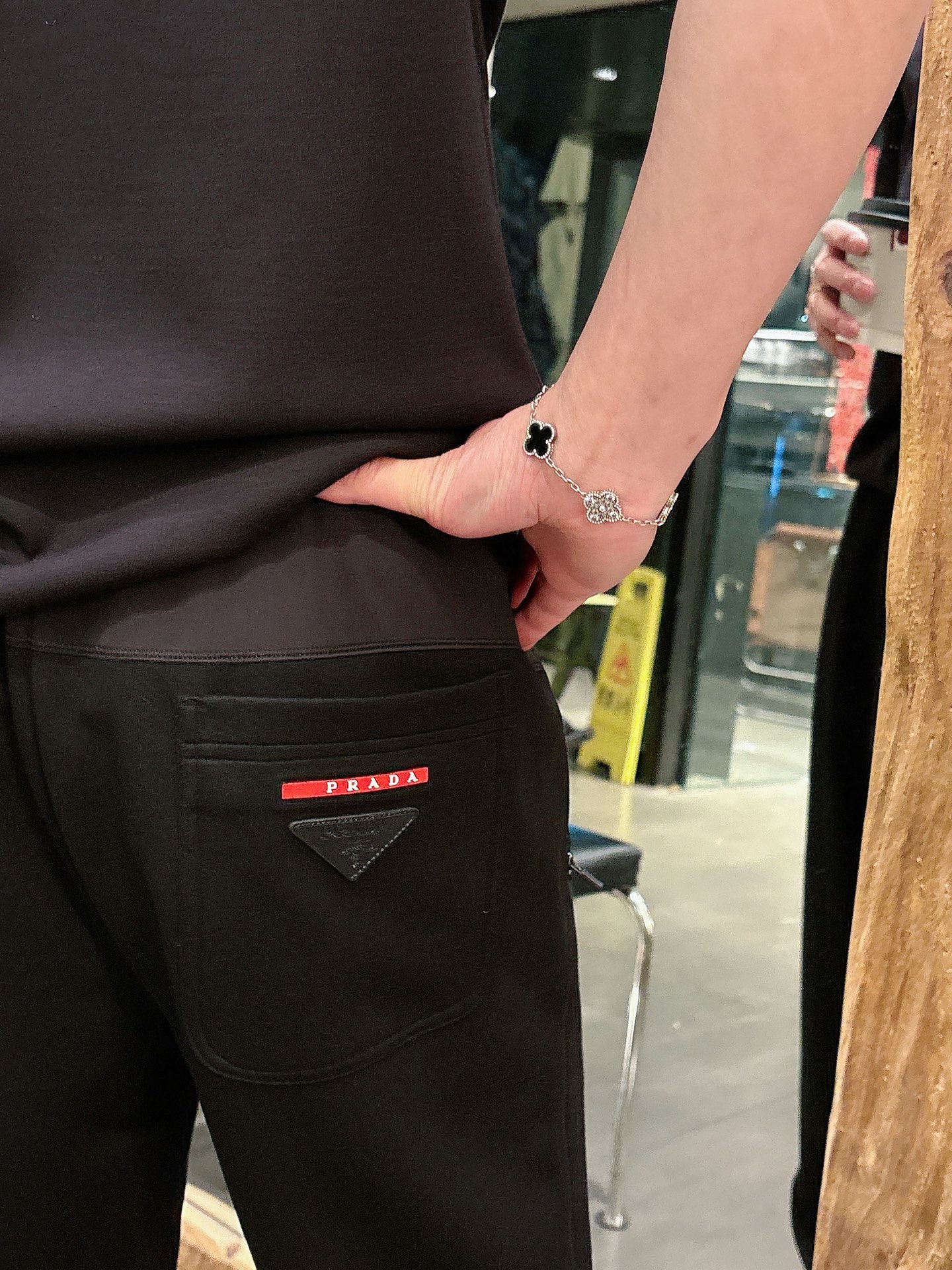 普家🔥🔥春夏新款无痕抗菌针织空气层面料休闲裤，男士红硅胶标识尼龙拼接抽绳长裤。杭城银泰的订单，P家本年度