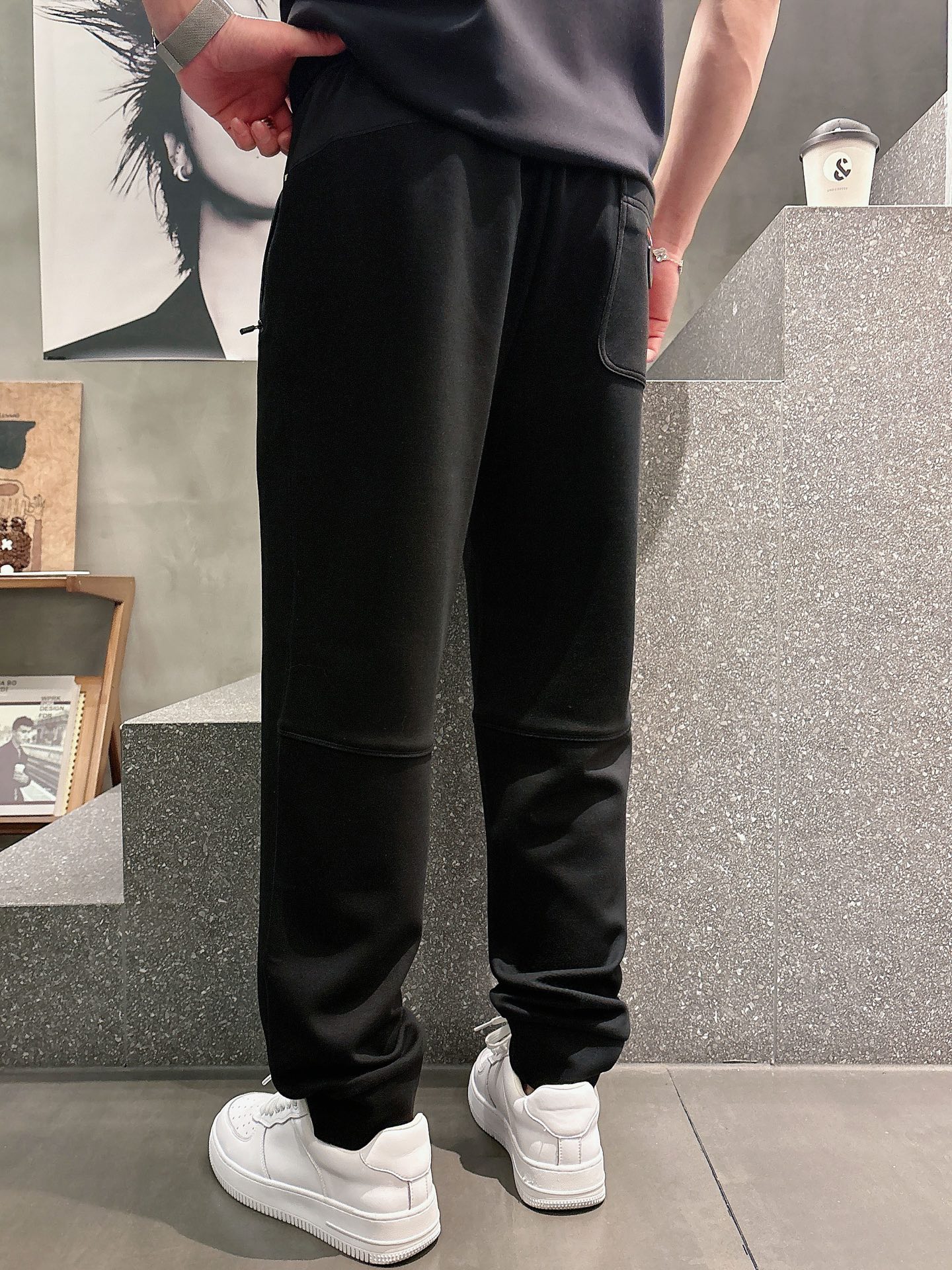 普家🔥🔥春夏新款无痕抗菌针织空气层面料休闲裤，男士红硅胶标识尼龙拼接抽绳长裤。杭城银泰的订单，P家本年度